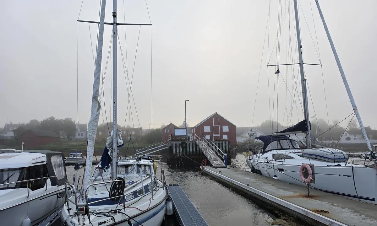 Risøyhamn: {"base": "en", "no": "noen f\u00e5 plasser for st\u00f8rre b\u00e5ter f\u00f8rste rad p\u00e5 utsiden eller langs flytebryggene p\u00e5 venstre side", "se": "n\u00e5gra platser f\u00f6r st\u00f6rre b\u00e5tar f\u00f6rsta raden fingrar eller l\u00e5ngsides vid de flytande pontonerna p\u00e5 v\u00e4nster sida", "en": "a few places for bigger boats first row fingers or alongside at the floating pontons left side", "da": "et par pladser til st\u00f8rre b\u00e5de f\u00f8rste r\u00e6kke fingerpontoner eller langside ved de flydende pontoner p\u00e5 venstre side", "fr": "quelques places pour les plus grands bateaux en premi\u00e8re rang\u00e9e sur les pontons flottants, c\u00f4t\u00e9 gauche", "de": "einige Pl\u00e4tze f\u00fcr gr\u00f6\u00dfere Boote in der ersten Reihe, Fingerstege oder l\u00e4ngsseits an den schwimmenden Pontons auf der linken Seite", "es": "unos pocos lugares para barcos m\u00e1s grandes primera fila de dedos o junto a los pontones flotantes del lado izquierdo", "it": "pochi posti per barche pi\u00f9 grandi nella prima fila tra le dita o lungo i pontoni galleggianti sul lato sinistro", "pt": "alguns lugares para barcos maiores na primeira fileira, dedos ou ao lado dos pont\u00f5es flutuantes do lado esquerdo", "nl": "enkele plaatsen voor grotere boten eerste rij vingers of langszij aan de drijvende pontons aan de linkerkant", "pl": "kilka miejsc dla wi\u0119kszych \u0142odzi pierwsze rz\u0119dy miejsc z palcami lub cumowanie r\u00f3wnoleg\u0142e przy p\u0142ywaj\u0105cych pomostach po lewej stronie", "uk": "\u043a\u0456\u043b\u044c\u043a\u0430 \u043c\u0456\u0441\u0446\u044c \u0434\u043b\u044f \u0431\u0456\u043b\u044c\u0448\u0438\u0445 \u0441\u0443\u0434\u0435\u043d \u043f\u0435\u0440\u0448\u0438\u0439 \u0440\u044f\u0434 \u043f\u0430\u043b\u044c\u0446\u0456\u0432 \u0430\u0431\u043e \u0431\u0456\u043b\u044f \u043f\u043b\u0430\u0432\u0443\u0447\u0438\u0445 \u043f\u043e\u043d\u0442\u043e\u043d\u0456\u0432 \u0437 \u043b\u0456\u0432\u043e\u0433\u043e \u0431\u043e\u043a\u0443", "ro": "c\u00e2teva locuri pentru b\u0103rci mai mari \u00een primul r\u00e2nd degete sau lateral l\u00e2ng\u0103 pontoanele plutitoare pe partea st\u00e2ng\u0103", "tr": "daha b\u00fcy\u00fck tekneler i\u00e7in birka\u00e7 yer, birinci s\u0131ra parmak iskeleleri veya y\u00fczen pontonlar\u0131n sol taraf\u0131 boyunca", "el": "\u03bc\u03b5\u03c1\u03b9\u03ba\u03ad\u03c2 \u03b8\u03ad\u03c3\u03b5\u03b9\u03c2 \u03b3\u03b9\u03b1 \u03bc\u03b5\u03b3\u03b1\u03bb\u03cd\u03c4\u03b5\u03c1\u03b1 \u03c3\u03ba\u03ac\u03c6\u03b7 \u03c3\u03c4\u03b7\u03bd \u03c0\u03c1\u03ce\u03c4\u03b7 \u03c3\u03b5\u03b9\u03c1\u03ac, \u03b4\u03ac\u03c7\u03c4\u03c5\u03bb\u03b1 \u03ae \u03c0\u03b1\u03c1\u03ac\u03bb\u03bb\u03b7\u03bb\u03b1 \u03c3\u03c4\u03b9\u03c2 \u03c0\u03bb\u03c9\u03c4\u03ad\u03c2 \u03b1\u03c0\u03bf\u03b2\u03ac\u03b8\u03c1\u03b5\u03c2 \u03c3\u03c4\u03b7\u03bd \u03b1\u03c1\u03b9\u03c3\u03c4\u03b5\u03c1\u03ae \u03c0\u03bb\u03b5\u03c5\u03c1\u03ac", "cs": "n\u011bkolik m\u00edst pro v\u011bt\u0161\u00ed lod\u011b v prvn\u00ed \u0159ad\u011b prst\u016f nebo pod\u00e9l plovouc\u00edch ponton\u016f na lev\u00e9 stran\u011b", "hu": "n\u00e9h\u00e1ny hely nagyobb haj\u00f3k sz\u00e1m\u00e1ra az els\u0151 sorban ujjkik\u00f6t\u0151kkel vagy p\u00e1rhuzamosan a lebeg\u0151 pontonok bal oldal\u00e1n", "fi": "joitakin paikkoja isommille veneille ensimm\u00e4isess\u00e4 riviss\u00e4 aisapaikat tai kylkikiinnitys kelluville ponttoneille vasemmalla puolella", "bg": "\u043d\u044f\u043a\u043e\u043b\u043a\u043e \u043c\u0435\u0441\u0442\u0430 \u0437\u0430 \u043f\u043e-\u0433\u043e\u043b\u0435\u043c\u0438 \u043b\u043e\u0434\u043a\u0438 \u043f\u044a\u0440\u0432\u0438\u044f\u0442 \u0440\u0435\u0434 \u043a\u0440\u0438\u043b\u0430 \u0438\u043b\u0438 \u0441\u0442\u0440\u0430\u043d\u0438\u0447\u043d\u043e \u0434\u043e \u043f\u043b\u0430\u0432\u0430\u0449\u0438\u0442\u0435 \u043f\u043e\u043d\u0442\u043e\u043d\u0438 \u043e\u0442 \u043b\u044f\u0432\u0430\u0442\u0430 \u0441\u0442\u0440\u0430\u043d\u0430", "sr": "nekoliko mesta za ve\u0107e \u010damce, prvi red pera ili uz bok plutaju\u0107im pontonima na levoj strani", "et": "m\u00f5ned kohad suurematele paatidele esimese rea s\u00f5rmed v\u00f5i k\u00f5rvuti ujuvpontoonide vasakul k\u00fcljel", "lv": "da\u017eas vietas liel\u0101k\u0101m laiv\u0101m pirmaj\u0101 rind\u0101 ar pirkstiem vai blakus peldo\u0161ajiem pontoniem kreisaj\u0101 pus\u0113", "lt": "kelios vietos didesniems laivams pirmos eil\u0117s \u0161akai arba prie pl\u016bduriuojan\u010di\u0173 ponton\u0173 kair\u0117je pus\u0117je"}