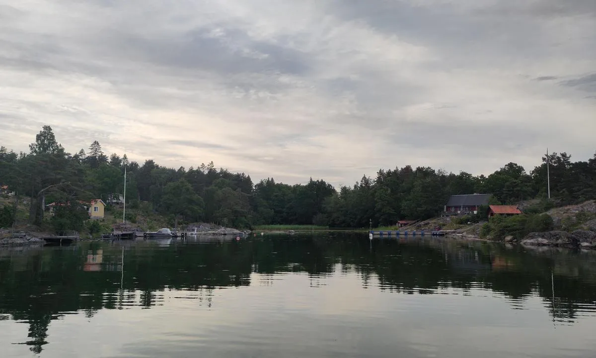 Risselö: {"base": "en", "no": "En smal bukt omgitt av hus og tr\u00e6r.", "se": "En smal vik omgiven av hus och tr\u00e4d.", "en": "A narrow bay surrounded by houses and trees.", "da": "En smal bugt omgivet af huse og tr\u00e6er.", "fr": "Une baie \u00e9troite entour\u00e9e de maisons et d'arbres.", "de": "Eine schmale Bucht, umgeben von H\u00e4usern und B\u00e4umen.", "es": "Una bah\u00eda estrecha rodeada de casas y \u00e1rboles.", "it": "Una stretta baia circondata da case e alberi.", "pt": "Uma ba\u00eda estreita cercada por casas e \u00e1rvores.", "nl": "Een smalle baai omringd door huizen en bomen.", "pl": "W\u0105ska zatoka otoczona domami i drzewami.", "uk": "\u0412\u0443\u0437\u044c\u043a\u0430 \u0431\u0443\u0445\u0442\u0430, \u043e\u0442\u043e\u0447\u0435\u043d\u0430 \u0431\u0443\u0434\u0438\u043d\u043a\u0430\u043c\u0438 \u0442\u0430 \u0434\u0435\u0440\u0435\u0432\u0430\u043c\u0438.", "ro": "Un golf \u00eengust \u00eenconjurat de case \u0219i copaci.", "tr": "Evler ve a\u011fa\u00e7larla \u00e7evrili dar bir koy.", "el": "\u0388\u03bd\u03b1\u03c2 \u03c3\u03c4\u03b5\u03bd\u03cc\u03c2 \u03ba\u03cc\u03bb\u03c0\u03bf\u03c2 \u03c0\u03b5\u03c1\u03b9\u03ba\u03c5\u03ba\u03bb\u03c9\u03bc\u03ad\u03bd\u03bf\u03c2 \u03b1\u03c0\u03cc \u03c3\u03c0\u03af\u03c4\u03b9\u03b1 \u03ba\u03b1\u03b9 \u03b4\u03ad\u03bd\u03c4\u03c1\u03b1.", "cs": "\u00dazk\u00e1 z\u00e1toka obklopen\u00e1 domy a stromy.", "hu": "Egy keskeny \u00f6b\u00f6l, amelyet h\u00e1zak \u00e9s f\u00e1k vesznek k\u00f6r\u00fcl.", "fi": "Kapea lahti, jota ymp\u00e4r\u00f6iv\u00e4t talot ja puut.", "bg": "\u0422\u044f\u0441\u0435\u043d \u0437\u0430\u043b\u0438\u0432, \u0437\u0430\u043e\u0431\u0438\u043a\u043e\u043b\u0435\u043d \u043e\u0442 \u043a\u044a\u0449\u0438 \u0438 \u0434\u044a\u0440\u0432\u0435\u0442\u0430.", "sr": "Uski zaliv okru\u017een ku\u0107ama i drve\u0107em.", "et": "Kitsas laht, mida \u00fcmbritsevad majad ja puud.", "lv": "\u0160aura l\u012bcis, ko ieskauj m\u0101jas un koki.", "lt": "Siaura \u012flanka, apsupta nam\u0173 ir med\u017ei\u0173."}