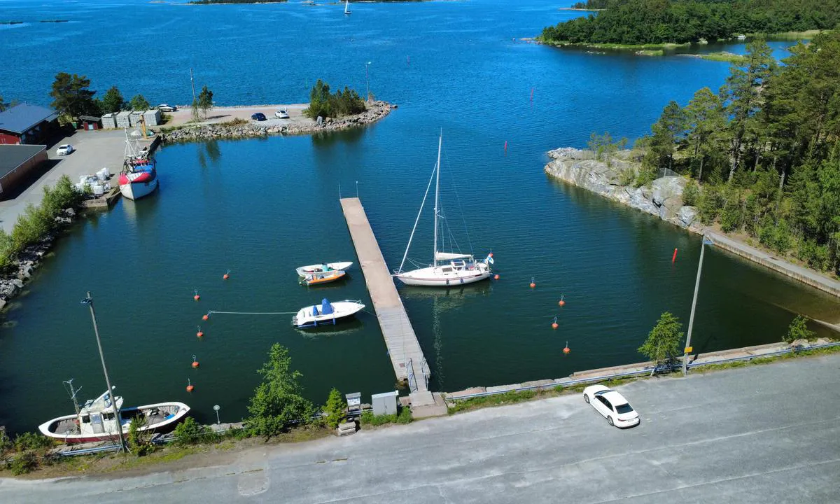 {"base": "fi", "no": "Ristikari fiskerihavn side- og b\u00f8yefort\u00f8yning", "se": "Ristikarins fiskehamn l\u00e5ngsides- och bojf\u00f6rt\u00f6jning", "en": "Ristikari fish harbour side-to and buoy mooring", "da": "Ristikarin fiskerihavn side og b\u00f8je fort\u00f8jning", "fr": "Port de p\u00eache de Ristikari : amarrage bord \u00e0 quai et sur bou\u00e9e", "de": "Ristikari Fischereihafen Seiten- und Bojenanleger", "es": "Puerto pesquero de Ristikari, amarre de costado y boya", "it": "Il porto peschereccio di Ristikari ormeggio laterale e di prua con gavitello", "pt": "Porto de pesca de Ristikari atraca\u00e7\u00e3o lateral e amarra\u00e7\u00e3o com poita", "nl": "Ristikarin vissershaven zijligplaats en boeiborging", "pl": "<p>Port rybacki Ristikarin: cumowanie burtowe i przy boi</p>", "uk": "\u0420\u0438\u0431\u043d\u0438\u0439 \u043f\u043e\u0440\u0442 \u0420\u0438\u0441\u0442\u0438\u043a\u0430\u0440\u0456: \u0431\u0456\u0447\u043d\u0435 \u0442\u0430 \u0448\u0432\u0430\u0440\u0442\u0443\u0432\u0430\u043d\u043d\u044f \u0434\u043e \u0431\u0443\u0439\u043a\u0430", "ro": "Portul de pescuit Ristikari fixare lateral\u0103 \u0219i boye", "tr": "Ristikarin bal\u0131k\u00e7\u0131 liman\u0131 yan tarafa ve \u015famand\u0131ra ba\u011flanma", "el": "\u0391\u03bb\u03b9\u03b5\u03c5\u03c4\u03b9\u03ba\u03cc \u03bb\u03b9\u03bc\u03ac\u03bd\u03b9 Ristikarin \u03c0\u03bb\u03b5\u03c5\u03c1\u03b9\u03ba\u03ae \u03ba\u03b1\u03b9 \u03b1\u03c3\u03c6\u03b1\u03bb\u03ae\u03c2 \u03c0\u03c1\u03bf\u03c3\u03b4\u03ad\u03c3\u03b7 \u03c3\u03c4\u03bf \u03c0\u03bb\u03c9\u03c4\u03ae\u03c1\u03b1", "cs": "P\u0159\u00edstav Ristikari - bo\u010dn\u00ed kotven\u00ed a kotven\u00ed za b\u00f3ji", "hu": "Ristikarin hal\u00e1szkik\u00f6t\u0151 m\u00f3l\u00f3 \u00e9s b\u00f3j\u00e1khoz val\u00f3 kik\u00f6t\u00e9s", "fi": "Ristikarin kalasatama kylki ja poijukiinnitys", "bg": "\u041f\u0440\u0438\u0441\u0442\u0430\u043d\u0438\u0449\u0435\u0442\u043e \u0437\u0430 \u0440\u0438\u0431\u043e\u043b\u043e\u0432 \u0432 \u0420\u0438\u0441\u0442\u0438\u043a\u0430\u0440\u0438: \u0430\u043a\u043e\u0441\u0442\u0438\u0440\u0430\u043d\u0435 \u043e\u0442\u0441\u0442\u0440\u0430\u043d\u0438 \u0438 \u0448\u0432\u0430\u0440\u0442\u043e\u0432\u0430\u043d\u0435 \u0437\u0430 \u0448\u0430\u043c\u0430\u043d\u0434\u0443\u0440\u0430", "sr": "\u0420\u0438\u0441\u0442\u0438\u043a\u0430\u0440\u0438\u043d\u043e\u0432 \u0440\u0438\u0431\u0430\u0440\u0441\u043a\u0438 \u043b\u0443\u0447 \u043f\u0440\u0438\u0458\u0435\u043c \u0441\u0430 \u0441\u0442\u0440\u0430\u043d\u0435 \u0438 \u0432\u0435\u0437\u0438\u0432\u0430\u045a\u0435 \u0437\u0430 \u0447\u0435\u043a\u0438\u045b", "et": "Ristikari kalasadam, k\u00fclg ja poi kinnitus", "lv": "Ristikari zvejas osta piest\u0101tne un boj\u013cu stiprin\u0101jums", "lt": "Ristikaro \u017evejybos uostas \u0161oninis ir pl\u016bdurinis priri\u0161imas"}