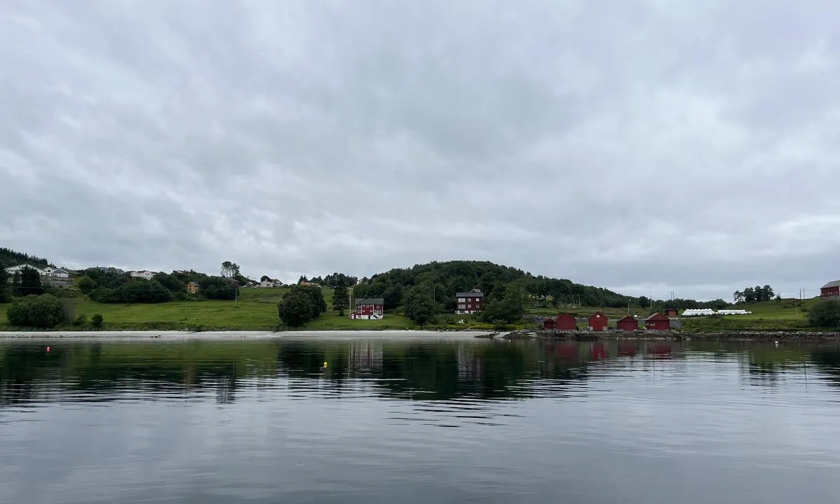 Røsandbukta: {"base": "no", "no": "Stor og \u00e5pen bukt. Betongverk p\u00e5 s\u00f8rsiden, men greie maritime forhold. Litt d\u00f8nning som n\u00e5r inn med forbipasserende b\u00e5ter. Grei holdebunn. Ankret i ca. 10m dybde, sandbunn", "se": "Stor och \u00f6ppen bukt. Betongverk p\u00e5 s\u00f6dra sidan, men bra marina f\u00f6rh\u00e5llanden. Lite dyning som n\u00e5r in med f\u00f6rbipasserande b\u00e5tar. Bra ankarbotten. Ankrad p\u00e5 ca. 10m djup, sandbotten.", "en": "Large and open bay. Concrete plant on the south side, but decent maritime conditions. Some swell caused by passing boats. Decent holding ground. Anchored in approximately 10m depth, sandy bottom.", "da": "Stor og \u00e5ben bugt. Betonv\u00e6rk p\u00e5 sydsiden, men udm\u00e6rkede maritime forhold. Lidt d\u00f8nninger der n\u00e5r ind med forbipasserende b\u00e5de. God ankerbund. Ankret p\u00e5 ca. 10m dybde, sandbund", "fr": "Grande baie ouverte. Travaux en b\u00e9ton sur le c\u00f4t\u00e9 sud, mais conditions maritimes acceptables. Un peu de houle caus\u00e9e par les bateaux qui passent. Bonne tenue de fond. Ancr\u00e9 \u00e0 environ 10 m de profondeur, fond sablonneux.", "de": "Gro\u00dfe und offene Bucht. Betonwerk auf der S\u00fcdseite, aber akzeptable maritime Bedingungen. Einige D\u00fcnung durch vorbeifahrende Boote. Guter Ankergrund. Geankert in ca. 10m Tiefe, Sandgrund.", "es": "Gran y amplia bah\u00eda. F\u00e1brica de hormig\u00f3n en el lado sur, pero condiciones mar\u00edtimas decentes. Un poco de oleaje que llega con los barcos que pasan. Buen fondo de agarre. Anclado a unos 10m de profundidad, fondo de arena.", "it": "Grande e aperta baia. Fabbrica di cemento sul lato sud, ma buone condizioni marittime. Un po' di ondulazione causata dalle barche di passaggio. Buon fondo di tenuta. Ancoraggio a circa 10m di profondit\u00e0, fondale sabbioso.", "pt": "Grande e aberta ba\u00eda. Fabrica\u00e7\u00e3o de concreto no lado sul, mas condi\u00e7\u00f5es mar\u00edtimas razo\u00e1veis. Um pouco de ondula\u00e7\u00e3o causada por barcos de passagem. Fundo razo\u00e1vel para ancoragem. Ancorado em aprox. 10m de profundidade, fundo de areia", "nl": "Grote en open baai. Betonfabriek aan de zuidkant, maar goede maritieme omstandigheden. Enige deining door voorbijvarende boten. Goede ankergrond. Geankerd op een diepte van ongeveer 10 meter, zandbodem.", "pl": "Du\u017ca i otwarta zatoka. Fabryka betonu po po\u0142udniowej stronie, ale przyzwoite warunki morskie. Nieco falowanie przy przep\u0142ywaj\u0105cych statkach. Dobre dno kotwicowe. Zacumowane na ok. 10 m g\u0142\u0119boko\u015bci, piaszczyste dno.", "uk": "\u0412\u0435\u043b\u0438\u043a\u0430 \u0439 \u0432\u0456\u0434\u043a\u0440\u0438\u0442\u0430 \u0437\u0430\u0442\u043e\u043a\u0430. \u0417 \u0431\u0435\u0442\u043e\u043d\u043d\u0438\u043c \u0437\u0430\u0432\u043e\u0434\u043e\u043c \u043d\u0430 \u043f\u0456\u0432\u0434\u0435\u043d\u043d\u0456\u0439 \u0441\u0442\u043e\u0440\u043e\u043d\u0456, \u0430\u043b\u0435 \u0433\u0430\u0440\u043d\u0456 \u043c\u043e\u0440\u0441\u044c\u043a\u0456 \u0443\u043c\u043e\u0432\u0438. \u041d\u0435\u0432\u0435\u043b\u0438\u043a\u0456 \u0445\u0432\u0438\u043b\u0456 \u043d\u0430\u0434\u0445\u043e\u0434\u044f\u0442\u044c \u0432\u0456\u0434 \u043f\u0440\u043e\u043f\u043b\u0438\u0432\u0430\u044e\u0447\u0438\u0445 \u0447\u043e\u0432\u043d\u0456\u0432. \u0414\u043e\u0431\u0440\u0435 \u0434\u0435\u0440\u0436\u0438\u0442\u044c\u0441\u044f \u0434\u043d\u043e. \u041a\u0438\u043d\u0443\u0442\u043e \u044f\u043a\u0456\u0440 \u043d\u0430 \u0433\u043b\u0438\u0431\u0438\u043d\u0456 \u043f\u0440\u0438\u0431\u043b\u0438\u0437\u043d\u043e 10 \u043c\u0435\u0442\u0440\u0456\u0432, \u043f\u0456\u0449\u0430\u043d\u0435 \u0434\u043d\u043e.", "ro": "Golf mare \u0219i deschis. Betonier\u0103 pe partea de sud, dar condi\u021bii maritime acceptabile. Unele valuri din trecerea b\u0103rcilor. Fund bun pentru ancorare. Ancorat la aproximativ 10m ad\u00e2ncime, fund nisipos.", "tr": "B\u00fcy\u00fck ve a\u00e7\u0131k bir koy. G\u00fcney taraf\u0131nda beton fabrikas\u0131 var, ancak denizcilik ko\u015fullar\u0131 uygun. Ge\u00e7en teknelerin olu\u015fturdu\u011fu biraz dalga var. \u0130yi tutu\u015f sa\u011flayan zemin. Yakla\u015f\u0131k 10 metre derinlikte demir att\u0131k, kum taban\u0131.", "el": "\u039c\u03b5\u03b3\u03ac\u03bb\u03bf\u03c2 \u03ba\u03b1\u03b9 \u03b1\u03bd\u03bf\u03b9\u03c7\u03c4\u03cc\u03c2 \u03ba\u03cc\u03bb\u03c0\u03bf\u03c2. \u039c\u03c0\u03b5\u03c4\u03cc\u03bd \u03c3\u03c4\u03b7\u03bd \u03bd\u03cc\u03c4\u03b9\u03b1 \u03c0\u03bb\u03b5\u03c5\u03c1\u03ac, \u03b1\u03bb\u03bb\u03ac \u03ba\u03b1\u03bb\u03bf\u03af \u03b8\u03b1\u03bb\u03ac\u03c3\u03c3\u03b9\u03bf\u03b9 \u03cc\u03c1\u03bf\u03b9. \u039a\u03ac\u03c0\u03bf\u03b9\u03b1 \u03ba\u03cd\u03bc\u03b1\u03c4\u03b1 \u03b1\u03c0\u03cc \u03b4\u03b9\u03b5\u03c1\u03c7\u03cc\u03bc\u03b5\u03bd\u03b1 \u03c3\u03ba\u03ac\u03c6\u03b7. \u039a\u03b1\u03bb\u03ae \u03b1\u03b3\u03ba\u03c5\u03c1\u03bf\u03b2\u03cc\u03bb\u03b9\u03b1. \u0391\u03b3\u03ba\u03c5\u03c1\u03bf\u03b2\u03bf\u03bb\u03b7\u03bc\u03ad\u03bd\u03bf \u03c3\u03b5 \u03b2\u03ac\u03b8\u03bf\u03c2 \u03c0\u03b5\u03c1\u03af\u03c0\u03bf\u03c5 10\u03bc, \u03b1\u03bc\u03bc\u03ce\u03b4\u03b7\u03c2 \u03b2\u03c5\u03b8\u03cc\u03c2.", "cs": "Velk\u00fd a otev\u0159en\u00fd z\u00e1liv. Beton\u00e1rna na ji\u017en\u00ed stran\u011b, ale p\u0159\u00edzniv\u00e9 n\u00e1mo\u0159n\u00ed podm\u00ednky. Trochu houp\u00e1n\u00ed zp\u016fsobovan\u00e9 proplouvaj\u00edc\u00edmi lod\u011bmi. Dobr\u00e9 kotvi\u0161t\u011b. Zakotveno v hloubce cca 10 m, p\u00eds\u010dit\u00e9 dno.", "hu": "Nagy \u00e9s nyitott \u00f6b\u00f6l. Beton\u00fczem a d\u00e9li oldalon, de rendben vannak a tengeri k\u00f6r\u00fclm\u00e9nyek. Kis hull\u00e1mz\u00e1s, amely el\u00e9ri az elhalad\u00f3 haj\u00f3kat. J\u00f3l tart\u00f3 tengerfen\u00e9k. K\u00f6r\u00fclbel\u00fcl 10 m m\u00e9lys\u00e9gben horgonyozva, homokfen\u00e9k.", "fi": "Suuri ja avoin lahti. Betonitehdas etel\u00e4puolella, mutta hyv\u00e4t merelliset olosuhteet. V\u00e4h\u00e4n mainingeista, joita ohikulkevat veneet aiheuttavat. Hyv\u00e4 pid\u00e4tyspohja. Ankkuroitu noin 10 m syvyyteen, hiekkapohja", "bg": "\u0413\u043e\u043b\u044f\u043c \u0438 \u043e\u0442\u0432\u043e\u0440\u0435\u043d \u0437\u0430\u043b\u0438\u0432. \u0411\u0435\u0442\u043e\u043d\u0435\u043d \u0437\u0430\u0432\u043e\u0434 \u043e\u0442 \u044e\u0436\u043d\u0430\u0442\u0430 \u0441\u0442\u0440\u0430\u043d\u0430, \u043d\u043e \u0443\u0434\u043e\u0431\u043d\u0438 \u043c\u043e\u0440\u0441\u043a\u0438 \u0443\u0441\u043b\u043e\u0432\u0438\u044f. \u041d\u044f\u043a\u043e\u0438 \u0432\u044a\u043b\u043d\u0438 \u043e\u0442 \u043f\u0440\u0435\u043c\u0438\u043d\u0430\u0432\u0430\u0449\u0438 \u043b\u043e\u0434\u043a\u0438. \u041f\u043e\u0434\u0445\u043e\u0434\u044f\u0449\u043e \u0434\u044a\u043d\u043e \u0437\u0430 \u043a\u043e\u0442\u0432\u0435\u043d\u0435. \u0417\u0430\u043a\u043e\u0442\u0432\u0435\u043d \u043d\u0430 \u043e\u043a\u043e\u043b\u043e 10 \u043c\u0435\u0442\u0440\u0430 \u0434\u044a\u043b\u0431\u043e\u0447\u0438\u043d\u0430, \u043f\u044f\u0441\u044a\u0447\u043d\u043e \u0434\u044a\u043d\u043e", "sr": "Veliki i otvoreni zaliv. Betonara na ju\u017enoj strani, ali prihvatljivi pomorski uslovi. Malo talasanja koje sti\u017ee sa prolaze\u0107im brodovima. Prihvatljivo dno za sidrenje. Usidrili smo se na oko 10m dubine, pe\u0161\u010dano dno.", "et": "Suur ja avatud laht. L\u00f5unak\u00fcljel on betoonitehas, kuid head meres\u00f5idu tingimused. M\u00f6\u00f6duvate laevade t\u00f5ttu on veidi lainetust. Hea ankrualune. Ankurdasime umbes 10m s\u00fcgavusele, liivap\u00f5hi.", "lv": "Liela un atv\u0113rta l\u012b\u010da. Dienvidu pus\u0113 ir betona r\u016bpn\u012bca, ta\u010du j\u016bras apst\u0101k\u013ci ir pie\u0146emami. Ir neliels vilnis no gar\u0101mbrauco\u0161\u0101m laiv\u0101m. Labi noturama grunts. Enkurots apm\u0113ram 10m dzi\u013cum\u0101, smil\u0161u grunts.", "lt": "Didel\u0117 ir atvira \u012flanka. Betono gamykla piet\u0173 pus\u0117je, ta\u010diau j\u016brin\u0117s s\u0105lygos tinkamos. Nedideli bangavimai atvykstant praplaukiantiems laivams. Tinkama inkaraviete. Inkaravom\u0117s apie 10m gylio, sm\u0117l\u0117to dugno."}