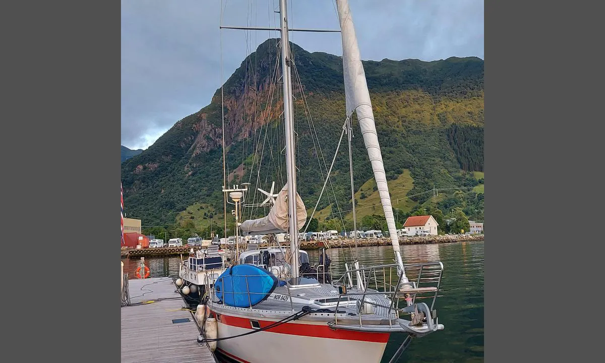 Rosendal Hamn: Flotte topper like i nærheten, her er Malmangernuten i bak-frunnen, og bobil-campen på andre siden av sentrum.