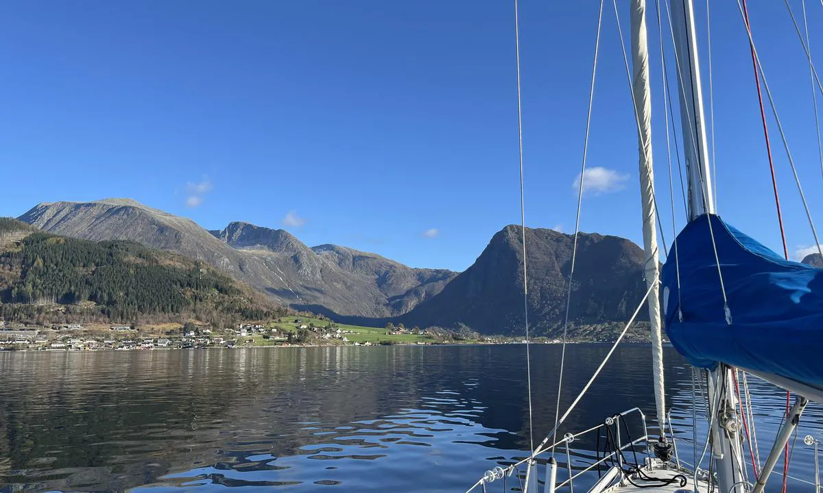 {"base": "en", "no": "Seiler inn til Rosendal.", "se": "P\u00e5 v\u00e4g in till Rosendal.", "en": "Heading into Rosendal.", "da": "P\u00e5 vej ind til Rosendal.", "fr": "Se diriger vers Rosendal.", "de": "Auf dem Weg nach Rosendal.", "es": "Dirigi\u00e9ndose hacia Rosendal.", "it": "Entrando in Rosendal.", "pt": "Entrando em Rosendal.", "nl": "Op weg naar Rosendal.", "pl": "Wp\u0142ywaj\u0105c do Rosendal.", "uk": "\u041f\u0440\u044f\u043c\u0443\u0454\u043c\u043e \u0434\u043e \u0420\u043e\u0437\u0435\u043d\u0434\u0430\u043b\u0430.", "ro": "\u00cendrept\u00e2ndu-se spre Rosendal.", "tr": "<p>Rosendal'e Giri\u015f</p>", "el": "<!-- \u039a\u03b1\u03c4\u03b5\u03cd\u03b8\u03c5\u03bd\u03c3\u03b7 \u03c0\u03c1\u03bf\u03c2 \u03c4\u03bf \u03a1\u03bf\u03c3\u03b5\u03bd\u03c4\u03ac\u03bb. -->", "cs": "Plavba do Rosendalu.", "hu": "Be\u00e9rkez\u00e9s Rosendalba.", "fi": "Saapuminen Rosendaliin.", "bg": "\u041a\u0443\u0440\u0441 \u043a\u044a\u043c \u0420\u043e\u0441\u0435\u043d\u0434\u0430\u043b.", "sr": "Uplovljavanje u Rosendal.", "et": "S\u00f5it Rosendali suunas.", "lv": "Dodoties uz Rosend\u0101lu.", "lt": "Plaukiant \u012f Rosendal\u012f."}