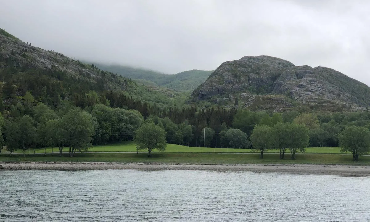 Rossvika: Innerst i bukta er det en strand (litt grov stein) og en fint kulturlandskap.