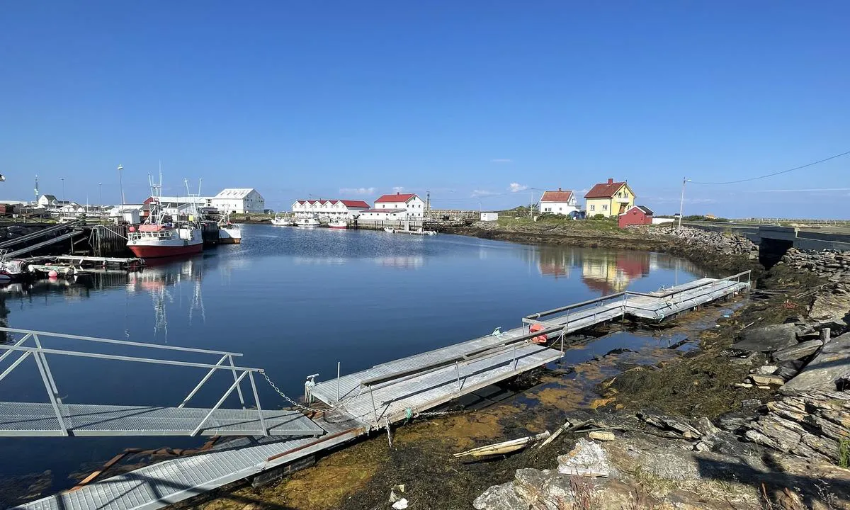 Utrøst gjestehavn: Brygga er dypest på enden mot brua