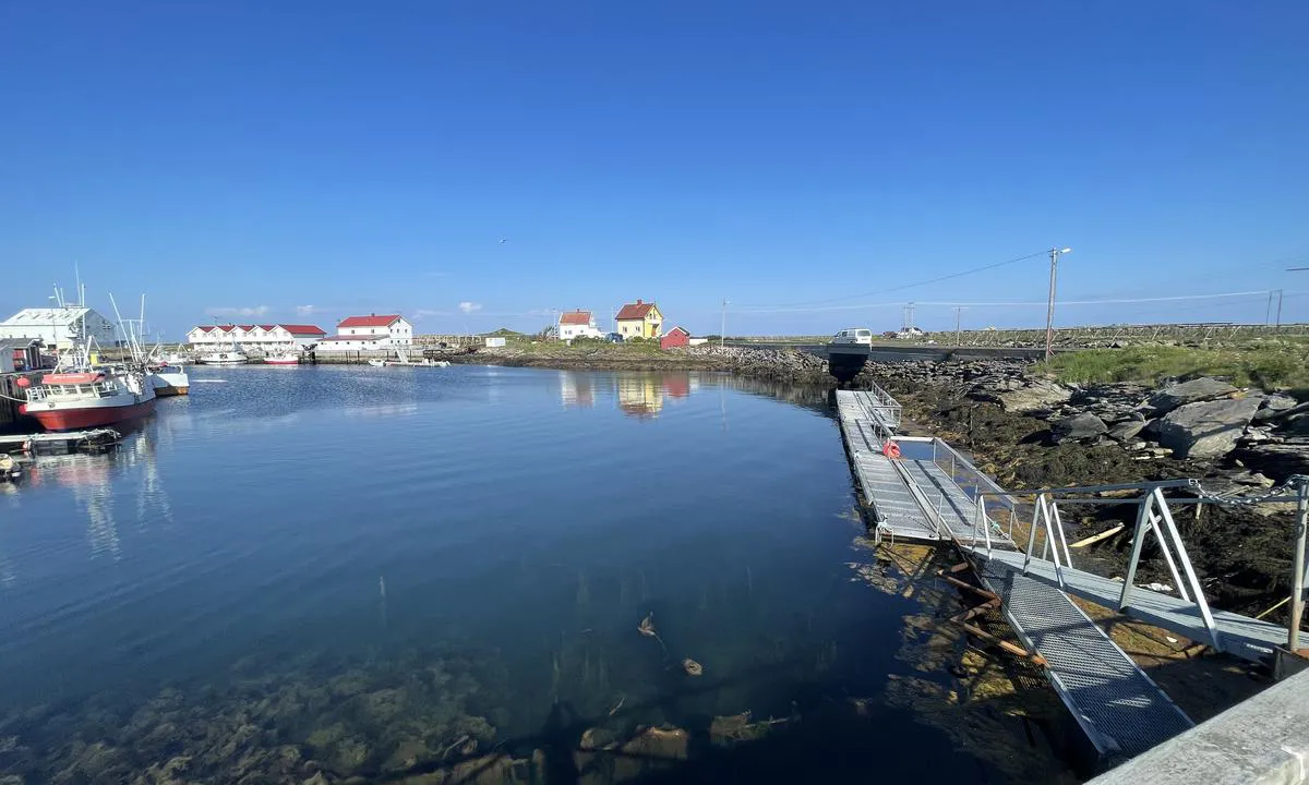 Utrøst gjestehavn: Brygga ligger helt innerst i havna og er godt beskyttet. Nær veien så passerende kjøretøy høres godt.