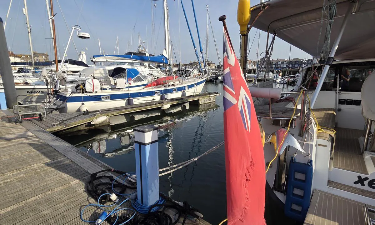 Royal Norfolk and Suffolk Yacht Club: {"base": "no", "no": "Lowestoft hyggelig liten by som er p\u00e5 det \u00f8stligste punkt i England.\r\nMarinaen var ogs\u00e5 trivelig, med hyggelige folk.\r\nDet er visst f\u00e5 som drar denne veien. De fleste drar sydover.", "se": "Lowestoft trevlig liten stad som ligger p\u00e5 den \u00f6stligaste punkten i England. <br>Marinan var ocks\u00e5 trivsam, med trevliga m\u00e4nniskor. <br>Det \u00e4r visst f\u00e5 som \u00e5ker den h\u00e4r v\u00e4gen. De flesta \u00e5ker s\u00f6derut.", "en": "Lowestoft, a cozy little town at the easternmost point in England. The marina was also pleasant, with friendly people. It seems that few sail this way. Most head south.", "da": "Lowestoft hyggelig lille by som ligger ved det \u00f8stligste punkt i England. Marinaen var ogs\u00e5 hyggelig, med venlige folk. Der er visst f\u00e5, som tager denne vej. De fleste sejler sydp\u00e5.", "fr": "Lowestoft, charmante petite ville situ\u00e9e au point le plus \u00e0 l'est de l'Angleterre. <br> La marina \u00e9tait \u00e9galement agr\u00e9able, avec des gens sympathiques. <br> Il semble que peu de gens prennent cette route. La plupart se dirigent vers le sud.", "de": "Lowestoft ist eine gem\u00fctliche kleine Stadt, die am \u00f6stlichsten Punkt Englands liegt.<br>Die Marina war auch angenehm, mit freundlichen Leuten.<br>Es scheinen wenige diesen Weg zu nehmen. Die meisten fahren s\u00fcdw\u00e4rts.", "es": "Lowestoft es una peque\u00f1a y agradable ciudad en el punto m\u00e1s oriental de Inglaterra. La marina tambi\u00e9n es agradable, con gente amistosa. Al parecer, pocos navegan por esta ruta. La mayor\u00eda navega hacia el sur.", "it": "Lowestoft \u00e8 una graziosa cittadina che si trova nel punto pi\u00f9 orientale dell'Inghilterra. <br> <br> Il porto turistico era anche accogliente, con gente simpatica. <br> <br> Sembra che siano pochi quelli che prendono questa rotta. La maggior parte va verso sud.", "pt": "Lowestoft \u00e9 uma cidadezinha agrad\u00e1vel que fica no ponto mais oriental da Inglaterra.<br> A marina tamb\u00e9m era acolhedora, com pessoas simp\u00e1ticas.<br> Poucos parecem seguir por este caminho. A maioria segue para o sul.", "nl": "Lowestoft gezellige kleine stad die op het oostelijkste punt van Engeland ligt. De jachthaven was ook aangenaam, met vriendelijke mensen. Er schijnen maar weinig mensen deze kant op te gaan. De meesten gaan zuidwaarts.", "pl": "Lowestoft to urocze ma\u0142e miasto po\u0142o\u017cone w najbardziej wysuni\u0119tym na wsch\u00f3d punkcie Anglii.<br>Marina by\u0142a r\u00f3wnie\u017c przytulna, z mi\u0142ymi lud\u017ami.<br>Podobno niewielu podr\u00f3\u017cuje t\u0105 drog\u0105. Wi\u0119kszo\u015b\u0107 p\u0142ynie na po\u0142udnie.", "uk": "\u041b\u043e\u0443\u0441\u0442\u043e\u0444 - \u043f\u0440\u0438\u0454\u043c\u043d\u0435 \u043c\u0430\u043b\u0435\u043d\u044c\u043a\u0435 \u043c\u0456\u0441\u0442\u0435\u0447\u043a\u043e, \u0440\u043e\u0437\u0442\u0430\u0448\u043e\u0432\u0430\u043d\u0435 \u0432 \u043d\u0430\u0439\u0441\u0445\u0456\u0434\u043d\u0456\u0448\u0456\u0439 \u0442\u043e\u0447\u0446\u0456 \u0410\u043d\u0433\u043b\u0456\u0457.<br>\u041c\u0430\u0440\u0438\u043d\u0430 \u0442\u0430\u043a\u043e\u0436 \u0431\u0443\u043b\u0430 \u043f\u0440\u0438\u0454\u043c\u043d\u043e\u044e, \u0437 \u043f\u0440\u0438\u0432\u0456\u0442\u043d\u0438\u043c\u0438 \u043b\u044e\u0434\u044c\u043c\u0438.<br>\u042f\u043a \u0432\u0438\u0433\u043b\u044f\u0434\u0430\u0454, \u043c\u0430\u043b\u043e \u0445\u0442\u043e \u043f\u043e\u0434\u043e\u0440\u043e\u0436\u0443\u0454 \u0432 \u0446\u0435\u0439 \u0431\u0456\u043a. \u0411\u0456\u043b\u044c\u0448\u0456\u0441\u0442\u044c \u0432\u0438\u0440\u0443\u0448\u0430\u0454 \u043d\u0430 \u043f\u0456\u0432\u0434\u0435\u043d\u044c.", "ro": "Lowestoft, un mic ora\u0219 pl\u0103cut care se afl\u0103 \u00een cel mai estic punct al Angliei.<br>Marina era de asemenea pl\u0103cut\u0103, cu oameni amabili.<br>Se pare c\u0103 pu\u021bini aleg acest traseu. Majoritatea merg spre sud.", "tr": "Lowestoft, \u0130ngiltere'nin en do\u011fusundaki noktada bulunan sevimli k\u00fc\u00e7\u00fck bir kasabad\u0131r. Marina da ho\u015ftu ve cana yak\u0131n insanlarla doluydu. G\u00f6r\u00fcn\u00fc\u015fe g\u00f6re buraya giden fazla ki\u015fi yok. \u00c7o\u011fu ki\u015fi g\u00fcneye gidiyor.", "el": "Lowestoft \u03ad\u03bd\u03b1 \u03b5\u03c5\u03c7\u03ac\u03c1\u03b9\u03c3\u03c4\u03bf \u03bc\u03b9\u03ba\u03c1\u03cc \u03c7\u03c9\u03c1\u03b9\u03cc \u03c3\u03c4\u03bf \u03b1\u03bd\u03b1\u03c4\u03bf\u03bb\u03b9\u03ba\u03cc\u03c4\u03b5\u03c1\u03bf \u03c3\u03b7\u03bc\u03b5\u03af\u03bf \u03c4\u03b7\u03c2 \u0391\u03b3\u03b3\u03bb\u03af\u03b1\u03c2.<br/> \u0397 \u03bc\u03b1\u03c1\u03af\u03bd\u03b1 \u03ae\u03c4\u03b1\u03bd \u03b5\u03c0\u03af\u03c3\u03b7\u03c2 \u03b5\u03c5\u03c7\u03ac\u03c1\u03b9\u03c3\u03c4\u03b7, \u03bc\u03b5 \u03c6\u03b9\u03bb\u03b9\u03ba\u03bf\u03cd\u03c2 \u03b1\u03bd\u03b8\u03c1\u03ce\u03c0\u03bf\u03c5\u03c2.<br/> \u039c\u03ac\u03bb\u03bb\u03bf\u03bd \u03bb\u03af\u03b3\u03bf\u03b9 \u03c4\u03b1\u03be\u03b9\u03b4\u03b5\u03cd\u03bf\u03c5\u03bd \u03c0\u03c1\u03bf\u03c2 \u03b1\u03c5\u03c4\u03ae \u03c4\u03b7\u03bd \u03ba\u03b1\u03c4\u03b5\u03cd\u03b8\u03c5\u03bd\u03c3\u03b7. \u039f\u03b9 \u03c0\u03b5\u03c1\u03b9\u03c3\u03c3\u03cc\u03c4\u03b5\u03c1\u03bf\u03b9 \u03ba\u03b1\u03c4\u03b5\u03c5\u03b8\u03cd\u03bd\u03bf\u03bd\u03c4\u03b1\u03b9 \u03c0\u03c1\u03bf\u03c2 \u03c4\u03bf \u03bd\u03cc\u03c4\u03bf.", "cs": "Lowestoft je p\u0159\u00edjemn\u00e9 mal\u00e9 m\u011bsto, kter\u00e9 se nach\u00e1z\u00ed na nejv\u00fdchodn\u011bj\u0161\u00edm bod\u011b Anglie.<br> Marina byla tak\u00e9 \u00fatuln\u00e1, s p\u0159\u00e1telsk\u00fdmi lidmi.<br> Zd\u00e1 se, \u017ee jen m\u00e1lo lid\u00ed se vyd\u00e1v\u00e1 touto cestou. V\u011bt\u0161ina m\u00ed\u0159\u00ed na jih.", "hu": "Lowestoft egy kellemes kisv\u00e1ros, amely Anglia legkeletibb pontj\u00e1n tal\u00e1lhat\u00f3.<br>Marina is hangulatos volt, kellemes emberekkel.<br>\u00dagy t\u0171nik, kevesen j\u00e1rnak erre. A legt\u00f6bben d\u00e9lre indulnak.", "fi": "Lowestoft on vieh\u00e4tt\u00e4v\u00e4 pieni kaupunki, joka sijaitsee Englannin it\u00e4isimm\u00e4ss\u00e4 pisteess\u00e4. <br>Satama oli my\u00f6s miellytt\u00e4v\u00e4, ja siell\u00e4 oli mukavaa v\u00e4ke\u00e4. <br>Ilmeisesti harvat purjehtijat suuntaavat t\u00e4nne. Useimmat suuntaavat etel\u00e4\u00e4n.", "bg": "\u041b\u043e\u0443\u0441\u0442\u043e\u0432\u0442 \u0435 \u043f\u0440\u0438\u044f\u0442\u043d\u043e \u043c\u0430\u043b\u043a\u043e \u0433\u0440\u0430\u0434\u0447\u0435, \u043a\u043e\u0435\u0442\u043e \u0441\u0435 \u043d\u0430\u043c\u0438\u0440\u0430 \u043d\u0430 \u043d\u0430\u0439-\u0438\u0437\u0442\u043e\u0447\u043d\u0430\u0442\u0430 \u0442\u043e\u0447\u043a\u0430 \u043d\u0430 \u0410\u043d\u0433\u043b\u0438\u044f. <br>\u041c\u0430\u0440\u0438\u043d\u0430\u0442\u0430 \u0441\u044a\u0449\u043e \u0431\u0435\u0448\u0435 \u043f\u0440\u0438\u044f\u0442\u043d\u0430, \u0441 \u043b\u044e\u0431\u0435\u0437\u043d\u0438 \u0445\u043e\u0440\u0430. <br>\u0418\u0437\u0433\u043b\u0435\u0436\u0434\u0430, \u0447\u0435 \u043c\u0430\u043b\u043a\u043e \u0445\u043e\u0440\u0430 \u043f\u043e\u0435\u043c\u0430\u0442 \u043f\u043e \u0442\u043e\u0437\u0438 \u043f\u044a\u0442. \u041f\u043e\u0432\u0435\u0447\u0435\u0442\u043e \u043f\u044a\u0442\u0443\u0432\u0430\u0442 \u043d\u0430 \u044e\u0433.", "sr": "Lowestoft \u0458\u0435 \u043f\u0440\u0438\u0458\u0430\u0442\u0430\u043d \u043c\u0430\u043b\u0438 \u0433\u0440\u0430\u0434 \u043a\u043e\u0458\u0438 \u0441\u0435 \u043d\u0430\u043b\u0430\u0437\u0438 \u043d\u0430 \u043d\u0430\u0458\u0438\u0441\u0442\u043e\u0447\u043d\u0438\u0458\u043e\u0458 \u0442\u0430\u0447\u043a\u0438 \u0415\u043d\u0433\u043b\u0435\u0441\u043a\u0435. \u041c\u0430\u0440\u0438\u043d\u0430 \u0458\u0435 \u0442\u0430\u043a\u043e\u0452\u0435 \u0431\u0438\u043b\u0430 \u043b\u0435\u043f\u0430, \u0441\u0430 \u043f\u0440\u0438\u0458\u0430\u0442\u043d\u0438\u043c \u0459\u0443\u0434\u0438\u043c\u0430. \u0427\u0438\u043d\u0438 \u0441\u0435 \u0434\u0430 \u043c\u0430\u043b\u043e \u0459\u0443\u0434\u0438 \u0438\u0434\u0435 \u043e\u0432\u0438\u043c \u043f\u0443\u0442\u0435\u043c. \u0412\u0435\u045b\u0438\u043d\u0430 \u0438\u0434\u0435 \u043d\u0430 \u0458\u0443\u0433.", "et": "Lowestoft on meeldiv v\u00e4ikelinn, mis asub Inglismaa k\u00f5ige idapoolsemal punktil.<br>Marina oli ka meeldiv, s\u00f5bralike inimestega.<br>V\u00e4idetavalt l\u00e4heb sinna v\u00e4heseid. Enamik suundub l\u00f5unasse.", "lv": "Lowestoft m\u0101j\u012bga maza pils\u0113ta, kas atrodas Anglijas austrumu punkt\u0101. Marina ar\u012b bija jauka, ar laipniem cilv\u0113kiem. Ac\u012bmredzot maz ir to, kas dodas \u0161aj\u0101 virzien\u0101. Liel\u0101k\u0101 da\u013ca dodas uz dienvidiem.", "lt": "Lowestoft jaukus ma\u017eas miestas, esantis rytiniame Anglijos ta\u0161ke. <br> Marina taip pat buvo maloni, su draugi\u0161kais \u017emon\u0117mis. <br> Ma\u017eai kas eina \u0161iuo keliu. Dauguma plaukia \u012f pietus."}