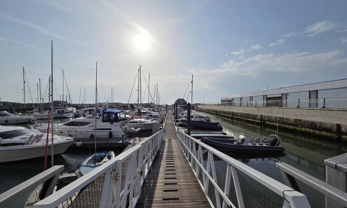 Royal Norfolk and Suffolk Yacht Club: {"base": "no", "no": "Marinaen er lett tilgjengelig og har alle fasiliteter.", "se": "Marinan \u00e4r l\u00e4ttillg\u00e4nglig och har alla faciliteter.", "en": "The marina is easily accessible and has all facilities.", "da": "Marinaen er let tilg\u00e6ngelig og har alle faciliteter.", "fr": "La marina est facilement accessible et dispose de toutes les installations.", "de": "Der Yachthafen ist leicht zug\u00e4nglich und verf\u00fcgt \u00fcber alle Einrichtungen.", "es": "La marina es de f\u00e1cil acceso y cuenta con todas las facilidades.", "it": "Il porto turistico \u00e8 facilmente accessibile e dispone di tutti i servizi.", "pt": "A marina \u00e9 de f\u00e1cil acesso e possui todas as facilidades.", "nl": "De jachthaven is goed bereikbaar en beschikt over alle faciliteiten.", "pl": "Marina jest \u0142atwo dost\u0119pna i posiada wszystkie udogodnienia.", "uk": "\u041c\u0430\u0440\u0438\u043d\u0430 \u043b\u0435\u0433\u043a\u043e \u0434\u043e\u0441\u0442\u0443\u043f\u043d\u0430 \u0456 \u043c\u0430\u0454 \u0432\u0441\u0456 \u0437\u0440\u0443\u0447\u043d\u043e\u0441\u0442\u0456.", "ro": "Marina este u\u0219or accesibil\u0103 \u0219i are toate facilit\u0103\u021bile.", "tr": "Marina, kolayca eri\u015filebilir ve t\u00fcm olanaklara sahiptir.", "el": "\u0397 \u03bc\u03b1\u03c1\u03af\u03bd\u03b1 \u03b5\u03af\u03bd\u03b1\u03b9 \u03b5\u03cd\u03ba\u03bf\u03bb\u03b1 \u03c0\u03c1\u03bf\u03c3\u03b2\u03ac\u03c3\u03b9\u03bc\u03b7 \u03ba\u03b1\u03b9 \u03b4\u03b9\u03b1\u03b8\u03ad\u03c4\u03b5\u03b9 \u03cc\u03bb\u03b5\u03c2 \u03c4\u03b9\u03c2 \u03b1\u03bd\u03ad\u03c3\u03b5\u03b9\u03c2.", "cs": "Marina je snadno dostupn\u00e1 a m\u00e1 ve\u0161ker\u00e9 vybaven\u00ed.", "hu": "A kik\u00f6t\u0151 k\u00f6nnyen megk\u00f6zel\u00edthet\u0151, \u00e9s minden l\u00e9tes\u00edtm\u00e9nnyel rendelkezik.", "fi": "Venesatama on helposti saavutettavissa ja siin\u00e4 on kaikki palvelut.", "bg": "\u041c\u0430\u0440\u0438\u043d\u0430\u0442\u0430 \u0435 \u043b\u0435\u0441\u043d\u043e \u0434\u043e\u0441\u0442\u044a\u043f\u043d\u0430 \u0438 \u0440\u0430\u0437\u043f\u043e\u043b\u0430\u0433\u0430 \u0441 \u0432\u0441\u0438\u0447\u043a\u0438 \u0443\u0434\u043e\u0431\u0441\u0442\u0432\u0430.", "sr": "\u041c\u0430\u0440\u0438\u043d\u0430 \u0458\u0435 \u043b\u0430\u043a\u043e \u043f\u0440\u0438\u0441\u0442\u0443\u043f\u0430\u0447\u043d\u0430 \u0438 \u0438\u043c\u0430 \u0441\u0432\u0435 \u0441\u0430\u0434\u0440\u0436\u0430\u0458\u0435.", "et": "Marina on kergesti ligip\u00e4\u00e4setav ja k\u00f5igi mugavustega.", "lv": "Jahtu ostai ir viegla pieeja un t\u0101 ir apr\u012bkota ar vis\u0101m \u0113rt\u012bb\u0101m.", "lt": "Marina yra lengvai pasiekiama ir turi visus patogumus."}