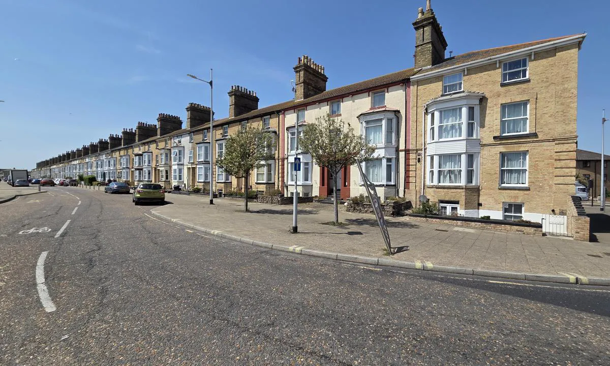 Royal Norfolk and Suffolk Yacht Club: {"base": "da", "no": "Typisk engelsk sm\u00e5by.", "se": "Typisk engelsk sm\u00e5stad.", "en": "Typical English small town.", "da": "Typisk engelsk sm\u00e5by.", "fr": "Petite ville anglaise typique.", "de": "Typisch englische Kleinstadt.", "es": "T\u00edpico pueblo peque\u00f1o ingl\u00e9s.", "it": "Tipica cittadina inglese.", "pt": "T\u00edpica cidadezinha inglesa.", "nl": "Typisch Engels dorpje.", "pl": "Typowe angielskie miasteczko.", "uk": "\u0422\u0438\u043f\u043e\u0432\u0435 \u0430\u043d\u0433\u043b\u0456\u0439\u0441\u044c\u043a\u0435 \u043c\u0430\u043b\u0435\u043d\u044c\u043a\u0435 \u043c\u0456\u0441\u0442\u0435\u0447\u043a\u043e.", "ro": "Un or\u0103\u0219el tipic englezesc.", "tr": "Tipik bir \u0130ngiliz kasabas\u0131.", "el": "\u03a4\u03c5\u03c0\u03b9\u03ba\u03ae \u03b1\u03b3\u03b3\u03bb\u03b9\u03ba\u03ae \u03bc\u03b9\u03ba\u03c1\u03ae \u03c0\u03cc\u03bb\u03b7.", "cs": "Typick\u00e9 anglick\u00e9 mal\u00e9 m\u011bsto.", "hu": "Tipikus angol kisv\u00e1ros.", "fi": "Tyypillinen englantilainen pikkukaupunki.", "bg": "\u0422\u0438\u043f\u0438\u0447\u043d\u043e \u0430\u043d\u0433\u043b\u0438\u0439\u0441\u043a\u043e \u0433\u0440\u0430\u0434\u0447\u0435.", "sr": "\u0422\u0438\u043f\u0438\u0447\u0430\u043d \u0435\u043d\u0433\u043b\u0435\u0441\u043a\u0438 \u043c\u0430\u043b\u0438 \u0433\u0440\u0430\u0434.", "et": "T\u00fc\u00fcpiline inglise v\u00e4ikelinn.", "lv": "Tipiska ang\u013cu maza pils\u0113ta.", "lt": "Tipi\u0161kas angli\u0161kas ma\u017eas miestelis."}