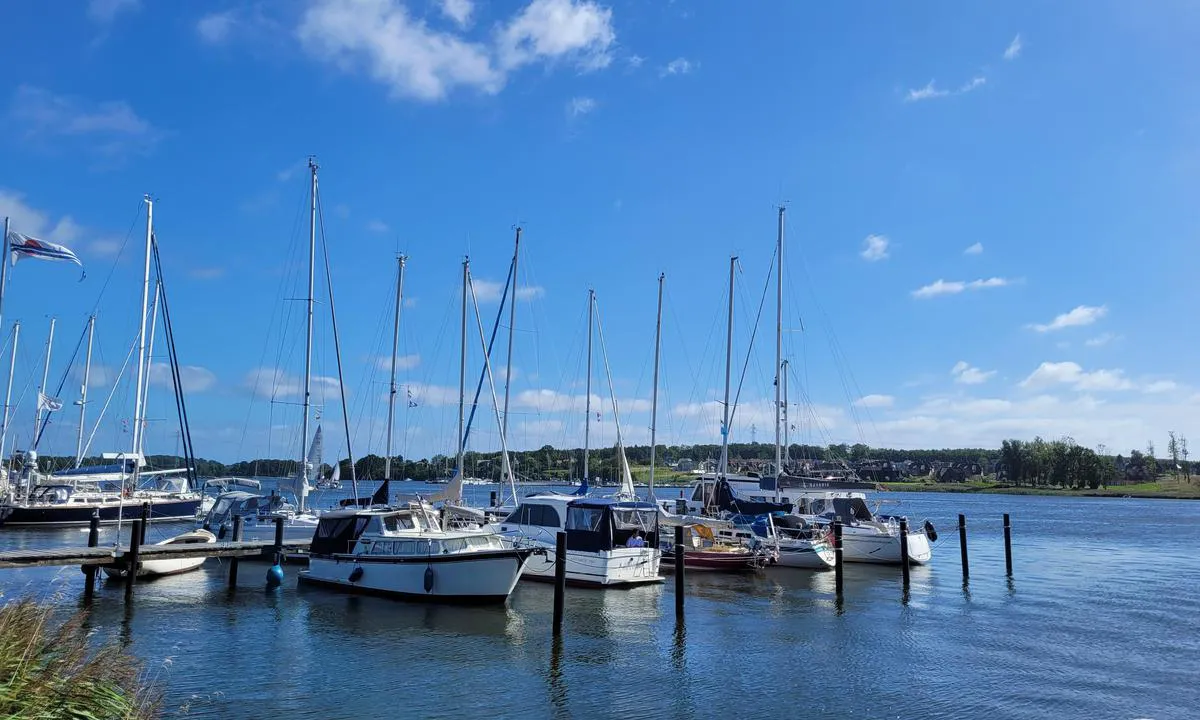 {"base": "de", "no": "Utsikt fra roklubbens omr\u00e5de mot gjestebryggen. Bryggen ligger rett ved skipsleia i Schlei.", "se": "Utsikt fr\u00e5n roddf\u00f6reningens omr\u00e5de mot g\u00e4stbryggan. Bryggan ligger direkt vid farvattnet i Schlei.", "en": "<p>View from the premises of the rowing association onto the guest mooring dock. The dock is located directly on the navigational channel of the Schlei.</p>", "da": "Udsigt fra roklubbens omr\u00e5de til g\u00e6stebroen. Broen ligger umiddelbart ved farvandet af Schlei.", "fr": "Vue du terrain de l'association d'aviron sur le ponton pour visiteurs. Le ponton est situ\u00e9 directement sur le chenal de navigation de Schlei.", "de": "Blick vom Gel\u00e4nde der Rudervereinigung auf den Gastliegersteg. Der Steg liegt unmittelbar am Fahrwasser der Schlei.", "es": "Vista desde el terreno de la asociaci\u00f3n de remo hacia el muelle de visitantes. El muelle se encuentra directamente en la v\u00eda navegable del Schlei.", "it": "Vista dal terreno dell'associazione di canottaggio al pontile per ospiti. Il pontile si trova immediatamente sulla rotta navigabile dello Schlei.", "pt": "Vista das instala\u00e7\u00f5es do clube de remo para o cais de visitantes. O cais est\u00e1 localizado diretamente no canal de navega\u00e7\u00e3o do Schlei.", "nl": "Uitzicht vanaf het terrein van de roeivereniging op de gastensteiger. De steiger ligt direct aan de vaargeul van de Schlei.", "pl": "Widok z terenu Zjednoczenia Wio\u015blarzy na pomost dla go\u015bci. Pomost znajduje si\u0119 bezpo\u015brednio przy szlaku wodnym Schlei.", "uk": "<p>\u0412\u0438\u0434 \u0437 \u0442\u0435\u0440\u0438\u0442\u043e\u0440\u0456\u0457 \u0440\u0435\u0433\u0430\u0442\u0438 \u043d\u0430 \u043f\u0456\u0440\u0441 \u0434\u043b\u044f \u0433\u043e\u0441\u0442\u0435\u0439. \u041f\u0456\u0440\u0441 \u0440\u043e\u0437\u0442\u0430\u0448\u043e\u0432\u0430\u043d\u0438\u0439 \u0431\u0435\u0437\u043f\u043e\u0441\u0435\u0440\u0435\u0434\u043d\u044c\u043e \u0431\u0456\u043b\u044f \u0444\u0430\u0440\u0432\u0430\u0442\u0435\u0440\u0443 \u0428\u043b\u0435\u044e.</p>", "ro": "Vedere de pe terenul asocia\u021biei de canotaj c\u0103tre pontonul pentru oaspe\u021bi. Pontonul este situat chiar l\u00e2ng\u0103 canalul navigabil al r\u00e2ului Schlei.", "tr": "K\u00fcrek birli\u011fi sahas\u0131ndan misafir yatlar\u0131n\u0131n yana\u015ft\u0131\u011f\u0131 iskeleye bak\u0131\u015f. \u0130skele, Schlei suyolunun hemen yan\u0131nda yer almaktad\u0131r.", "el": "\u0398\u03ad\u03b1 \u03b1\u03c0\u03cc \u03c4\u03bf\u03bd \u03c7\u03ce\u03c1\u03bf \u03c4\u03bf\u03c5 \u03a3\u03c5\u03bb\u03bb\u03cc\u03b3\u03bf\u03c5 \u039a\u03c9\u03c0\u03b7\u03bb\u03b1\u03c3\u03af\u03b1\u03c2 \u03c0\u03c1\u03bf\u03c2 \u03c4\u03b7\u03bd \u03b1\u03c0\u03bf\u03b2\u03ac\u03b8\u03c1\u03b1 \u03c6\u03b9\u03bb\u03bf\u03be\u03b5\u03bd\u03af\u03b1\u03c2 \u03b5\u03c0\u03b9\u03c3\u03ba\u03b5\u03c0\u03c4\u03ce\u03bd. \u0397 \u03b1\u03c0\u03bf\u03b2\u03ac\u03b8\u03c1\u03b1 \u03b2\u03c1\u03af\u03c3\u03ba\u03b5\u03c4\u03b1\u03b9 \u03b1\u03ba\u03c1\u03b9\u03b2\u03ce\u03c2 \u03c3\u03c4\u03bf\u03bd \u03b8\u03b1\u03bb\u03ac\u03c3\u03c3\u03b9\u03bf \u03b4\u03b9\u03ac\u03b4\u03c1\u03bf\u03bc\u03bf \u03c4\u03b7\u03c2 \u03a3\u03bb\u03ac\u03b9.", "cs": "Pohled z are\u00e1lu vesla\u0159sk\u00e9ho klubu na molo pro hosty. Molo se nach\u00e1z\u00ed bezprost\u0159edn\u011b u plavebn\u00ed dr\u00e1hy \u0160leva.", "hu": "Kil\u00e1t\u00e1s az evez\u0151s egyes\u00fclet ter\u00fclet\u00e9r\u0151l a vend\u00e9gkik\u00f6t\u0151 st\u00e9gre. A st\u00e9g k\u00f6zvetlen\u00fcl a Schlei haj\u00f3z\u00e1si \u00fatvonal ment\u00e9n helyezkedik el.", "fi": "N\u00e4kym\u00e4 soutuyhdistyksen alueelta vierasvenesatamaan. Laituri sijaitsee aivan Schlei-v\u00e4yl\u00e4n vieress\u00e4.", "bg": "\u0418\u0437\u0433\u043b\u0435\u0434 \u043e\u0442 \u0442\u0435\u0440\u0435\u043d\u0430 \u043d\u0430 \u0441\u044a\u044e\u0437\u0430 \u043d\u0430 \u0433\u0440\u0435\u0431\u0446\u0438\u0442\u0435 \u043a\u044a\u043c \u043a\u0435\u044f \u0437\u0430 \u0433\u043e\u0441\u0442\u0438. \u041a\u0435\u044f\u0442 \u0441\u0435 \u043d\u0430\u043c\u0438\u0440\u0430 \u043d\u0435\u043f\u043e\u0441\u0440\u0435\u0434\u0441\u0442\u0432\u0435\u043d\u043e \u0434\u043e \u043f\u043b\u0430\u0432\u0430\u0442\u0435\u043b\u043d\u0438\u044f \u043a\u043e\u0440\u0438\u0434\u043e\u0440 \u043d\u0430 \u0428\u043b\u0430\u0439.", "sr": "\u041f\u043e\u0433\u043b\u0435\u0434 \u0441\u0430 \u0442\u0435\u0440\u0438\u0442\u043e\u0440\u0438\u0458\u0435 \u0432\u0435\u0441\u043b\u0430\u0447\u043a\u043e\u0433 \u0443\u0434\u0440\u0443\u0436\u0435\u045a\u0430 \u043d\u0430 \u043f\u0440\u0438\u0441\u0442\u0430\u043d \u0437\u0430 \u0433\u043e\u0441\u0442\u0435. \u041f\u0440\u0438\u0441\u0442\u0430\u043d \u0441\u0435 \u043d\u0430\u043b\u0430\u0437\u0438 \u043d\u0435\u043f\u043e\u0441\u0440\u0435\u0434\u043d\u043e \u0443\u0437 \u043f\u043b\u043e\u0432\u043d\u0438 \u043f\u0443\u0442 \u0428\u043b\u0430\u0458.", "et": "Vaade aerutajate \u00fchenduse alalt k\u00fclalispaadisillale. Sild asub vahetult Schlei veetee \u00e4\u00e4res.", "lv": "Skats no air\u0113t\u0101ju savien\u012bbas teritorijas uz viesu piest\u0101tni. Piest\u0101tne atrodas tie\u0161i pie \u0160lejas farvatera.", "lt": "Vaizdas i\u0161 irklavimo klubo teritorijos \u012f sve\u010di\u0173 prieplauk\u0105. Prieplauka yra tiesiai prie \u0160l\u0117jaus navigacijos kanalo."}