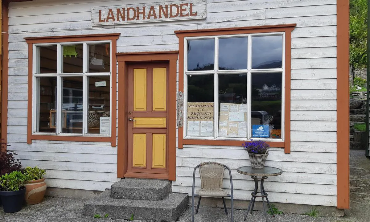 Rugsund Handelstad: ''Landhandel'' med diverse oppslag/opplysninger.