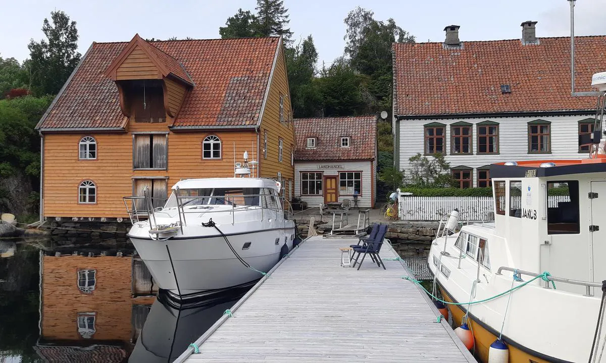 Rugsund Handelstad: Brygge sett fra sjøen.