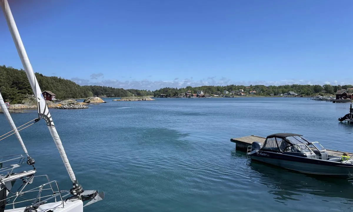 Rundö: {"base": "no", "no": "Fra Kaf\u00e9 mot ankerplass", "se": "Fr\u00e5n Kaf\u00e9 till ankringsplats", "en": "From Caf\u00e9 towards anchorage", "da": "Fra Caf\u00e9 mod ankerplads", "fr": "Depuis le caf\u00e9 vers la place de mouillage", "de": "Von Caf\u00e9 gegen Ankerplatz", "es": "Desde la cafeter\u00eda hacia el \u00e1rea de fondeo", "it": "Dalla caffetteria verso il luogo di ancoraggio", "pt": "Da cafetaria em dire\u00e7\u00e3o ao local de ancoragem", "nl": "Vanaf Caf\u00e9 richting ankerplaats", "pl": "Od Kawiarnia w kierunku miejsca kotwiczenia", "uk": "\u0412\u0456\u0434 \u041a\u0430\u0444\u0435 \u0432 \u043d\u0430\u043f\u0440\u044f\u043c\u043a\u0443 \u044f\u043a\u043e\u0440\u043d\u043e\u0457 \u0441\u0442\u043e\u044f\u043d\u043a\u0438", "ro": "De la cafenea spre locul de ancorare", "tr": "Kafe'den demirleme alan\u0131na do\u011fru", "el": "\u0391\u03c0\u03cc \u03c4\u03b7\u03bd \u039a\u03b1\u03c6\u03b5\u03c4\u03ad\u03c1\u03b9\u03b1 \u03c0\u03c1\u03bf\u03c2 \u03c4\u03bf\u03bd \u03c7\u03ce\u03c1\u03bf \u03b1\u03b3\u03ba\u03c5\u03c1\u03bf\u03b2\u03cc\u03bb\u03b7\u03c3\u03b7\u03c2", "cs": "Z kav\u00e1rny sm\u011brem k m\u00edstu pro kotven\u00ed", "hu": "A K\u00e1v\u00e9z\u00f3t\u00f3l a horgonyz\u00f3hely fel\u00e9", "fi": "Kahvilasta kohti ankkuripaikkaa", "bg": "\u041e\u0442 \u043a\u0430\u0444\u0435\u043d\u0435 \u043a\u044a\u043c \u043c\u044f\u0441\u0442\u043e \u0437\u0430 \u043a\u043e\u0442\u0432\u0430", "sr": "\u041e\u0434 \u043a\u0430\u0444\u0438\u045b\u0430 \u043f\u0440\u0435\u043c\u0430 \u0441\u0438\u0434\u0440\u0438\u0448\u0442\u0443", "et": "Kohvikust ankrukoha suunas", "lv": "No kafejn\u012bcas uz enkura vietu", "lt": "Nuo Kavin\u0117 prie\u0161ais inkaravimo viet\u0105"}