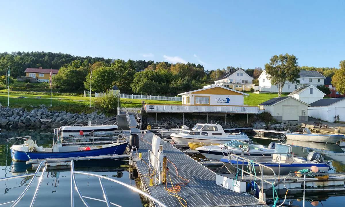 Sætra Båtforening: {"base": "no", "no": "Fin havn. 2 gjesteplasser. Litt trangt i innseilingen, men grei dybde.", "se": "Fin hamn. 2 g\u00e4stplatser. Lite tr\u00e5ngt vid inseglingen, men bra djup.", "en": "Nice harbour. 2 guest spots. A bit narrow in the entrance, but good depth.", "da": "Fin havn. 2 g\u00e6stepladser. Lidt trangt ved indsejlingen, men god dybde."}