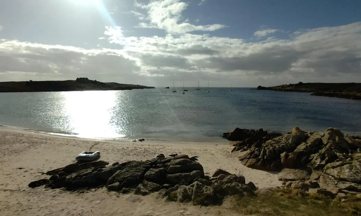 Saint Agnes, The Cove: {"base": "en", "no": "Utsikt fra sandbanken mot s\u00f8r.", "se": "Utsikt fr\u00e5n sandbanken mot s\u00f6der.", "en": "View from the sand bar to south.", "da": "Udsigt fra sandbanken mod syd.", "fr": "Vue de la barre de sable vers le sud.", "de": "Blick von der Sandbank nach S\u00fcden.", "es": "Vista desde el banco de arena hacia el sur.", "it": "Vista dalla barra di sabbia verso sud.", "pt": "Vista da barra de areia para o sul.", "nl": "Uitzicht vanaf de zandbank naar het zuiden.", "pl": "Widok z piaszczystej mielizny na po\u0142udnie.", "uk": "\u0412\u0438\u0434 \u0437 \u043f\u0456\u0449\u0430\u043d\u043e\u0457 \u043a\u043e\u0441\u0438 \u043d\u0430 \u043f\u0456\u0432\u0434\u0435\u043d\u044c.", "ro": "Priveli\u0219te de la bara de nisip spre sud.", "tr": "Kum seddinden g\u00fcneye bak\u0131\u015f.", "el": "\u0398\u03ad\u03b1 \u03b1\u03c0\u03cc \u03c4\u03b7\u03bd \u03b1\u03bc\u03bc\u03cc\u03b3\u03bb\u03c9\u03c3\u03c3\u03b1 \u03c0\u03c1\u03bf\u03c2 \u03c4\u03b1 \u03bd\u03cc\u03c4\u03b9\u03b1.", "cs": "V\u00fdhled z p\u00edse\u010dn\u00e9 m\u011bl\u010diny na jih.", "hu": "Kil\u00e1t\u00e1s a homokz\u00e1tonyr\u00f3l d\u00e9lre.", "fi": "N\u00e4kym\u00e4 hiekkas\u00e4rk\u00e4lt\u00e4 etel\u00e4\u00e4n.", "bg": "\u0418\u0437\u0433\u043b\u0435\u0434 \u043e\u0442 \u043f\u044f\u0441\u044a\u0447\u043d\u0430\u0442\u0430 \u0438\u0432\u0438\u0446\u0430 \u043d\u0430 \u044e\u0433.", "sr": "Pogled sa pje\u0161\u010dane prevlake ka jugu.", "et": "Vaade liivamadalikult l\u00f5una suunas.", "lv": "Skats no smil\u0161u s\u0113k\u013ca uz dienvidiem.", "lt": "Vaizdas nuo sm\u0117lio s\u0105na\u0161\u0173 \u012f pietus."}