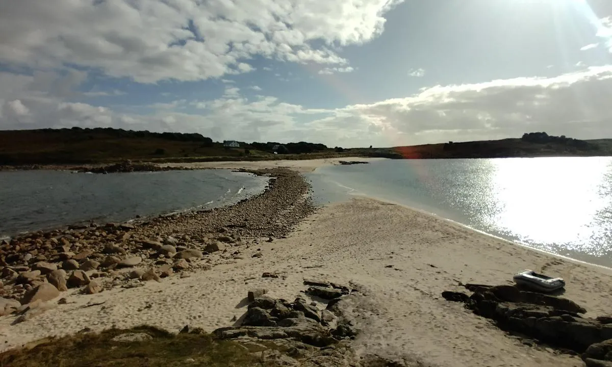 Saint Agnes, The Cove: {"base": "en", "no": "Sandbanken ved h\u00f8yvann.", "se": "Sandbanken vid h\u00f6gvatten.", "en": "The sand bar at high water.", "da": "Sandbanken ved h\u00f8jvande.", "fr": "Le banc de sable \u00e0 mar\u00e9e haute.", "de": "Die Sandbank bei Hochwasser.", "es": "La barra de arena en pleamar.", "it": "La barra di sabbia con l'alta marea.", "pt": "O banco de areia na mar\u00e9 alta.", "nl": "De zandbank bij hoogwater.", "pl": "Piaszczysta \u0142awica przy wysokiej wodzie.", "uk": "\u041f\u0456\u0449\u0430\u043d\u0430 \u043a\u043e\u0441\u0430 \u043f\u0456\u0434 \u0447\u0430\u0441 \u043f\u0440\u0438\u043f\u043b\u0438\u0432\u0443.", "ro": "Bancul de nisip la ap\u0103 mare.", "tr": "Y\u00fcksek su seviyesinde kum s\u0131\u011fl\u0131\u011f\u0131.", "el": "\u0397 \u03b1\u03bc\u03bc\u03ce\u03b4\u03b7\u03c2 \u03bc\u03c0\u03ac\u03c1\u03b1 \u03c3\u03b5 \u03c5\u03c8\u03b7\u03bb\u03ae \u03c3\u03c4\u03ac\u03b8\u03bc\u03b7 \u03bd\u03b5\u03c1\u03bf\u03cd.", "cs": "P\u00edse\u010dn\u00fd val p\u0159i vysok\u00e9 vod\u011b.", "hu": "A homokpad magas v\u00edz\u00e1ll\u00e1s idej\u00e9n.", "fi": "Hiekkapenkka korkealla vedell\u00e4.", "bg": "\u041f\u044f\u0441\u044a\u0447\u043d\u0430\u0442\u0430 \u043a\u043e\u0441\u0430 \u043f\u0440\u0438 \u0432\u0438\u0441\u043e\u043a\u0430 \u0432\u043e\u0434\u0430.", "sr": "Peskoviti sprud pri visokoj vodi.", "et": "Liivas\u00e4\u00e4r k\u00f5rge vee ajal.", "lv": "Smil\u0161u s\u0113klis augsta \u016bdens l\u012bmen\u012b.", "lt": "Sm\u0117lio juosta per auk\u0161t\u0105 vanden\u012f."}