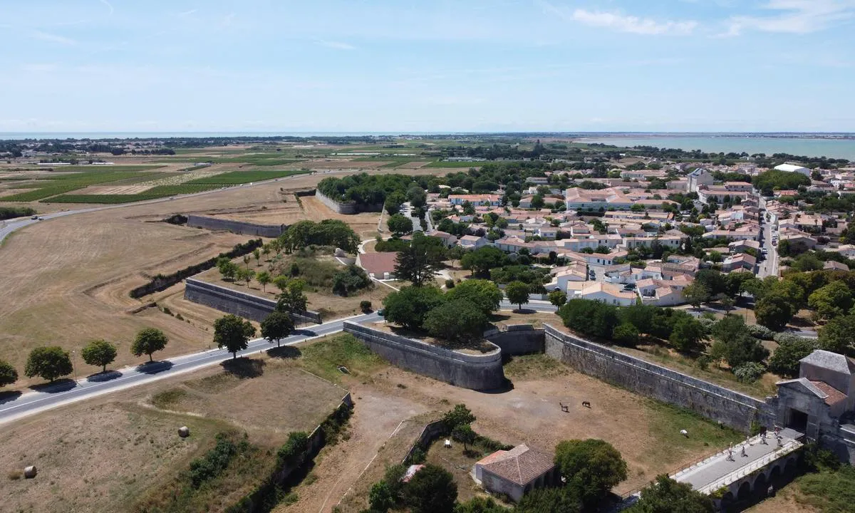 Saint Martin De Ré: {"base": "en", "no": "Festningsverk av Vauban", "se": "F\u00e4stningar av Vauban", "en": "Fortifications by Vauban", "da": "F\u00e6stningsv\u00e6rker af Vauban", "fr": "Fortifications par Vauban", "de": "Festungsanlagen von Vauban", "es": "Fortificaciones por Vauban", "it": "Fortificazioni di Vauban", "pt": "Fortifica\u00e7\u00f5es de Vauban", "nl": "Vestingen van Vauban", "pl": "Fortyfikacje autorstwa Vaubana", "uk": "\u0423\u043a\u0440\u0456\u043f\u043b\u0435\u043d\u043d\u044f \u0412\u043e\u0431\u0430\u043d\u0430", "ro": "Fortifica\u021bii de Vauban", "tr": "Vauban Taraf\u0131ndan Tahkimatlar", "el": "\u039f\u03c7\u03c5\u03c1\u03ce\u03c3\u03b5\u03b9\u03c2 \u03b1\u03c0\u03cc \u03c4\u03bf\u03bd \u0392\u03c9\u03bc\u03c0\u03ac\u03bd", "cs": "Pevnosti od Vaubana", "hu": "Er\u0151d\u00edtm\u00e9nyek Vauban \u00e1ltal", "fi": "Vaubanin linnoitukset", "bg": "\u041a\u0440\u0435\u043f\u043e\u0441\u0442\u0438 \u043e\u0442 \u0412\u043e\u0431\u0430\u043d", "sr": "Utvr\u0111enja od Vaubana", "et": "Vaubani kindlustused", "lv": "Fortifik\u0101cijas p\u0113c Vaub\u0101na", "lt": "Fortifikacijos pagal Voban\u0105"}