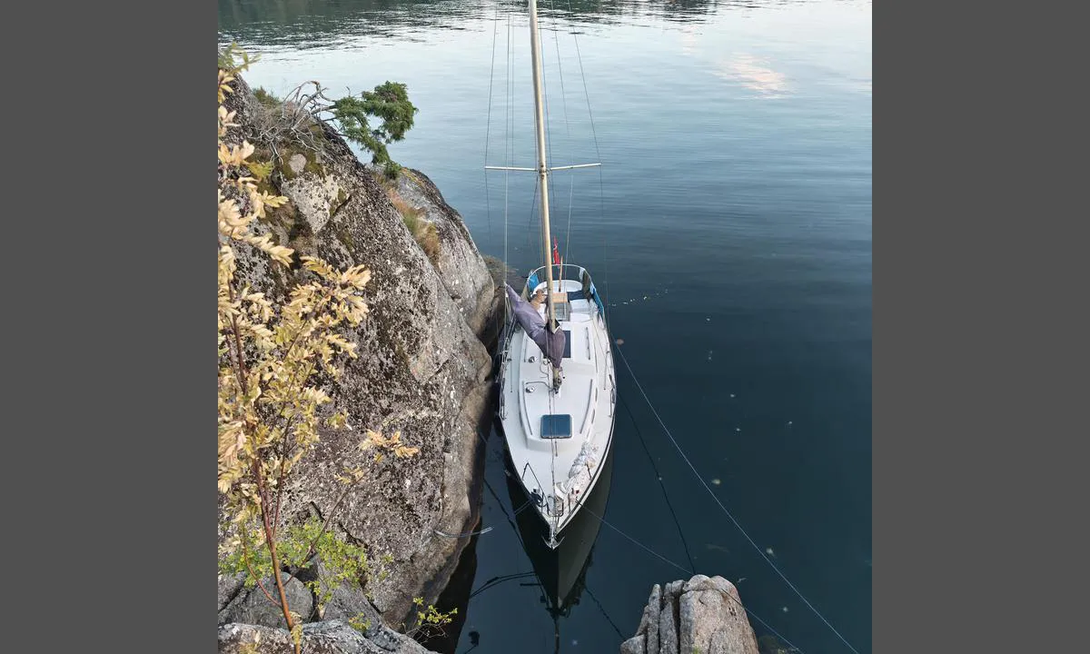 Saltbuholmen: {"base": "no", "no": "Kul longsideplass tvers over brygga. 9m dybde ved akter. To bolter i fjell, ellers gode muligheter for kiler.", "se": "Kul l\u00e5ngsidesplats tv\u00e4rs \u00f6ver bryggan. 9m djup vid aktern. Tv\u00e5 bultar i berget, annars goda m\u00f6jligheter f\u00f6r kilar.", "en": "Cool alongside berth across the pier. 9m depth at the stern. Two bolts in the rock, otherwise good possibilities for wedges.", "da": "Kul langsideplads tv\u00e6rs over broen. 9m dybde ved agter. To bolte i fjeld, ellers gode muligheder for kiler.", "fr": "Place lat\u00e9rale fra\u00eeche de l'autre c\u00f4t\u00e9 du ponton. 9m de profondeur \u00e0 l'arri\u00e8re. Deux boulons dans le rocher, autrement de bonnes possibilit\u00e9s pour les coins.", "de": "K\u00fchler Liegeplatz l\u00e4ngs der Pier. 9m Tiefe am Heck. Zwei Bolzen im Felsen, ansonsten gute M\u00f6glichkeiten f\u00fcr Keile.", "es": "Atraque de largo recorrido frente al muelle. Profundidad de 9m en la popa. Dos pernos en roca, de lo contrario, buenas oportunidades para cu\u00f1as.", "it": "Ormeggio lungo la banchina. Profondit\u00e0 di 9m a poppa. Due anelli di fissaggio nella roccia, altrimenti buone possibilit\u00e0 per cunei.", "pt": "Lugar legal ao longo do cais em frente ao atracadouro. 9m de profundidade na popa. Dois parafusos na rocha, de resto boas oportunidades para cunhas.", "nl": "Koele langszijplaats recht tegenover de steiger. 9m diepte aan de achtersteven. Twee bouten in de rotsen, verder goede mogelijkheden voor wiggen.", "pl": "Fajne miejsce do cumowania r\u00f3wnolegle po drugiej stronie kei. 9m g\u0142\u0119boko\u015bci przy rufie. Dwa bolce w ska\u0142ach, poza tym dobre mo\u017cliwo\u015bci u\u017cycia klina.", "uk": "\u041a\u0440\u0443\u0442\u0435 \u043c\u0456\u0441\u0446\u0435 \u0434\u043b\u044f \u0448\u0432\u0430\u0440\u0442\u0443\u0432\u0430\u043d\u043d\u044f \u0431\u043e\u0440\u0442\u043e\u043c \u0447\u0435\u0440\u0435\u0437 \u043f\u0440\u0438\u0447\u0430\u043b. 9 \u043c \u0433\u043b\u0438\u0431\u0438\u043d\u0438 \u0431\u0456\u043b\u044f \u043a\u043e\u0440\u043c\u0438. \u0414\u0432\u0430 \u0431\u043e\u043b\u0442\u0430 \u0443 \u0441\u043a\u0435\u043b\u0456, \u0432 \u0456\u043d\u0448\u043e\u043c\u0443 \u0436 \u0445\u043e\u0440\u043e\u0448\u0456 \u043c\u043e\u0436\u043b\u0438\u0432\u043e\u0441\u0442\u0456 \u0434\u043b\u044f \u043a\u043b\u0438\u043d\u0456\u0432.", "ro": "Loc de acostare lung pe partea opus\u0103 a digului. Ad\u00e2ncime de 9m la pupa. Dou\u0103 bol\u021buri \u00een st\u00e2nc\u0103, altfel sunt bune oportunit\u0103\u021bi pentru panouri.", "tr": "S\u0131rt s\u0131rta yeri r\u0131ht\u0131m\u0131n kar\u015f\u0131s\u0131nda. K\u0131\u00e7ta 9m derinlik. Kayaya \u00e7ak\u0131lm\u0131\u015f iki c\u0131vata, ayr\u0131ca kama i\u00e7in iyi olanaklar.", "el": "\u0394\u03c1\u03bf\u03c3\u03b5\u03c1\u03cc\u03c2 \u03c7\u03ce\u03c1\u03bf\u03c2 \u03b5\u03bd \u03c3\u03b5\u03b9\u03c1\u03ac \u03b1\u03c0\u03ad\u03bd\u03b1\u03bd\u03c4\u03b9 \u03b1\u03c0\u03cc \u03c4\u03b7\u03bd \u03c0\u03c1\u03bf\u03b2\u03bb\u03ae\u03c4\u03b1. \u0392\u03ac\u03b8\u03bf\u03c2 9\u03bc \u03c3\u03c4\u03b7\u03bd \u03c0\u03c1\u03cd\u03bc\u03bd\u03b7. \u0394\u03cd\u03bf \u03bc\u03c0\u03bf\u03c5\u03bb\u03cc\u03bd\u03b9\u03b1 \u03c3\u03c4\u03bf\u03bd \u03b2\u03c1\u03ac\u03c7\u03bf, \u03b1\u03bb\u03bb\u03b9\u03ce\u03c2 \u03ba\u03b1\u03bb\u03ad\u03c2 \u03b4\u03c5\u03bd\u03b1\u03c4\u03cc\u03c4\u03b7\u03c4\u03b5\u03c2 \u03b3\u03b9\u03b1 \u03c3\u03c6\u03ae\u03bd\u03b5\u03c2.", "cs": "Chladn\u00e1 bo\u010dn\u00ed kotvi\u0161t\u011b p\u0159es molo. 9m hloubka na z\u00e1di. Dv\u011b \u0161rouby ve sk\u00e1le, jinak dobr\u00e9 mo\u017enosti pro kl\u00edny.", "hu": "Men\u0151 oldalhely a m\u00f3l\u00f3 t\u00faloldal\u00e1n. 9 m m\u00e9lys\u00e9g a h\u00e1ts\u00f3 r\u00e9sz\u00e9n\u00e9l. K\u00e9t csavar a szikl\u00e1ban, m\u00e1sk\u00fcl\u00f6nben j\u00f3 lehet\u0151s\u00e9gek \u00e9kek sz\u00e1m\u00e1ra.", "fi": "Poikkisidontapaikka suoraan laiturin yli. 9 m syvyys per\u00e4n kohdalla. Kaksi pulttia kalliossa, muuten hyv\u00e4t mahdollisuudet kiiloille.", "bg": "\u0425\u043b\u0430\u0434\u043d\u043e \u043c\u044f\u0441\u0442\u043e \u0437\u0430 \u0441\u0442\u0440\u0430\u043d\u0438\u0447\u043d\u043e \u0430\u043a\u043e\u0441\u0442\u0438\u0440\u0430\u043d\u0435 \u043e\u0442 \u0434\u0440\u0443\u0433\u0430\u0442\u0430 \u0441\u0442\u0440\u0430\u043d\u0430 \u043d\u0430 \u043a\u0435\u044f. 9 \u043c \u0434\u044a\u043b\u0431\u043e\u0447\u0438\u043d\u0430 \u043f\u0440\u0438 \u043a\u044a\u0440\u043c\u0430\u0442\u0430. \u0414\u0432\u0430 \u0431\u043e\u043b\u0442\u0430 \u0432 \u0441\u043a\u0430\u043b\u0430\u0442\u0430, \u0438\u043d\u0430\u0447\u0435 \u0434\u043e\u0431\u0440\u0438 \u0432\u044a\u0437\u043c\u043e\u0436\u043d\u043e\u0441\u0442\u0438 \u0437\u0430 \u043a\u043b\u0438\u043d\u043e\u0432\u0435.", "sr": "\u041a\u0443\u043b \u043c\u0435\u0441\u0442\u043e \u0437\u0430 \u043f\u0440\u0438\u0441\u0442\u0430\u0458\u0430\u045a\u0435 \u0443\u0437 \u043e\u0431\u0430\u043b\u0443 \u043f\u0440\u0435\u043a\u043e \u043f\u0443\u0442\u0430 \u0434\u043e\u043a\u0430. 9\u043c \u0434\u0443\u0431\u0438\u043d\u0430 \u043f\u0440\u0438 \u043a\u0440\u043c\u0438. \u0414\u0432\u0430 \u043a\u043b\u0438\u043d\u0430 \u0443 \u0441\u0442\u0435\u043d\u0430\u043c\u0430, \u0438\u043d\u0430\u0447\u0435 \u0434\u043e\u0431\u0440\u0435 \u043c\u043e\u0433\u0443\u045b\u043d\u043e\u0441\u0442\u0438 \u0437\u0430 \u043a\u043b\u0438\u043d\u043e\u0432\u0435.", "et": "K\u00fclgkai koht kai vastas. 9 m s\u00fcgavus ahtrist. Kaks polti kaljus, muidu head v\u00f5imalused kiiludeks.", "lv": "Piest\u0101tnes vieta pie s\u0101niem tie\u0161i pret\u012b piest\u0101tnei. 9m dzi\u013cums pie aizmugures. Divi b\u016bnes klint\u012b, cit\u0101di labas iesp\u0113jas \u0137\u012bl\u0113m.", "lt": "Pritvirtintas vieta per vis\u0105 prieplauk\u0105. 9m gylis prie galo. Du var\u017etai uoloje, kitaip yra geros galimyb\u0117s \u012ftvirtintoms vinims."}