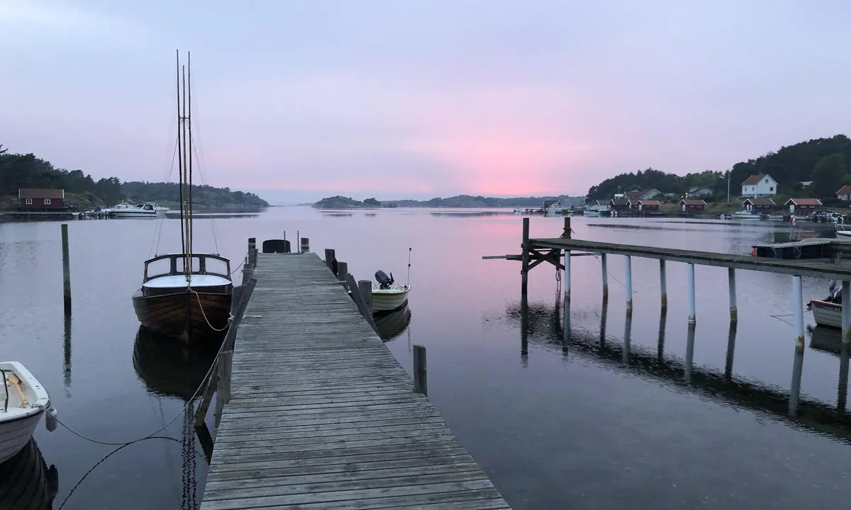 Saltö - Tjärnö marina laboratorium: Kveldsstemning fra en av nabobryggene