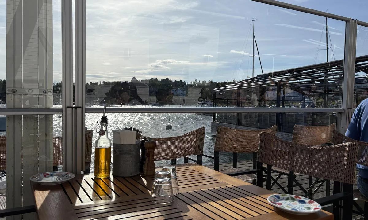 Saltsjöbaden - Hotellviken: {"base": "de", "no": "Utsikt fra lokalet ved brygga.", "se": "Utsikt fr\u00e5n lokalen vid bryggan.", "en": "View from the restaurant at the pier.", "da": "Udsigt fra stedet ved broen.", "fr": "Vue depuis le restaurant sur le ponton.", "de": "Sicht aus dem Lokal am Steg.", "es": "Vista desde el local en el embarcadero.", "it": "Vista dal locale sul pontile.", "pt": "Vista do local do cais.", "nl": "Uitzicht vanaf het lokaal bij de steiger.", "pl": "Widok z lokalu na pomo\u015bcie.", "uk": "\u0412\u0438\u0434 \u0437 \u0440\u0435\u0441\u0442\u043e\u0440\u0430\u043d\u0443 \u043d\u0430 \u043f\u0440\u0438\u0447\u0430\u043b\u0456.", "ro": "Vedere din localul de pe ponton.", "tr": "\u0130skeledeki lokantadan manzara.", "el": "\u0398\u03ad\u03b1 \u03b1\u03c0\u03cc \u03c4\u03bf \u03c4\u03bf\u03c0\u03b9\u03ba\u03cc \u03ba\u03b1\u03c4\u03ac\u03c3\u03c4\u03b7\u03bc\u03b1 \u03c3\u03c4\u03b7\u03bd \u03b1\u03c0\u03bf\u03b2\u03ac\u03b8\u03c1\u03b1.", "cs": "V\u00fdhled z m\u00edstn\u00ed restaurace na molu.", "hu": "Kil\u00e1t\u00e1s a m\u00f3l\u00f3n l\u00e9v\u0151 helyis\u00e9gb\u0151l.", "fi": "N\u00e4kym\u00e4 laiturilta ravintolasta.", "bg": "\u0418\u0437\u0433\u043b\u0435\u0434 \u043e\u0442 \u0437\u0430\u0432\u0435\u0434\u0435\u043d\u0438\u0435\u0442\u043e \u043d\u0430 \u043a\u0435\u044f.", "sr": "\u041f\u043e\u0433\u043b\u0435\u0434 \u0438\u0437 \u043b\u043e\u043a\u0430\u043b\u0430 \u043d\u0430 \u043f\u0440\u0438\u0441\u0442\u0430\u043d\u0438\u0448\u0442\u0443.", "et": "Vaade kohalikust kohvikust kaile.", "lv": "Skats no viet\u0113j\u0101 restor\u0101na uz piest\u0101tni.", "lt": "Vaizdas i\u0161 vietinio restorano prie liepto."}