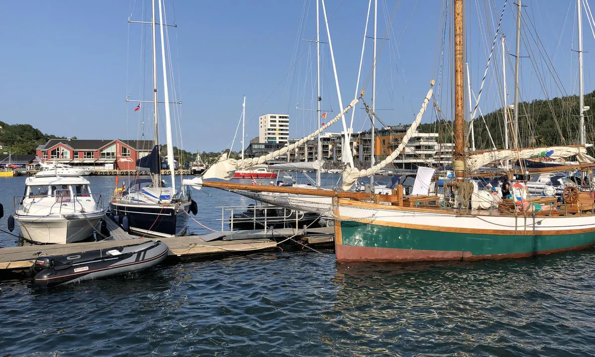 Lenger ut på flytebryggene til Sandefjord Gjestehavn fortøyer du enten longside eller i båser.