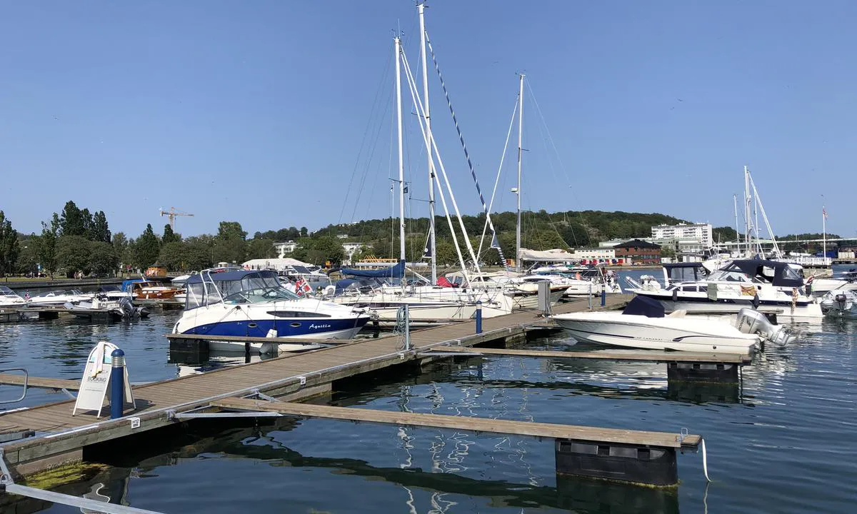 Du fortøyer til flytebrygge med utriggere hos Sandefjord Miljømarina.