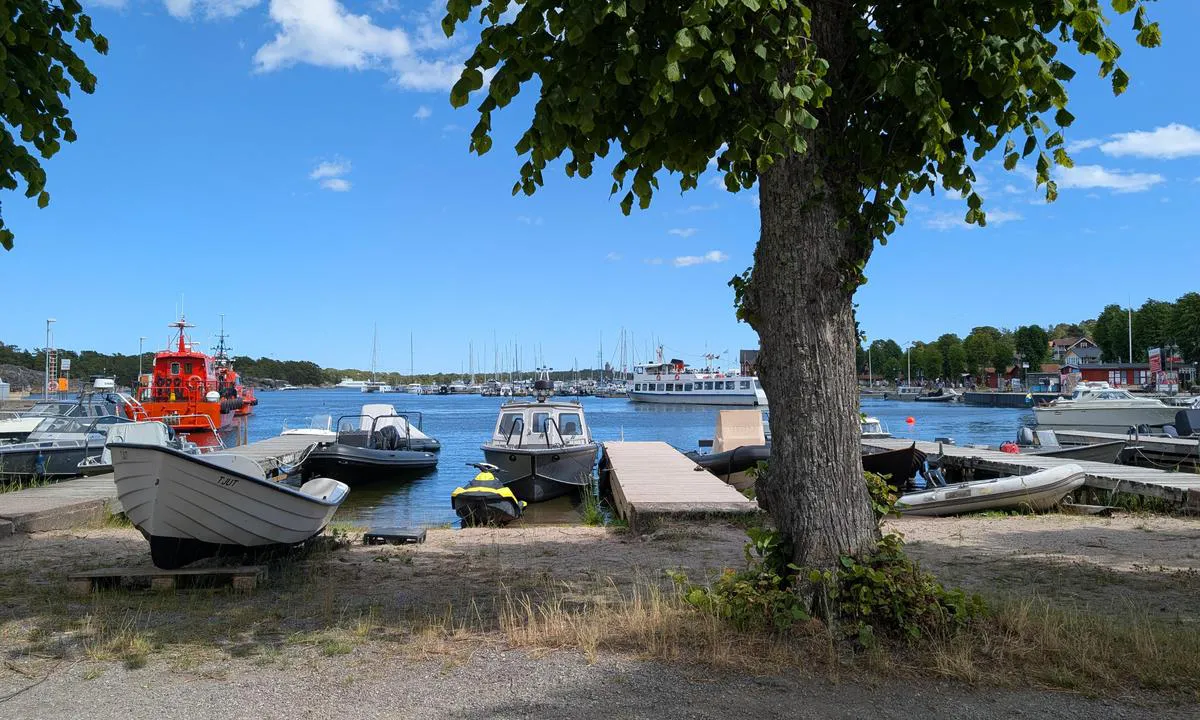 Sandhamn - KSSS: {"base": "en", "no": "Se 2 havna.", "se": "Utsikt 2 \u00f6ver hamnen.", "en": "View 2 the harbour.", "da": "Udsigt 2 over havnen.", "fr": "Vue 2 du port.", "de": "Blick auf den Hafen.", "es": "Vista 2 del puerto.", "it": "Vista 2 del porto.", "pt": "Vista 2 do porto.", "nl": "Bekijk 2 de haven.", "pl": "Widok 2 na port.", "uk": "\u0412\u0438\u0434 \u043d\u0430 \u0433\u0430\u0432\u0430\u043d\u044c.", "ro": "Vedere 2 portul.", "tr": "Limana bak\u0131\u015f 2.", "el": "\u0398\u03ad\u03b1 2 \u03c3\u03c4\u03bf \u03bb\u03b9\u03bc\u03ac\u03bd\u03b9.", "cs": "Pohled 2 na p\u0159\u00edstav.", "hu": "Kil\u00e1t\u00e1s 2 a kik\u00f6t\u0151re.", "fi": "N\u00e4yt\u00e4 2 satamaa.", "bg": "\u0418\u0437\u0433\u043b\u0435\u0434 2 \u043d\u0430 \u043f\u0440\u0438\u0441\u0442\u0430\u043d\u0438\u0449\u0435\u0442\u043e.", "sr": "Pogled 2 na luku.", "et": "Vaade 2 sadamale.", "lv": "Skats 2 uz ostu.", "lt": "Vaizdas \u012f uost\u0105."}