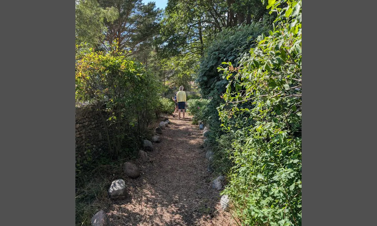 Sandhamn - KSSS: {"base": "en", "no": "Til stranden", "se": "Till stranden", "en": "To the beach", "da": "Til stranden", "fr": "Vers la plage", "de": "Zum Strand", "es": "A la playa", "it": "Alla spiaggia", "pt": "Para a praia", "nl": "Naar het strand", "pl": "Na pla\u017c\u0119", "uk": "\u0414\u043e \u043f\u043b\u044f\u0436\u0443", "ro": "La plaj\u0103", "tr": "Plaja", "el": "\u03a3\u03c4\u03b7\u03bd \u03c0\u03b1\u03c1\u03b1\u03bb\u03af\u03b1", "cs": "Na pl\u00e1\u017e", "hu": "A strandhoz", "fi": "Rannalle", "bg": "\u041a\u044a\u043c \u043f\u043b\u0430\u0436\u0430", "sr": "Do pla\u017ee", "et": "Randa", "lv": "Uz pludmali", "lt": "\u012e papl\u016bdim\u012f"}