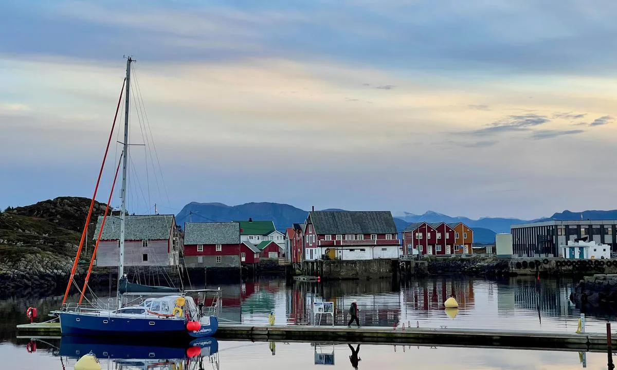 Sandøy: Masse plass, gode dybder.  Strøm og vann på brygga