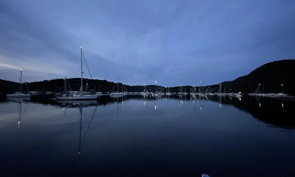 Sandspollen: Kveldsstemning med mange båter på anker.