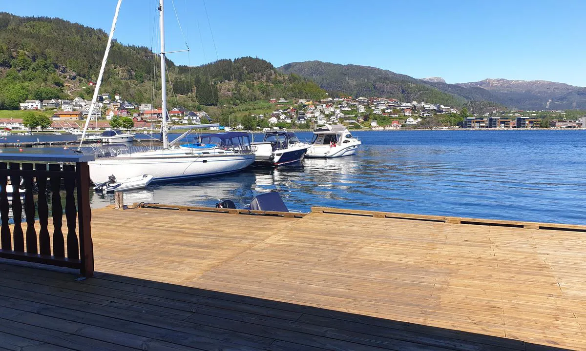 Sauda Motorbåtforening: {"base": "no", "no": "Gestekai flytebrygge pluss trekningen som bildet er tatt fra.", "se": "G\u00e4stbrygga flytbrygga plus dragningen som bilden \u00e4r tagen fr\u00e5n.", "en": "Guest quay floating dock plus the drawing from which the picture is taken.", "da": "G\u00e6stekaj flydebro plus tr\u00e6kket som billedet er taget fra."}