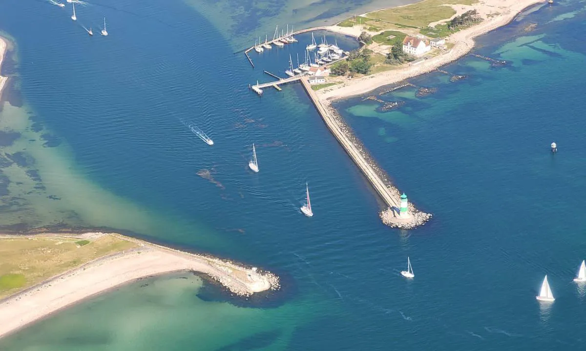 Schleimünde Hafen: {"base": "de", "no": "Luftfotografi av Schleim\u00fcnde med fyrt\u00e5rn, molo, badestrand, havn, kaf\u00e9, havnekontor og losstasjon. Til venstre naturreservatet Schleim\u00fcnde.", "se": "Flygfoto \u00f6ver Schleim\u00fcnde med fyr, pir, badstrand, hamn, kaf\u00e9, hamnkontor och lotsstation. P\u00e5 v\u00e4nster sida naturreservatet Schleim\u00fcnde.", "en": "Aerial view of Schleim\u00fcnde with lighthouse, breakwater, beach, harbour, snack bar, harbour master building and pilot station. On the left side, the Schleim\u00fcnde nature reserve.", "da": "Luftfoto af Schleim\u00fcnde med fyrt\u00e5rn, mole, badestrand, havn, kiosk, havnemesterbygning og lodsstation. P\u00e5 venstre side naturreservatet Schleim\u00fcnde.", "fr": "Photo a\u00e9rienne de Schleim\u00fcnde avec phare, jet\u00e9e, plage, port, Giftbude, b\u00e2timent du ma\u00eetre de port et station de pilotage. \u00c0 gauche, la r\u00e9serve naturelle de Schleim\u00fcnde.", "de": "Luftaufnahme Schleim\u00fcnde mit Leuchtturm, Mole, Badestrand, Hafen, Giftbude, Hafenmeistergeb\u00e4ude und Lotsenstation. Auf der linken Seite Naturschutzgebiet Schleim\u00fcnde.", "es": "Vista a\u00e9rea de Schleim\u00fcnde con faro, espig\u00f3n, playa, puerto, quiosco, edificio del capit\u00e1n del puerto y estaci\u00f3n de pr\u00e1cticos. A la izquierda, reserva natural de Schleim\u00fcnde.", "it": "Vista aerea di Schleim\u00fcnde con faro, molo, spiaggia, porto, baracca del veleno, edificio del capitano del porto e stazione dei piloti. Sulla sinistra \u00e8 visibile la riserva naturale di Schleim\u00fcnde.", "pt": "Imagem a\u00e9rea de Schleim\u00fcnde com farol, quebra-mar, praia, porto, quiosque, edif\u00edcio do capit\u00e3o do porto e esta\u00e7\u00e3o de pilotos. No lado esquerdo, a reserva natural de Schleim\u00fcnde.", "nl": "<i>Luchtfoto van Schleim\u00fcnde met vuurtoren, pier, strand, haven, kiosk, havenkantoor en loodsstation. Aan de linkerkant beschermd natuurgebied Schleim\u00fcnde.</i>", "pl": "Zdj\u0119cie lotnicze Schleim\u00fcnde z latarni\u0105 morsk\u0105, mol\u0105, pla\u017c\u0105, portem, budynkiem administracji portu i stacj\u0105 pilot\u00f3w. Po lewej stronie rezerwat przyrody Schleim\u00fcnde.", "uk": "\u0410\u0435\u0440\u043e\u0444\u043e\u0442\u043e\u0437\u043d\u0456\u043c\u043e\u043a \u0428\u043b\u0435\u0439\u043c\u0443\u043d\u0434\u0435 \u0437 \u043c\u0430\u044f\u043a\u043e\u043c, \u043c\u043e\u043b\u043e\u043c, \u043f\u043b\u044f\u0436\u0435\u043c, \u0433\u0430\u0432\u0430\u043d\u044c\u044e, \u0431\u0443\u0444\u0435\u0442\u043d\u043e\u044e, \u0431\u0443\u0434\u0456\u0432\u043b\u0435\u044e \u0433\u0430\u0432\u0430\u043d\u0456 \u0442\u0430 \u043b\u043e\u0446\u043c\u0430\u043d\u0441\u044c\u043a\u043e\u044e \u0441\u0442\u0430\u043d\u0446\u0456\u0454\u044e. \u041b\u0456\u0432\u043e\u0440\u0443\u0447 - \u043f\u0440\u0438\u0440\u043e\u0434\u043d\u0438\u0439 \u0437\u0430\u043f\u043e\u0432\u0456\u0434\u043d\u0438\u043a \u0428\u043b\u0435\u0439\u043c\u0443\u043d\u0434\u0435.", "ro": "Fotografie aerian\u0103 a Schleim\u00fcnde cu far, dig, plaj\u0103, port, magazin \u201eGiftbude\u201d, cl\u0103direa c\u0103pitanului de port \u0219i sta\u021bia de pilo\u021bi. \u00cen partea st\u00e2ng\u0103, rezerva\u021bia natural\u0103 Schleim\u00fcnde.", "tr": "Havadan \u00e7ekilmi\u015f Schleim\u00fcnde foto\u011fraf\u0131 ile birlikte deniz feneri, dalgak\u0131ran, plaj, liman, 'Giftbude' (hediye d\u00fckkan\u0131), liman ofisi binas\u0131 ve k\u0131lavuz istasyonu. Sol tarafta Schleim\u00fcnde Do\u011fa Koruma Alan\u0131.", "el": "\u0395\u03bd\u03b1\u03ad\u03c1\u03b9\u03b1 \u03bb\u03ae\u03c8\u03b7 \u03c4\u03bf\u03c5 Schleim\u00fcnde \u03bc\u03b5 \u03c6\u03ac\u03c1\u03bf, \u03bc\u03cc\u03bb\u03bf, \u03c0\u03b1\u03c1\u03b1\u03bb\u03af\u03b1, \u03bb\u03b9\u03bc\u03ac\u03bd\u03b9, \u03ba\u03b1\u03c4\u03ac\u03c3\u03c4\u03b7\u03bc\u03b1 \u03b1\u03bd\u03b1\u03c8\u03c5\u03c7\u03ae\u03c2, \u03ba\u03c4\u03af\u03c1\u03b9\u03bf \u03bb\u03b9\u03bc\u03b5\u03bd\u03ac\u03c1\u03c7\u03b7 \u03ba\u03b1\u03b9 \u03c3\u03c4\u03b1\u03b8\u03bc\u03cc \u03c0\u03bb\u03bf\u03b7\u03b3\u03ce\u03bd. \u03a3\u03c4\u03b1 \u03b1\u03c1\u03b9\u03c3\u03c4\u03b5\u03c1\u03ac \u03b7 \u03c0\u03c1\u03bf\u03c3\u03c4\u03b1\u03c4\u03b5\u03c5\u03cc\u03bc\u03b5\u03bd\u03b7 \u03c0\u03b5\u03c1\u03b9\u03bf\u03c7\u03ae Schleim\u00fcnde.", "cs": "Leteck\u00fd pohled na Schleim\u00fcnde s maj\u00e1kem, molem, pl\u00e1\u017e\u00ed, p\u0159\u00edstavem, z\u00e1chrannou budkou, budovou p\u0159\u00edstavn\u00edho mistra a lodivodskou stanic\u00ed. Na lev\u00e9 stran\u011b je p\u0159\u00edrodn\u00ed rezervace Schleim\u00fcnde.", "hu": "L\u00e9gi felv\u00e9tel Schleim\u00fcnd\u00e9r\u0151l vil\u00e1g\u00edt\u00f3toronnyal, m\u00f3l\u00f3val, stranddal, kik\u00f6t\u0151vel, Giftbud\u00e9val, kik\u00f6t\u0151mester \u00e9p\u00fclettel \u00e9s pil\u00f3ta\u00e1llom\u00e1ssal. A bal oldalon a Schleim\u00fcnde term\u00e9szetv\u00e9delmi ter\u00fclet tal\u00e1lhat\u00f3.", "fi": "Ilmakuva Schleim\u00fcndest\u00e4 majakan, aallonmurtajan, uimarantan, sataman, Giftbude, satamakonttorirakennuksen ja luotsiaseman kanssa. Vasemmalla puolella luonnonsuojelualue Schleim\u00fcnde.", "bg": "\u0412\u044a\u0437\u0434\u0443\u0448\u043d\u0430 \u0441\u043d\u0438\u043c\u043a\u0430 \u043d\u0430 \u0428\u043b\u0430\u0439\u043c\u044e\u043d\u0434\u0435 \u0441 \u0444\u0430\u0440, \u043c\u043e\u043b, \u043f\u043b\u0430\u0436, \u043f\u0440\u0438\u0441\u0442\u0430\u043d\u0438\u0449\u0435, \u043d\u0430\u043f\u0438\u0442\u043a\u043e\u0432 \u043f\u0430\u0432\u0438\u043b\u0438\u043e\u043d, \u0441\u0433\u0440\u0430\u0434\u0430 \u043d\u0430 \u043f\u0440\u0438\u0441\u0442\u0430\u043d\u0438\u0449\u043d\u0438\u044f \u043a\u0430\u043f\u0438\u0442\u0430\u043d \u0438 \u043b\u043e\u0446\u043c\u0430\u043d\u0441\u043a\u0430 \u0441\u0442\u0430\u043d\u0446\u0438\u044f. \u0412 \u043b\u044f\u0432\u0430\u0442\u0430 \u0441\u0442\u0440\u0430\u043d\u0430 - \u043f\u0440\u0438\u0440\u043e\u0434\u0435\u043d \u0440\u0435\u0437\u0435\u0440\u0432\u0430\u0442 \u0428\u043b\u0430\u0439\u043c\u044e\u043d\u0434\u0435.", "sr": "Vazdu\u0161ni snimak Schleim\u00fcnde sa svetionikom, molom, pla\u017eom za kupanje, lukom, kioskom, zgradom lu\u010dkog upravnika i pilot-stanicom. Sa leve strane za\u0161ti\u0107eno prirodno podru\u010dje Schleim\u00fcnde.", "et": "\u00d6hufoto Schleim\u00fcnde majaka, muuli, ujumisranna, sadama, kiosk, sadamakapteni hoone ja lootsijaamaga. Vasakul k\u00fcljel Schleim\u00fcnde looduskaitseala.", "lv": "Gaisa uz\u0146emums Schleim\u00fcnde ar b\u0101ku, molu, peldvietu, ostu, Giftbude, ostas priek\u0161nieka \u0113ku un lo\u010du staciju. Kreisaj\u0101 pus\u0113 dabas rezerv\u0101ts Schleim\u00fcnde.", "lt": "Oro nuotrauka Schleim\u00fcnde su \u0161vyturiu, molu, papl\u016bdimiu, uostu, \u201eGiftbude\u201c, uosto kapitono pastatu ir locman\u0173 stotimi. Kair\u0117je pus\u0117je Schleim\u00fcnde gamtos rezervatas."}