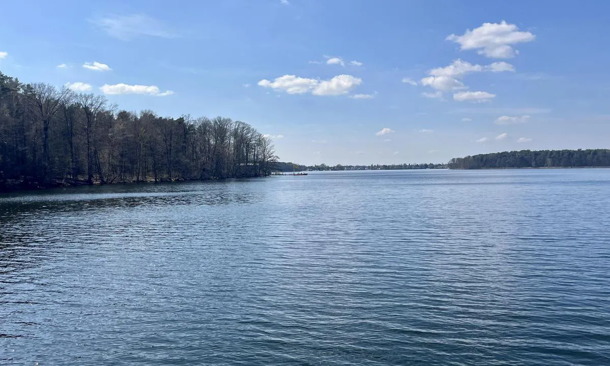 Seddinsee (Km 1, Süd-Ost-Ufer): {"base": "de", "no": "Utsikt mot vest.", "se": "Utsikt mot v\u00e4ster.", "en": "View to the west.", "da": "Blik mod vest.", "fr": "Vue vers l'ouest.", "de": "Blick nach Westen.", "es": "Vista hacia el oeste.", "it": "Vista verso ovest.", "pt": "Vista para o oeste.", "nl": "Blik naar het westen.", "pl": "Widok na zach\u00f3d.", "uk": "\u041f\u043e\u0433\u043b\u044f\u0434 \u043d\u0430 \u0437\u0430\u0445\u0456\u0434.", "ro": "Privire spre vest.", "tr": "Bat\u0131ya Bak\u0131\u015f.", "el": "\u0398\u03ad\u03b1 \u03c0\u03c1\u03bf\u03c2 \u03c4\u03b1 \u03b4\u03c5\u03c4\u03b9\u03ba\u03ac.", "cs": "Pohled na z\u00e1pad.", "hu": "Kil\u00e1t\u00e1s nyugat fel\u00e9.", "fi": "N\u00e4kym\u00e4 l\u00e4nteen.", "bg": "\u041f\u043e\u0433\u043b\u0435\u0434 \u043a\u044a\u043c \u0437\u0430\u043f\u0430\u0434.", "sr": "Pogled ka zapadu.", "et": "Vaade l\u00e4\u00e4nde.", "lv": "Skats uz rietumiem.", "lt": "Vaizdas \u012f vakarus."}