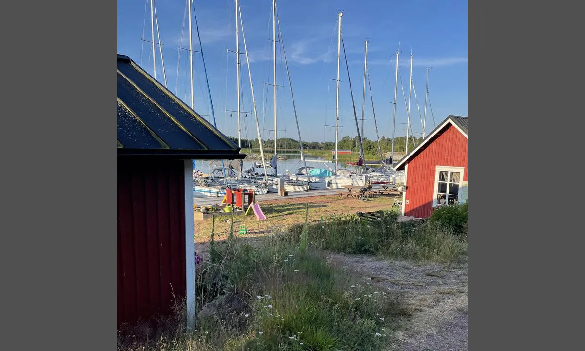 Seglinge: {"base": "en", "no": "Lekeplass for barn utend\u00f8rs, men ogs\u00e5 i skuret til venstre - flott for regnv\u00e6rsdager.", "se": "Lekplats f\u00f6r barn utomhus men \u00e4ven i skjulet till v\u00e4nster - perfekt f\u00f6r regniga dagar.", "en": "Children\u2019s playground outdoors but also in the shed to the left - great for rainy days.", "da": "Udend\u00f8rs legeplads for b\u00f8rn, men ogs\u00e5 i skuret til venstre - godt til regnvejrsdage.", "fr": "Aire de jeux pour enfants \u00e0 l'ext\u00e9rieur mais aussi dans le hangar \u00e0 gauche - id\u00e9al pour les jours de pluie.", "de": "Kinderspielplatz im Freien, aber auch in der Halle links - ideal bei Regentagen.", "es": "Parque infantil al aire libre, pero tambi\u00e9n en el cobertizo a la izquierda, ideal para d\u00edas lluviosos.", "it": "Parco giochi per bambini all'aperto ma anche nel capannone a sinistra - ottimo per i giorni di pioggia.", "pt": "Parque infantil ao ar livre, mas tamb\u00e9m no galp\u00e3o \u00e0 esquerda - \u00f3timo para dias de chuva.", "nl": "Buitenspeeltuin voor kinderen, maar ook in de loods aan de linkerkant - ideaal voor regenachtige dagen.", "pl": "Plac zabaw na \u015bwie\u017cym powietrzu, a tak\u017ce w szopie po lewej stronie - idealne na deszczowe dni.", "uk": "\u0414\u0438\u0442\u044f\u0447\u0438\u0439 \u043c\u0430\u0439\u0434\u0430\u043d\u0447\u0438\u043a \u043d\u0430 \u0432\u0456\u0434\u043a\u0440\u0438\u0442\u043e\u043c\u0443 \u043f\u043e\u0432\u0456\u0442\u0440\u0456, \u0430 \u0442\u0430\u043a\u043e\u0436 \u0443 \u043d\u0430\u0432\u0456\u0441\u0456 \u0437\u043b\u0456\u0432\u0430 - \u0447\u0443\u0434\u043e\u0432\u0438\u0439 \u0432\u0430\u0440\u0456\u0430\u043d\u0442 \u0434\u043b\u044f \u0434\u043e\u0449\u043e\u0432\u0438\u0445 \u0434\u043d\u0456\u0432.", "ro": "Loc de joac\u0103 pentru copii \u00een aer liber, dar \u0219i \u00een magazie, \u00een st\u00e2nga - excelent pentru zilele ploioase.", "tr": "\u00c7ocuk oyun alan\u0131 d\u0131\u015far\u0131da, ayr\u0131ca soldaki kul\u00fcbede - ya\u011fmurlu g\u00fcnler i\u00e7in harika.", "el": "\u03a0\u03b1\u03b9\u03b4\u03b9\u03ba\u03ae \u03c7\u03b1\u03c1\u03ac \u03ad\u03be\u03c9 \u03b1\u03bb\u03bb\u03ac \u03ba\u03b1\u03b9 \u03c3\u03c4\u03b7\u03bd \u03b1\u03c0\u03bf\u03b8\u03ae\u03ba\u03b7 \u03c3\u03c4\u03b1 \u03b1\u03c1\u03b9\u03c3\u03c4\u03b5\u03c1\u03ac - \u03b9\u03b4\u03b1\u03bd\u03b9\u03ba\u03cc \u03b3\u03b9\u03b1 \u03b2\u03c1\u03bf\u03c7\u03b5\u03c1\u03ad\u03c2 \u03b7\u03bc\u03ad\u03c1\u03b5\u03c2.", "cs": "D\u011btsk\u00e9 h\u0159i\u0161t\u011b venku, ale tak\u00e9 v k\u016fln\u011b nalevo - skv\u011bl\u00e9 pro de\u0161tiv\u00e9 dny.", "hu": "K\u00fclt\u00e9ri j\u00e1tsz\u00f3t\u00e9r, de a bal oldali cs\u0171rben is - nagyszer\u0171 es\u0151s napokon.", "fi": "Lasten leikkipaikka ulkona, mutta my\u00f6s vasemmalla sijaitsevassa vajassa - loistava sadep\u00e4iville.", "bg": "\u0414\u0435\u0442\u0441\u043a\u0430 \u043f\u043b\u043e\u0449\u0430\u0434\u043a\u0430 \u043d\u0430 \u043e\u0442\u043a\u0440\u0438\u0442\u043e, \u043d\u043e \u0441\u044a\u0449\u043e \u0442\u0430\u043a\u0430 \u0438 \u0432 \u043d\u0430\u0432\u0435\u0441\u0430 \u043e\u0442\u043b\u044f\u0432\u043e - \u0447\u0443\u0434\u0435\u0441\u043d\u043e \u0437\u0430 \u0434\u044a\u0436\u0434\u043e\u0432\u043d\u0438 \u0434\u043d\u0438.", "sr": "De\u010dije igrali\u0161te na otvorenom, ali i u \u0161upi sa leve strane - odli\u010dno za ki\u0161ne dane.", "et": "Lastem\u00e4nguv\u00e4ljak \u00f5ues, aga ka vasakul asuvas kuuris - suurep\u00e4rane vihmasteks p\u00e4evadeks.", "lv": "B\u0113rnu rota\u013cu laukums ir \u0101r\u0101, bet ar\u012b nojum\u0113 pa kreisi - lieliski lietain\u0101m dien\u0101m.", "lt": "Vaik\u0173 \u017eaidim\u0173 aik\u0161tel\u0117 lauke, taip pat pa\u0161i\u016br\u0117je kair\u0117je - puiku lietingomis dienomis."}