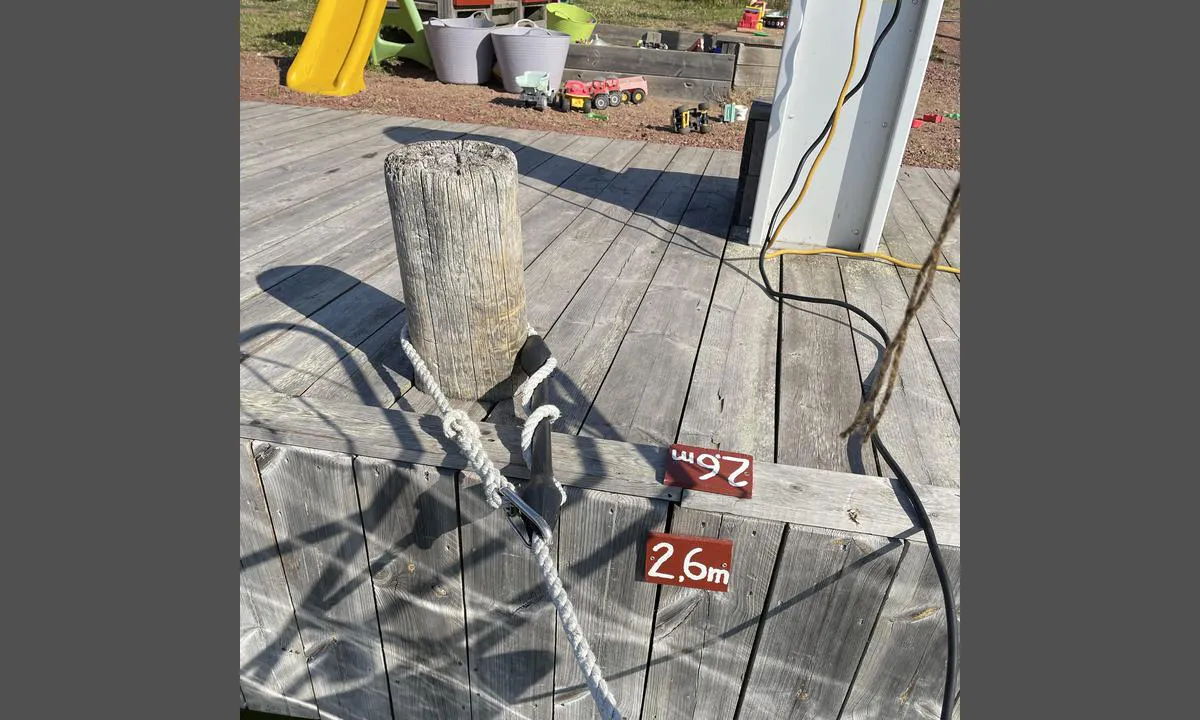 Seglinge: {"base": "en", "no": "R\u00f8de skilt indikerer dybde. Minimum 1,8m p\u00e5 venstre kant.", "se": "R\u00f6da skyltar anger djup. Minsta 1,8m i v\u00e4nstra kanten.", "en": "Red signs indicate depth. Minimin 1.8m in left edge.", "da": "R\u00f8de skilte angiver dybden. Minimum 1,8m i venstre kant.", "fr": "Les panneaux rouges indiquent la profondeur. Minimum 1,8m sur le bord gauche.", "de": "Rote Schilder zeigen die Tiefe an. Mindesttiefe 1,8 m am linken Rand.", "es": "Las se\u00f1ales rojas indican la profundidad. M\u00ednimo 1,8 m en el borde izquierdo.", "it": "I segnali rossi indicano la profondit\u00e0. Minimo 1,8 m sul bordo sinistro.", "pt": "Os sinais vermelhos indicam profundidade. M\u00ednimo de 1,8m na borda esquerda.", "nl": "Rode borden duiden diepte aan. Minimaal 1,8 m aan de linkerzijde.", "pl": "Czerwone znaki wskazuj\u0105 g\u0142\u0119boko\u015b\u0107. Minimum 1,8 m na lewej kraw\u0119dzi.", "uk": "\u0427\u0435\u0440\u0432\u043e\u043d\u0456 \u0437\u043d\u0430\u043a\u0438 \u0432\u043a\u0430\u0437\u0443\u044e\u0442\u044c \u0433\u043b\u0438\u0431\u0438\u043d\u0443. \u041c\u0456\u043d\u0456\u043c\u0443\u043c 1,8 \u043c \u043d\u0430 \u043b\u0456\u0432\u043e\u043c\u0443 \u043a\u0440\u0430\u044e.", "ro": "Semnele ro\u0219ii indic\u0103 ad\u00e2ncimea. Minim 1,8 m pe marginea st\u00e2ng\u0103.", "tr": "K\u0131rm\u0131z\u0131 i\u015faretler derinli\u011fi g\u00f6sterir. Sol kenarda minimum 1.8m.", "el": "\u039a\u03cc\u03ba\u03ba\u03b9\u03bd\u03b1 \u03c3\u03b7\u03bc\u03ac\u03b4\u03b9\u03b1 \u03c5\u03c0\u03bf\u03b4\u03b5\u03b9\u03ba\u03bd\u03cd\u03bf\u03c5\u03bd \u03c4\u03bf \u03b2\u03ac\u03b8\u03bf\u03c2. \u0395\u03bb\u03ac\u03c7\u03b9\u03c3\u03c4\u03bf 1,8\u03bc \u03c3\u03c4\u03b7\u03bd \u03b1\u03c1\u03b9\u03c3\u03c4\u03b5\u03c1\u03ae \u03ac\u03ba\u03c1\u03b7.", "cs": "\u010cerven\u00e9 zna\u010dky ozna\u010duj\u00ed hloubku. Minim\u00e1ln\u011b 1.8m na lev\u00e9m okraji.", "hu": "A piros jelz\u00e9sek m\u00e9lys\u00e9get jeleznek. Minimum 1,8 m\u00e9ter a bal sz\u00e9l\u00e9n.", "fi": "Punaiset merkit osoittavat syvyyden. Minimisyvyys 1,8 m vasemmassa reunassa.", "bg": "\u0427\u0435\u0440\u0432\u0435\u043d\u0438\u0442\u0435 \u0437\u043d\u0430\u0446\u0438 \u043f\u043e\u043a\u0430\u0437\u0432\u0430\u0442 \u0434\u044a\u043b\u0431\u043e\u0447\u0438\u043d\u0430. \u041c\u0438\u043d\u0438\u043c\u0443\u043c 1.8 \u043c \u0432 \u043b\u0435\u0432\u0438\u044f \u043a\u0440\u0430\u0439.", "sr": "Crveni znakovi ozna\u010davaju dubinu. Minimum 1.8m na levoj ivici.", "et": "Punased m\u00e4rgid t\u00e4histavad s\u00fcgavust. Minimaalne s\u00fcgavus vasakul servas on 1,8 m.", "lv": "<p>Sarkan\u0101s z\u012bmes nor\u0101da dzi\u013cumu. Minim\u0101lais dzi\u013cums kreisaj\u0101 mal\u0101 ir 1,8 metri.</p>", "lt": "Raudonos \u017eym\u0117s nurodo gyl\u012f. Minimali gylis 1,8 m kairiajame kra\u0161te."}