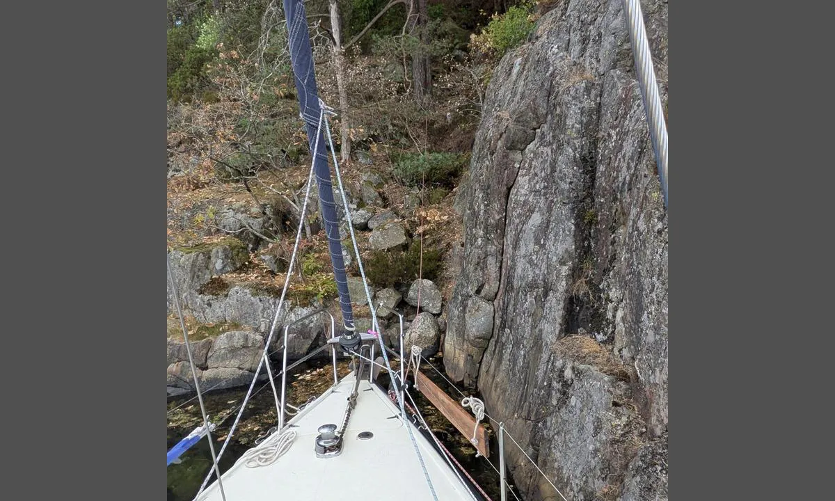 Seilkilen: {"base": "de", "no": "Fort\u00f8yning til metallanker i fjellet og tre", "se": "Ligg vid metallankare i klippan och tr\u00e4d", "en": "Mooring on metal anchors in rock and tree", "da": "Fort\u00f8jning til metalanker i klippen og tr\u00e6", "fr": "Amarrages sur ancre m\u00e9tallique dans la roche et sur arbre", "de": "Liegen an Metallanker im Fels und Baum", "es": "Abordar anclajes met\u00e1licos en roca y \u00e1rbol", "it": "Ormeggiare ad ancore metalliche nella roccia e agli alberi", "pt": "Ancorar em \u00e2ncoras de metal em rocha e \u00e1rvores", "nl": "Aanleggen aan metalen anker in rots en boom", "pl": "Cumowanie do metalowych kotwic w skale i drzewie", "uk": "\u0421\u0442\u043e\u044f\u043d\u043a\u0430 \u043d\u0430 \u043c\u0435\u0442\u0430\u043b\u0435\u0432\u0438\u0445 \u044f\u043a\u043e\u0440\u044f\u0445 \u0443 \u0441\u043a\u0435\u043b\u0456 \u0442\u0430 \u043d\u0430 \u0434\u0435\u0440\u0435\u0432\u0430\u0445", "ro": "Ancorare pe ancor\u0103 metalic\u0103 \u00een st\u00e2nc\u0103 \u0219i copac", "tr": "Kaya ve a\u011fa\u00e7 \u00fczerine metal \u00e7apa ile ba\u011flanma", "el": "\u0391\u03b3\u03ba\u03c5\u03c1\u03bf\u03b2\u03bf\u03bb\u03af\u03b1 \u03bc\u03b5 \u03bc\u03b5\u03c4\u03b1\u03bb\u03bb\u03b9\u03ba\u03ae \u03ac\u03b3\u03ba\u03c5\u03c1\u03b1 \u03c3\u03b5 \u03b2\u03c1\u03ac\u03c7\u03bf \u03ba\u03b1\u03b9 \u03b4\u03ad\u03bd\u03c4\u03c1\u03bf", "cs": "Kotven\u00ed na kovov\u00e9 kotvy ve skal\u00e1ch a na stromech", "hu": "F\u00e9m horgony a szikl\u00e1n \u00e9s a f\u00e1n", "fi": "Makaaminen metallikiinnikkeell\u00e4 kivess\u00e4 ja puussa", "bg": "\u0410\u043a\u043e\u0441\u0442\u0438\u0440\u0430\u043d\u0435 \u043d\u0430 \u043c\u0435\u0442\u0430\u043b\u0435\u043d \u043a\u043e\u0442\u0432\u0430 \u0432 \u0441\u043a\u0430\u043b\u0430 \u0438 \u043d\u0430 \u0434\u044a\u0440\u0432\u043e", "sr": "Privezivanje za metalne ankere u steni i drve\u0107u", "et": "Ankrus metallankrute k\u00fcljes kaljus ja puul", "lv": "Piest\u0101ties pie met\u0101la enkura akmen\u012b un kok\u0101", "lt": "Prie metalo inkar\u0173 uolose ir med\u017eiuose"}