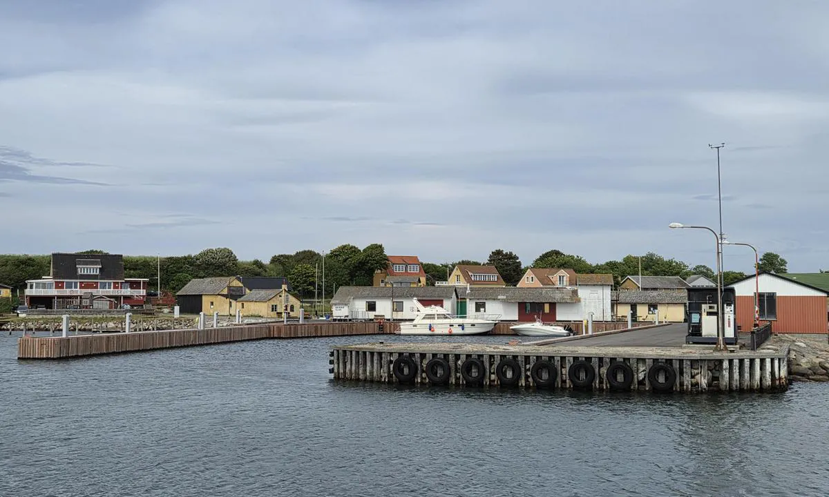 Sejerø Havn: {"base": "no", "no": "Mulig til langsides fort\u00f8ying til h\u00f8yre etter at man er inne i havna. Oppgradert kai.", "se": "M\u00f6jligt att f\u00f6rt\u00f6ja l\u00e5ngsides till h\u00f6ger efter att man kommit in i hamnen. Uppgraderad kaj.", "en": "Possible side mooring to the right after entering the harbor. Upgraded quay.", "da": "Mulighed for langsides fort\u00f8jning til h\u00f8jre efter man er inde i havnen. Opgraderet kaj.", "fr": "Amarrage possible \u00e0 tribord apr\u00e8s \u00eatre entr\u00e9 dans le port. Quai modernis\u00e9.", "de": "M\u00f6glichkeit f\u00fcr seitliches Anlegen auf der rechten Seite nach dem Einfahren in den Hafen. Renovierter Kai.", "es": "Posibilidad de amarrar de costado a la derecha despu\u00e9s de entrar al puerto. Muelle renovado.", "it": "Possibile ormeggiarsi lungo il lato destro dopo essere entrati nel porto. Molo aggiornato.", "pt": "\u00c9 poss\u00edvel amarrar ao longo do cais \u00e0 direita depois de entrar no porto. Cais atualizado.", "nl": "Mogelijk om langszij af te meren aan de rechterkant zodra men in de haven is. Opgewaardeerd kade.", "pl": "Mo\u017cliwo\u015b\u0107 cumowania burt\u0105 po prawej stronie po wp\u0142yni\u0119ciu do portu. Zmodernizowane nabrze\u017ce.", "uk": "\u041c\u043e\u0436\u043b\u0438\u0432\u043e \u043f\u0440\u0438\u0448\u0432\u0430\u0440\u0442\u0443\u0432\u0430\u0442\u0438\u0441\u044f \u0432\u0437\u0434\u043e\u0432\u0436 \u043f\u0440\u0430\u0432\u043e\u0440\u0443\u0447 \u043f\u0456\u0441\u043b\u044f \u0432\u0445\u043e\u0434\u0443 \u0432 \u0433\u0430\u0432\u0430\u043d\u044c. \u041e\u043d\u043e\u0432\u043b\u0435\u043d\u0438\u0439 \u043f\u0440\u0438\u0447\u0430\u043b.", "ro": "Posibil s\u0103 v\u0103 lega\u021bi de partea dreapt\u0103 dup\u0103 ce intra\u021bi \u00een port. Chei modernizat.", "tr": "Limana girdikten sonra sa\u011f taraftaki iskeleye yana\u015fmak m\u00fcmk\u00fcnd\u00fcr. Yenilenmi\u015f iskele.", "el": "\u0394\u03c5\u03bd\u03b1\u03c4\u03cc\u03c4\u03b7\u03c4\u03b1 \u03c0\u03bb\u03b5\u03c5\u03c1\u03b9\u03ba\u03ae\u03c2 \u03c0\u03c1\u03cc\u03c3\u03b4\u03b5\u03c3\u03b7\u03c2 \u03c3\u03c4\u03b1 \u03b4\u03b5\u03be\u03b9\u03ac \u03bc\u03cc\u03bb\u03b9\u03c2 \u03b5\u03b9\u03c3\u03ad\u03bb\u03b8\u03b5\u03c4\u03b5 \u03c3\u03c4\u03bf \u03bb\u03b9\u03bc\u03ac\u03bd\u03b9. \u0391\u03bd\u03b1\u03b2\u03b1\u03b8\u03bc\u03b9\u03c3\u03bc\u03ad\u03bd\u03b7 \u03c0\u03c1\u03bf\u03b2\u03bb\u03ae\u03c4\u03b1.", "cs": "Mo\u017en\u00e9 bo\u010dn\u00ed p\u0159ist\u00e1n\u00ed na pravoboku po vjezdu do p\u0159\u00edstavu. Modernizovan\u00e9 molo.", "hu": "Lehets\u00e9ges hosszanti kik\u00f6t\u00e9s jobbra, amint be\u00e9r\u00fcnk a kik\u00f6t\u0151be. Fel\u00faj\u00edtott m\u00f3l\u00f3.", "fi": "Mahdollista kiinnitty\u00e4 kyljitt\u00e4in oikealle satamaan tultaessa. P\u00e4ivitetty laituri.", "bg": "\u0412\u044a\u0437\u043c\u043e\u0436\u043d\u043e \u0435 \u0441\u0442\u0440\u0430\u043d\u0438\u0447\u043d\u043e \u0448\u0432\u0430\u0440\u0442\u043e\u0432\u0430\u043d\u0435 \u0432\u0434\u044f\u0441\u043d\u043e \u0441\u043b\u0435\u0434 \u0432\u043b\u0438\u0437\u0430\u043d\u0435 \u0432 \u043f\u0440\u0438\u0441\u0442\u0430\u043d\u0438\u0449\u0435\u0442\u043e. \u041f\u043e\u0434\u043d\u043e\u0432\u0435\u043d \u043a\u0435\u0439.", "sr": "Mogu\u0107e bo\u010dno privezivanje sa desne strane nakon ulaska u luku. Oja\u010dani kej.", "et": "V\u00f5imalik silduda k\u00f5rvale paremale p\u00e4rast sadamasse sisenemist. Uuendatud kai.", "lv": "Iesp\u0113jams piest\u0101t blakus labaj\u0101 pus\u0113 p\u0113c ieie\u0161anas ost\u0101. Uzlabots mols.", "lt": "Galima \u0161vartuotis prie \u0161ono de\u0161in\u0117je pus\u0117je, kai patekote \u012f uost\u0105. Atnaujintas krantin\u0117."}