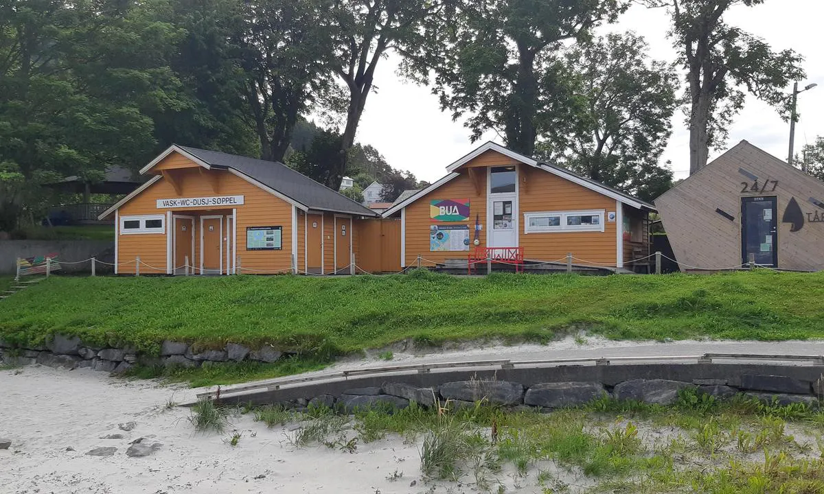 Seljevågen Gjestehamn: Servicebygg med dusj, toalett, vask og tørk.
Ligger ved nedgangen til stranden.