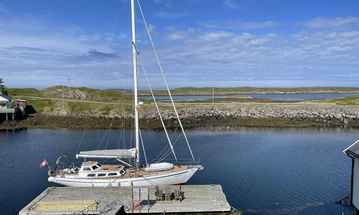 Selvær: 855m innover fra fergeleiet (i følge plakat) til gjestebrygga som har plass til en båt, med strøm og vann. Dusj og vaskemaskin i et nærliggende service hus.