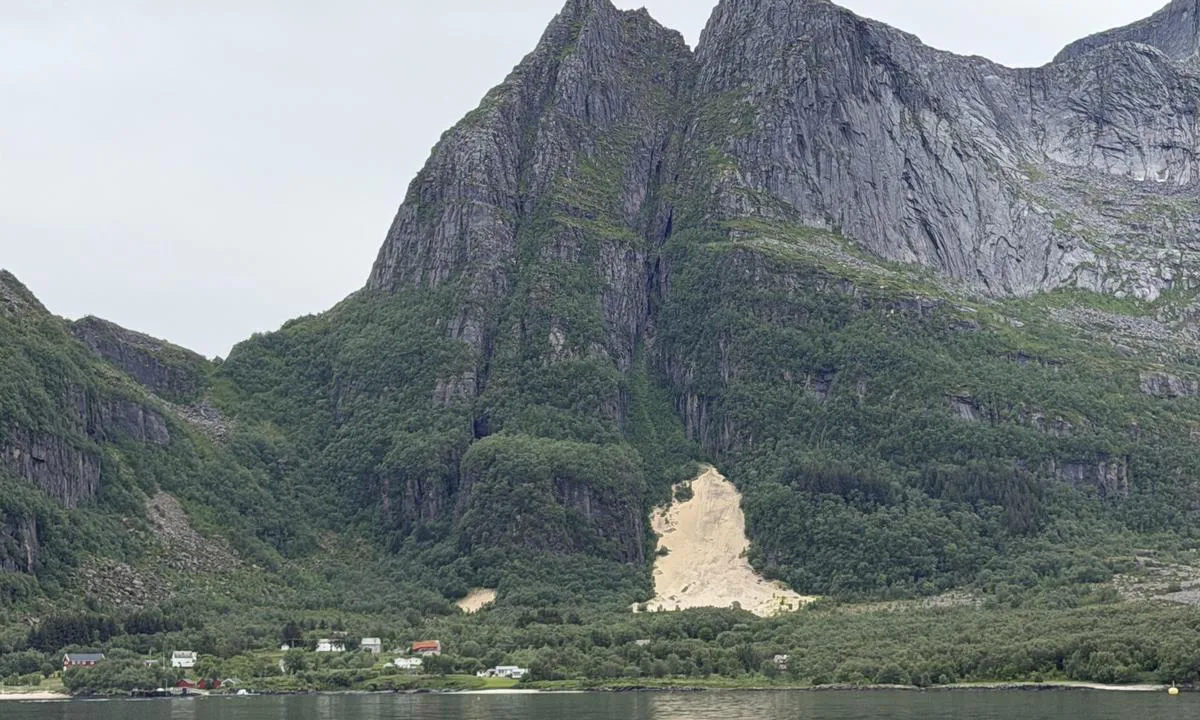 Selvågen: {"base": "no", "no": "Fr\u00e5 ankringsplass er det utsikt til det spesielle naturfenomenet kor det \u201crenner\u201d sand ut av fjellet. Det skal nok v\u00e6re \u201cflygesand\u201d som legg seg i fjellsida og skaper denne store bratte bakken av sand langt opp i fjellsida. Det seier at enkelte har rent p\u00e5 akebrett ned denne sanden, men usikkert om det er mogleg. Dette er p\u00e5 nordsida av \u00f8ya S\u00f8rfugl\u00f8y.", "se": "Fr\u00e5n ankringsplatsen \u00e4r det utsikt till det speciella naturfenomenet d\u00e4r sand \u201crinner\u201d ur berget. Det b\u00f6r vara \u201cflygsand\u201d som l\u00e4gger sig i bergssidan och skapar denna stora branta sandbacken h\u00f6gt upp p\u00e5 bergssidan. Det s\u00e4gs att vissa har \u00e5kt k\u00e4lke ner f\u00f6r denna sand, men os\u00e4kert om det \u00e4r m\u00f6jligt. Detta \u00e4r p\u00e5 norra sidan av \u00f6n S\u00f8rfugl\u00f8y.", "en": "From the anchorage, there is a view of the unique natural phenomenon where sand \u201cflows\u201d out of the mountain. It is likely to be \u201cflying sand\u201d that settles on the mountainside and creates this large steep slope of sand far up the mountainside. It is said that some have sledded down this sand on toboggans, but it is uncertain if that is possible. This is on the north side of the island S\u00f8rfugl\u00f8y.", "da": "Fra ankerpladsen er der udsigt til det specielle naturf\u00e6nomen, hvor det 'l\u00f8ber' sand ud af bjerget. Det skal nok v\u00e6re 'flyvesand', der l\u00e6gger sig p\u00e5 bjergsiden og skaber denne store stejle bakke af sand h\u00f8jt oppe p\u00e5 bjergsiden. Det siges, at nogen har k\u00f8rt p\u00e5 k\u00e6lk ned ad denne sand, men det er usikkert, om det er muligt. Dette er p\u00e5 nordsiden af \u00f8en S\u00f8rfugl\u00f8y.", "fr": "<p>Depuis la zone d'ancrage, il y a une vue sur le ph\u00e9nom\u00e8ne naturel sp\u00e9cial o\u00f9 \u00ab coule \u00bb du sable de la montagne. Il doit probablement s'agir de \u00ab sable volant \u00bb qui se d\u00e9pose sur le flanc de la montagne et cr\u00e9e cette grande pente abrupte de sable haut sur la montagne. On dit que certains ont d\u00e9val\u00e9 cette pente en luge, mais il n'est pas certain que cela soit possible. Cela se trouve du c\u00f4t\u00e9 nord de l'\u00eele de S\u00f8rfugl\u00f8y.</p>", "de": "Vom Ankerplatz aus hat man Aussicht auf das besondere Naturph\u00e4nomen, bei dem \u201eSand\u201c aus dem Berg \u201eflie\u00dft\u201c. Es handelt sich wahrscheinlich um \u201eFlugsand\u201c, der sich auf dem Berghang ablagert und diesen gro\u00dfen, steilen Sandhang weit oben am Berghang erschafft. Es wird gesagt, dass einige mit einem Schlitten diesen Sand hinuntergefahren sind, aber es ist unsicher, ob das m\u00f6glich ist. Dies befindet sich auf der Nordseite der Insel S\u00f8rfugl\u00f8y.", "es": "Desde el lugar de anclaje hay una vista del fen\u00f3meno natural especial donde la arena 'fluye' desde la monta\u00f1a. Debe ser 'arena e\u00f3lica' que se deposita en la ladera de la monta\u00f1a y crea esta gran pendiente abrupta de arena en lo alto de la ladera. Se dice que algunas personas han bajado en trineo por esta arena, pero no est\u00e1 claro si es posible. Esto se encuentra en el lado norte de la isla S\u00f8rfugl\u00f8y.", "it": "Dalla posizione di ancoraggio si ha una vista sul particolare fenomeno naturale dove \u201cscorre\u201d sabbia gi\u00f9 dalla montagna. Probabilmente \u00e8 \u201csabbia volante\u201d che si deposita sul fianco della montagna, creando questa grande ripida discesa di sabbia molto in alto sul pendio. Si dice che alcune persone abbiano slittato gi\u00f9 con slitte su questa sabbia, ma non \u00e8 certo se sia possibile. Questo si trova sul lato nord dell'isola di S\u00f8rfugl\u00f8y.", "pt": "Da \u00e1rea de ancoragem, h\u00e1 uma vista para o fen\u00f4meno natural especial onde a \u201careia\u201d escorre da montanha. Provavelmente, \u00e9 a \u201careia voadora\u201d que se deposita na encosta da montanha e cria essa grande e \u00edngreme colina de areia bem alta na encosta. Dizem que alguns j\u00e1 desceram de tren\u00f3 nesta areia, mas n\u00e3o se sabe ao certo se \u00e9 poss\u00edvel. Isto est\u00e1 no lado norte da ilha S\u00f8rfugl\u00f8y.", "nl": "Vanaf de ankerplaats is er uitzicht op het bijzondere natuurfenomeen waar het zand uit de berg 'stroomt'. Het moet wel 'stuifzand' zijn dat zich op de berghelling afzet en deze grote steile zandhelling hoog op de berghelling cre\u00ebert. Er wordt gezegd dat sommige mensen op een slee van dit zand zijn afgegleden, maar het is onzeker of dit mogelijk is. Dit is aan de noordzijde van het eiland S\u00f8rfugl\u00f8y.", "pl": "Z miejsca zakotwiczenia rozci\u0105ga si\u0119 widok na wyj\u0105tkowe zjawisko naturalne, gdzie \u201ewyp\u0142ywa\u201d piasek z g\u00f3ry. Najprawdopodobniej jest to \u201epiasek lotny\u201d, osadzaj\u0105cy si\u0119 na zboczu g\u00f3ry i tworz\u0105cy ten stromy stok piasku wysoko na zboczu g\u00f3ry. M\u00f3wi si\u0119, \u017ce niekt\u00f3rzy zje\u017cd\u017cali na sankach z tego piasku, ale nie jest pewne, czy jest to mo\u017cliwe. To jest po p\u00f3\u0142nocnej stronie wyspy S\u00f8rfugl\u00f8y.", "uk": "\u0417 \u044f\u043a\u043e\u0440\u043d\u043e\u0457 \u0441\u0442\u043e\u044f\u043d\u043a\u0438 \u0432\u0456\u0434\u043a\u0440\u0438\u0432\u0430\u0454\u0442\u044c\u0441\u044f \u0432\u0438\u0434 \u043d\u0430 \u043e\u0441\u043e\u0431\u043b\u0438\u0432\u0435 \u043f\u0440\u0438\u0440\u043e\u0434\u043d\u0435 \u044f\u0432\u0438\u0449\u0435, \u0434\u0435 \u00ab\u0442\u0435\u0447\u0435\u00bb \u043f\u0456\u0441\u043e\u043a \u0437 \u0433\u043e\u0440\u0438. \u0412\u043e\u0447\u0435\u0432\u0438\u0434\u044c, \u0446\u0435 \u043c\u0430\u0454 \u0431\u0443\u0442\u0438 \u00ab\u043b\u0456\u0442\u0443\u0447\u0438\u0439 \u043f\u0456\u0441\u043e\u043a\u00bb, \u044f\u043a\u0438\u0439 \u043e\u0441\u0456\u0434\u0430\u0454 \u043d\u0430 \u0441\u0445\u0438\u043b\u0456 \u0433\u043e\u0440\u0438 \u0456 \u0441\u0442\u0432\u043e\u0440\u044e\u0454 \u0446\u0435\u0439 \u0432\u0435\u043b\u0438\u043a\u0438\u0439 \u043a\u0440\u0443\u0442\u0438\u0439 \u0441\u0445\u0438\u043b \u043f\u0456\u0441\u043a\u0443 \u0432\u0438\u0441\u043e\u043a\u043e \u0432 \u0433\u043e\u0440\u0456. \u041a\u0430\u0436\u0443\u0442\u044c, \u0449\u043e \u0434\u0435\u044f\u043a\u0456 \u043b\u044e\u0434\u0438 \u0437'\u0457\u0436\u0434\u0436\u0430\u044e\u0442\u044c \u043d\u0430 \u0441\u0430\u043d\u0447\u0430\u0442\u0430\u0445 \u0437 \u0446\u044c\u043e\u0433\u043e \u043f\u0456\u0441\u043a\u0443, \u0430\u043b\u0435 \u043d\u0435 \u0432\u043f\u0435\u0432\u043d\u0435\u043d\u043e, \u0447\u0438 \u0446\u0435 \u043c\u043e\u0436\u043b\u0438\u0432\u043e. \u0426\u0435 \u043d\u0430 \u043f\u0456\u0432\u043d\u0456\u0447\u043d\u043e\u043c\u0443 \u0431\u043e\u0446\u0456 \u043e\u0441\u0442\u0440\u043e\u0432\u0430 \u0421\u044c\u043e\u0440\u0444\u0443\u0433\u043b\u043e\u0439.", "ro": "Din locul de ancorare, exist\u0103 o priveli\u0219te a fenomenului natural special \u00een care \u201ecurge\u201d nisip din munte. Probabil este vorba despre \u201enisip zbur\u0103tor\u201d care se depune pe versantul muntelui \u0219i creeaz\u0103 aceast\u0103 mare pant\u0103 abrupt\u0103 de nisip departe \u00een sus pe versantul muntelui. Se spune c\u0103 unii au cobor\u00e2t cu sania pe acest nisip, dar nu este sigur dac\u0103 este posibil. Acest lucru se afl\u0103 pe partea de nord a insulei S\u00f8rfugl\u00f8y.", "tr": "Demirleme yerinden, da\u011fdan \u201cakan\u201d kumun \u00f6zel do\u011fa olgusunu g\u00f6rebilirsiniz. Muhtemelen da\u011f yamac\u0131nda biriken \u201cu\u00e7an kum\u201d bu b\u00fcy\u00fck dik kum y\u0131\u011f\u0131n\u0131n\u0131 olu\u015fturuyor. Baz\u0131 ki\u015filerin bu kumdan k\u0131zakla kayd\u0131\u011f\u0131 s\u00f6yleniyor, ama m\u00fcmk\u00fcn olup olmad\u0131\u011f\u0131 belli de\u011fil. Bu, S\u00f8rfugl\u00f8y adas\u0131n\u0131n kuzey taraf\u0131nda yer almaktad\u0131r.", "el": "\u0391\u03c0\u03cc \u03c4\u03bf\u03bd \u03b1\u03b3\u03ba\u03c5\u03c1\u03bf\u03b2\u03cc\u03bb\u03b9\u03bf \u03ad\u03c7\u03b5\u03b9 \u03b8\u03ad\u03b1 \u03c3\u03c4\u03bf \u03b9\u03b4\u03b9\u03b1\u03af\u03c4\u03b5\u03c1\u03bf \u03c6\u03c5\u03c3\u03b9\u03ba\u03cc \u03c6\u03b1\u03b9\u03bd\u03cc\u03bc\u03b5\u03bd\u03bf \u03cc\u03c0\u03bf\u03c5 \u03b7 \u03ac\u03bc\u03bc\u03bf\u03c2 '\u03c1\u03ad\u03b5\u03b9' \u03b1\u03c0\u03cc \u03c4\u03bf \u03b2\u03bf\u03c5\u03bd\u03cc. \u03a0\u03b9\u03b8\u03b1\u03bd\u03cc\u03bd \u03c0\u03c1\u03cc\u03ba\u03b5\u03b9\u03c4\u03b1\u03b9 \u03b3\u03b9\u03b1 '\u03ac\u03bc\u03bc\u03bf \u03c0\u03bf\u03c5 \u03c0\u03b1\u03c1\u03b1\u03c3\u03cd\u03c1\u03b5\u03c4\u03b1\u03b9 \u03b1\u03c0\u03cc \u03c4\u03bf\u03bd \u03ac\u03bd\u03b5\u03bc\u03bf' \u03b7 \u03bf\u03c0\u03bf\u03af\u03b1 \u03b5\u03bd\u03b1\u03c0\u03bf\u03c4\u03af\u03b8\u03b5\u03c4\u03b1\u03b9 \u03c3\u03c4\u03b7\u03bd \u03c0\u03bb\u03b1\u03b3\u03b9\u03ac \u03c4\u03bf\u03c5 \u03b2\u03bf\u03c5\u03bd\u03bf\u03cd \u03ba\u03b1\u03b9 \u03b4\u03b7\u03bc\u03b9\u03bf\u03c5\u03c1\u03b3\u03b5\u03af \u03b1\u03c5\u03c4\u03ae \u03c4\u03b7 \u03bc\u03b5\u03b3\u03ac\u03bb\u03b7 \u03b1\u03c0\u03cc\u03c4\u03bf\u03bc\u03b7 \u03ba\u03b1\u03c4\u03b7\u03c6\u03cc\u03c1\u03b1 \u03b1\u03c0\u03cc \u03ac\u03bc\u03bc\u03bf \u03c8\u03b7\u03bb\u03ac \u03c3\u03c4\u03b7\u03bd \u03c0\u03bb\u03b5\u03c5\u03c1\u03ac \u03c4\u03bf\u03c5 \u03b2\u03bf\u03c5\u03bd\u03bf\u03cd. \u039b\u03ad\u03b3\u03b5\u03c4\u03b1\u03b9 \u03cc\u03c4\u03b9 \u03bc\u03b5\u03c1\u03b9\u03ba\u03bf\u03af \u03ad\u03c7\u03bf\u03c5\u03bd \u03ba\u03b1\u03c4\u03ad\u03b2\u03b5\u03b9 \u03b1\u03c5\u03c4\u03ae \u03c4\u03b7\u03bd \u03ac\u03bc\u03bc\u03bf \u03bc\u03b5 \u03ad\u03bb\u03ba\u03b7\u03b8\u03c1\u03bf, \u03b1\u03bb\u03bb\u03ac \u03b1\u03bc\u03c6\u03af\u03b2\u03bf\u03bb\u03bf \u03b1\u03bd \u03b5\u03af\u03bd\u03b1\u03b9 \u03b4\u03c5\u03bd\u03b1\u03c4\u03cc. \u0391\u03c5\u03c4\u03cc \u03b5\u03af\u03bd\u03b1\u03b9 \u03c3\u03c4\u03b7 \u03b2\u03cc\u03c1\u03b5\u03b9\u03b1 \u03c0\u03bb\u03b5\u03c5\u03c1\u03ac \u03c4\u03bf\u03c5 \u03bd\u03b7\u03c3\u03b9\u03bf\u03cd S\u00f8rfugl\u00f8y.", "cs": "Z kotvi\u0161t\u011b je v\u00fdhled na zvl\u00e1\u0161tn\u00ed p\u0159\u00edrodn\u00ed jev, kde 'te\u010de' p\u00edsek z hory. Pravd\u011bpodobn\u011b se jedn\u00e1 o 'let\u00edc\u00ed p\u00edsek', kter\u00fd se usazuje na \u00fabo\u010d\u00ed hory a vytv\u00e1\u0159\u00ed tento velk\u00fd strm\u00fd kopec p\u00edsku vysoko na \u00fabo\u010d\u00ed. \u0158\u00edk\u00e1 se, \u017ee n\u011bkte\u0159\u00ed sj\u00ed\u017ed\u011bli tento p\u00edsek na san\u00edch, ale nen\u00ed jist\u00e9, zda je to mo\u017en\u00e9. To je na severn\u00ed stran\u011b ostrova S\u00f8rfugl\u00f8y.", "hu": "A horgonyz\u00f3helyr\u0151l kil\u00e1t\u00e1s ny\u00edlik arra a k\u00fcl\u00f6nleges term\u00e9szeti jelens\u00e9gre, ahol a homok \u201efolyik\u201d le a hegyr\u0151l. Val\u00f3sz\u00edn\u0171leg \u201esz\u00e9lf\u00fatta homok\u201d rak\u00f3dik le a hegyoldalba, \u00e9s hozza l\u00e9tre ezt a nagy meredek homokos lejt\u0151t, amely magasra ny\u00falik a hegyoldalban. Azt mondj\u00e1k, hogy egyesek sz\u00e1nk\u00f3ztak ezen a homokon, de k\u00e9rd\u00e9ses, hogy ez lehets\u00e9ges-e. Ez S\u00f8rfugl\u00f8y sziget\u00e9nek \u00e9szaki oldal\u00e1n tal\u00e1lhat\u00f3.", "fi": "Ankkuripaikalta on n\u00e4kym\u00e4 erityiseen luonnonilmi\u00f6\u00f6n, jossa hiekka 'virtaa' alas vuorelta. T\u00e4m\u00e4 johtuu todenn\u00e4k\u00f6isesti siit\u00e4, ett\u00e4 vuorenrinteeseen kasaantuu 'lentohiekkaa', joka muodostaa t\u00e4m\u00e4n suuren jyrk\u00e4n hiekkarinteen korkealle vuorenrinteeseen. Sanotaan, ett\u00e4 jotkut ovat laskeneet alas t\u00e4t\u00e4 hiekkaa kelkkailtaen, vaikka ei ole varmaa, onko se mahdollista. T\u00e4m\u00e4 on S\u00f8rfugl\u00f8y-saarella pohjoispuolella.", "bg": "\u041e\u0442 \u043a\u043e\u0442\u0432\u0435\u043d\u0430 \u0441\u0442\u043e\u044f\u043d\u043a\u0430 \u0441\u0435 \u043e\u0442\u043a\u0440\u0438\u0432\u0430 \u0433\u043b\u0435\u0434\u043a\u0430 \u043a\u044a\u043c \u0441\u043f\u0435\u0446\u0438\u0444\u0438\u0447\u043d\u0438\u044f \u043f\u0440\u0438\u0440\u043e\u0434\u0435\u043d \u0444\u0435\u043d\u043e\u043c\u0435\u043d, \u043a\u044a\u0434\u0435\u0442\u043e \u201e\u0442\u0435\u0447\u0435\u201c \u043f\u044f\u0441\u044a\u043a \u043e\u0442 \u043f\u043b\u0430\u043d\u0438\u043d\u0430\u0442\u0430. \u0412\u0435\u0440\u043e\u044f\u0442\u043d\u043e \u0442\u043e\u0432\u0430 \u0435 \u201e\u043b\u0435\u0442\u044f\u0449 \u043f\u044f\u0441\u044a\u043a\u201c, \u043a\u043e\u0439\u0442\u043e \u0441\u0435 \u0443\u0442\u0430\u044f\u0432\u0430 \u043f\u043e \u0441\u0442\u0440\u0430\u043d\u0430\u0442\u0430 \u043d\u0430 \u043f\u043b\u0430\u043d\u0438\u043d\u0430\u0442\u0430 \u0438 \u0441\u044a\u0437\u0434\u0430\u0432\u0430 \u0442\u043e\u0437\u0438 \u0433\u043e\u043b\u044f\u043c \u0441\u0442\u0440\u044a\u043c\u0435\u043d \u0441\u043a\u043b\u043e\u043d \u043e\u0442 \u043f\u044f\u0441\u044a\u043a \u0432\u0438\u0441\u043e\u043a\u043e \u0432 \u043f\u043b\u0430\u043d\u0438\u043d\u0430\u0442\u0430. \u041a\u0430\u0437\u0432\u0430\u0442, \u0447\u0435 \u043d\u044f\u043a\u043e\u0438 \u0441\u0430 \u0441\u0435 \u0441\u043f\u0443\u0441\u043a\u0430\u043b\u0438 \u0441 \u0448\u0435\u0439\u043d\u0430 \u043d\u0430\u0434\u043e\u043b\u0443 \u043f\u043e \u0442\u043e\u0437\u0438 \u043f\u044f\u0441\u044a\u043a, \u043d\u043e \u043d\u0435 \u0435 \u0441\u0438\u0433\u0443\u0440\u043d\u043e \u0434\u0430\u043b\u0438 \u0435 \u0432\u044a\u0437\u043c\u043e\u0436\u043d\u043e. \u0422\u043e\u0432\u0430 \u0435 \u043d\u0430 \u0441\u0435\u0432\u0435\u0440\u043d\u0430\u0442\u0430 \u0441\u0442\u0440\u0430\u043d\u0430 \u043d\u0430 \u043e\u0441\u0442\u0440\u043e\u0432 \u0421\u043e\u0440\u0444\u0443\u0433\u043b\u044c\u043e\u0439.", "sr": "Sa mesta za sidrenje pru\u017ea se pogled na specijalni prirodni fenomen gde \u201ete\u010de\u201d pesak iz planine. Verovatno se radi o \u201elete\u0107em pesku\u201d koji se talo\u017ei na planinskom boku i stvara ovo veliko strmo brdo peska na visokom delu planine. Pri\u010da se da su se pojedini spustili saonicama niz ovaj pesak, ali nije sigurno da li je to mogu\u0107e. Ovo je na severnoj strani ostrva S\u00f8rfugl\u00f8y.", "et": "Ankrupaigast avaneb vaade erilisele loodusn\u00e4htusele, kus liiv justkui \u201evoolab\u201d m\u00e4est alla. K\u00f5ige t\u00f5en\u00e4olisemalt on tegemist tuisuliivaga, mis m\u00e4ek\u00fcljele koguneb ja moodustab suure j\u00e4rsku liivakallaku k\u00f5rgele m\u00e4ek\u00fcljele. On \u00f6eldud, et m\u00f5ned on selle liiva peal kelguga s\u00f5itnud, kuid pole kindel, kas see on v\u00f5imalik. See asub S\u00f8rfugl\u00f8y saare p\u00f5hjak\u00fcljel.", "lv": "No enkura vietas paveras skats uz \u012bpa\u0161o dabas par\u0101d\u012bbu, kur smiltis \u201epl\u016bst\u201c \u0101r\u0101 no kalna. Tas dro\u0161i vien ir \u201elidotavas smiltis\u201c, kas nogulsn\u0113jas kalna nog\u0101z\u0113 un veido \u0161o lielo, st\u0101vo smil\u0161u nog\u0101zi augstu kalna nog\u0101z\u0113. Ir teikts, ka da\u017ei ir brauku\u0161i ar ragavi\u0146\u0101m lej\u0101 pa \u0161o smil\u0161u nog\u0101zi, bet nav skaidrs, vai tas ir iesp\u0113jams. \u0160\u012b vieta atrodas uz Sorfuglojas salas zieme\u013cu puses.", "lt": "I\u0161 inkaravimo vietos atsiveria vaizdas \u012f ypating\u0105 gamtos rei\u0161kin\u012f, kur \u201eteka\u201c sm\u0117lis i\u0161 kalno. Tai tikriausiai yra \u201eskriejantis sm\u0117lis\u201c, kuris kaupiasi kalno \u0161laituose ir formuoja \u0161\u012f didel\u012f sta\u010diatin\u012f sm\u0117lio \u0161lait\u0105 toli kalno \u0161laituose. Pasakojama, kad kai kurie \u017emon\u0117s \u010diuo\u017e\u0117 rogut\u0117mis \u0161iuo sm\u0117liu, ta\u010diau neai\u0161ku, ar tai \u012fmanoma. Tai yra \u0161iaurin\u0117je S\u00f8rfugl\u00f8y salos pus\u0117je."}