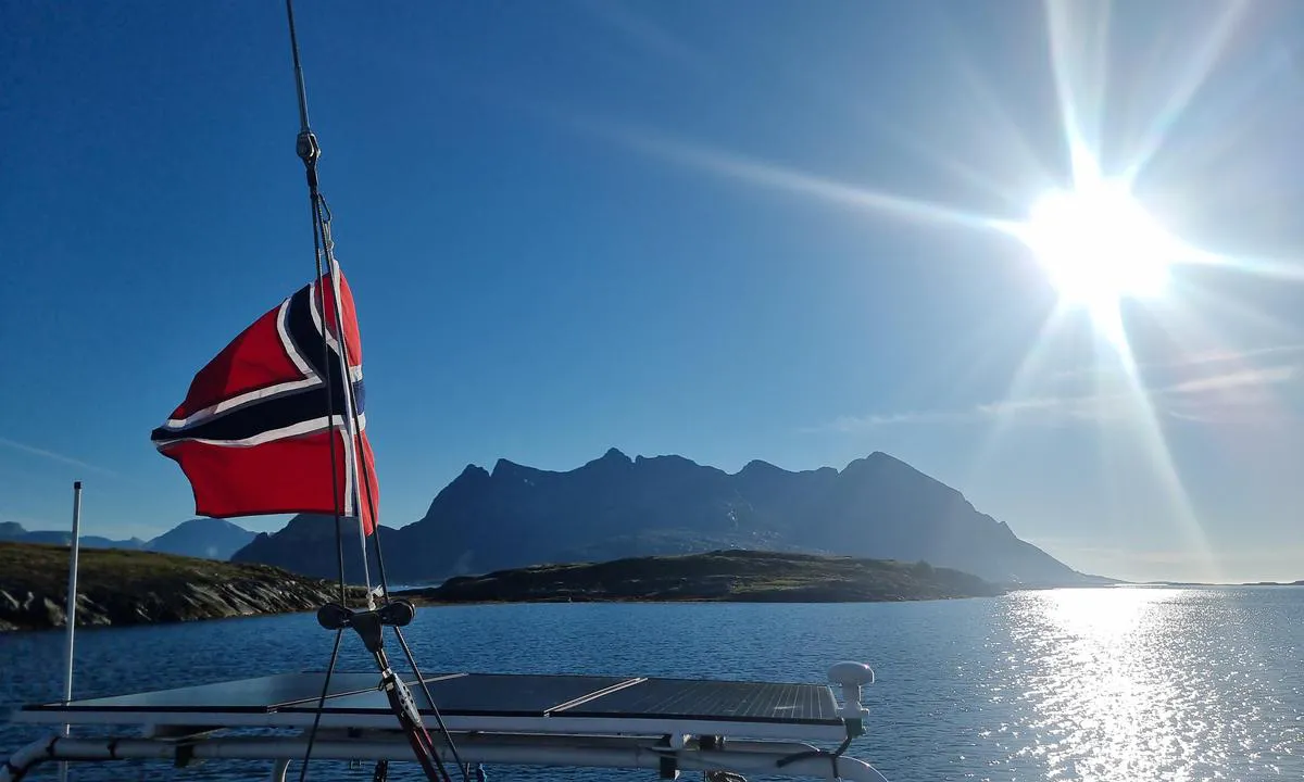 Selvågen: {"base": "no", "no": "Mot Fugl\u00f8ya i str\u00e5lende september v\u00e6r.", "se": "Mot Fugl\u00f8ya i str\u00e5lande septemberv\u00e4der.", "en": "Towards Fugl\u00f8ya in brilliant September weather.", "da": "Mod Fugl\u00f8ya i str\u00e5lende september vejr.", "fr": "Vers Fugl\u00f8ya par un temps splendide en septembre.", "de": "Nach Fugl\u00f8ya bei strahlendem Septemberwetter.", "es": "Hacia Fugl\u00f8ya en un clima espl\u00e9ndido de septiembre.", "it": "Verso Fugl\u00f8ya con un tempo splendido di settembre.", "pt": "Em dire\u00e7\u00e3o a Fugl\u00f8ya em um espl\u00eandido tempo de setembro.", "nl": "Naar Fugl\u00f8ya in prachtige septemberweer.", "pl": "W kierunku Fugl\u00f8ya w promiennym wrze\u015bniowym s\u0142o\u0144cu.", "uk": "\u0414\u043e \u0424\u0443\u0433\u043b\u044c\u043e\u0439\u0457 \u0432 \u0431\u043b\u0438\u0441\u043a\u0443\u0447\u0443 \u0432\u0435\u0440\u0435\u0441\u043d\u0435\u0432\u0443 \u043f\u043e\u0433\u043e\u0434\u0443.", "ro": "C\u0103tre Fugl\u00f8ya pe vreme minunat\u0103 de septembrie.", "tr": "Parlak bir eyl\u00fcl havas\u0131nda Fugl\u00f8ya'ya do\u011fru.", "el": "\u03a0\u03c1\u03bf\u03c2 \u03c4\u03bf \u03a6\u03bf\u03cd\u03b3\u03bb\u03bf\u03b9\u03b1 \u03bc\u03b5 \u03bb\u03b1\u03bc\u03c0\u03c1\u03cc \u03ba\u03b1\u03b9\u03c1\u03cc \u03a3\u03b5\u03c0\u03c4\u03b5\u03bc\u03b2\u03c1\u03af\u03bf\u03c5.", "cs": "K Fugl\u00f8yi v z\u00e1\u0159\u00edc\u00edm z\u00e1\u0159ijov\u00e9m po\u010das\u00ed.", "hu": "Fugl\u00f8ya fel\u00e9 ragyog\u00f3 szeptemberi id\u0151ben.", "fi": "Kohti Fugl\u00f8yaa loistavassa syyskuun s\u00e4\u00e4ss\u00e4.", "bg": "\u041a\u044a\u043c \u0424\u0443\u0433\u043b\u044c\u043e\u044f \u0432 \u043f\u0440\u0435\u043a\u0440\u0430\u0441\u043d\u043e \u0441\u0435\u043f\u0442\u0435\u043c\u0432\u0440\u0438\u0439\u0441\u043a\u043e \u0432\u0440\u0435\u043c\u0435.", "sr": "Ka Fugl\u00f8yi po sjajnom septembarskom vremenu.", "et": "Suund Fugl\u00f8ya poole s\u00e4ravas septembrikuu ilmas.", "lv": "Ar skatu uz Fugloju spo\u017eos septembra laika apst\u0101k\u013cos.", "lt": "Mot Fugl\u00f8ya puikiu rugs\u0117jo oru."}