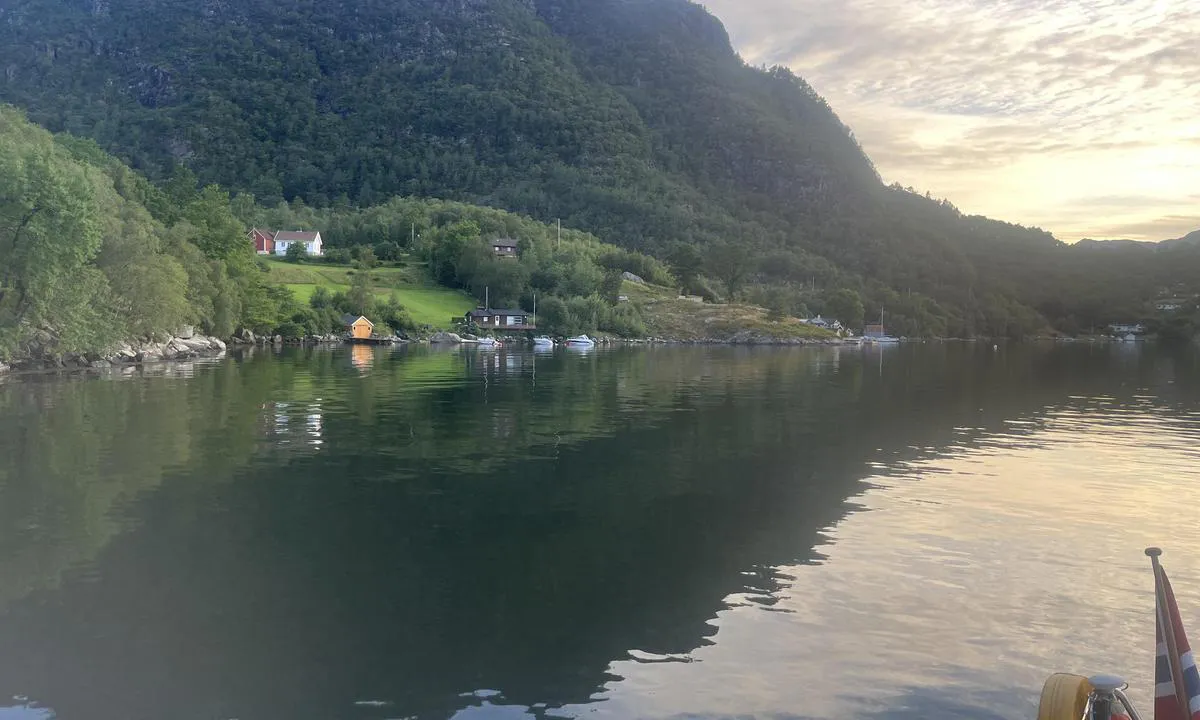 Selvikvåg: {"base": "no", "no": "Flott vil med noen hytter og eldre hus", "se": "Flott by med n\u00e5gra stugor och \u00e4ldre hus", "en": "Beautiful area with some cabins and older houses", "da": "Flot vil med nogle hytter og \u00e6ldre huse"}