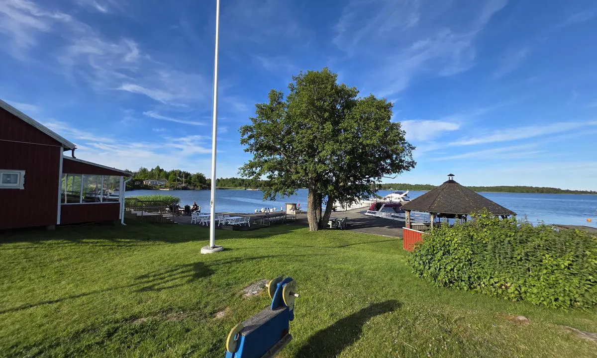 Sikhalls Gästhamn: {"base": "no", "no": "Stor uteplass med grillhus til h\u00f8yre, bryggen i midten og klubbhuset til venstre.", "se": "Stor uteplats med grillhus till h\u00f6ger, bryggan i mitten och klubbhuset till v\u00e4nster.", "en": "Large outdoor area with a grill house to the right, the pier in the middle and the clubhouse to the left.", "da": "Stor udend\u00f8rs plads med grillhus til h\u00f8jre, broen i midten og klubhuset til venstre.", "fr": "Grand espace ext\u00e9rieur avec abri barbecue \u00e0 droite, le quai au centre et le club-house \u00e0 gauche.", "de": "Gro\u00dfer Au\u00dfenbereich mit Grillhaus rechts, Steg in der Mitte und Clubhaus links.", "es": "Amplio espacio exterior con casa de parrilla a la derecha, el muelle en el centro y la casa del club a la izquierda.", "it": "Ampio spazio esterno con casa per barbecue a destra, il molo al centro e la casa del club a sinistra.", "pt": "Grande espa\u00e7o ao ar livre com casa de churrasco \u00e0 direita, o cais no meio e a casa do clube \u00e0 esquerda.", "nl": "Groot buitenterras met grillhuis aan de rechterkant, de steiger in het midden en het clubhuis aan de linkerkant.", "pl": "Du\u017cy taras z domkiem grillowym po prawej stronie, nabrze\u017cem po\u015brodku i klubem po lewej stronie.", "uk": "\u0412\u0435\u043b\u0438\u043a\u0438\u0439 \u0432\u0456\u0434\u043a\u0440\u0438\u0442\u0438\u0439 \u043c\u0430\u0439\u0434\u0430\u043d\u0447\u0438\u043a \u0437 \u0431\u0430\u0440\u0431\u0435\u043a\u044e \u0437 \u043f\u0440\u0430\u0432\u043e\u0433\u043e \u0431\u043e\u043a\u0443, \u043f\u0440\u0438\u0447\u0430\u043b \u043f\u043e\u0441\u0435\u0440\u0435\u0434\u0438\u043d\u0456 \u0442\u0430 \u043a\u043b\u0443\u0431\u043d\u0438\u0439 \u0431\u0443\u0434\u0438\u043d\u043e\u043a \u0437\u043b\u0456\u0432\u0430.", "ro": "Zona mare \u00een aer liber cu foi\u0219or pentru gr\u0103tar la dreapta, pontonul \u00een mijloc \u0219i casa clubului la st\u00e2nga.", "tr": "Sa\u011fda barbek\u00fc alan\u0131, ortada iskele ve solda kul\u00fcp binas\u0131 ile b\u00fcy\u00fck bir a\u00e7\u0131k alan.", "el": "\u039c\u03b5\u03b3\u03ac\u03bb\u03bf\u03c2 \u03c5\u03c0\u03b1\u03af\u03b8\u03c1\u03b9\u03bf\u03c2 \u03c7\u03ce\u03c1\u03bf\u03c2 \u03bc\u03b5 \u03ba\u03b9\u03cc\u03c3\u03ba\u03b9 \u03bc\u03b5 \u03c8\u03b7\u03c3\u03c4\u03b1\u03c1\u03b9\u03ac \u03c3\u03c4\u03b1 \u03b4\u03b5\u03be\u03b9\u03ac, \u03c4\u03bf \u03bb\u03b9\u03bc\u03ac\u03bd\u03b9 \u03c3\u03c4\u03b7 \u03bc\u03ad\u03c3\u03b7 \u03ba\u03b1\u03b9 \u03c4\u03bf \u03ba\u03bb\u03b1\u03bc\u03c0 \u03c3\u03c4\u03b1 \u03b1\u03c1\u03b9\u03c3\u03c4\u03b5\u03c1\u03ac.", "cs": "Velk\u00fd venkovn\u00ed prostor s grilovac\u00edm domem vpravo, s molem uprost\u0159ed a klubovnou vlevo.", "hu": "Nagy k\u00fclt\u00e9ri hely grillez\u0151h\u00e1zzal jobbra, m\u00f3l\u00f3val k\u00f6z\u00e9pen \u00e9s klubh\u00e1zzal balra.", "fi": "Suuri ulkoalue grillikatoksen kanssa oikealla, laituri keskell\u00e4 ja klubitalo vasemmalla.", "bg": "\u0413\u043e\u043b\u044f\u043c\u043e \u0432\u044a\u043d\u0448\u043d\u043e \u043f\u0440\u043e\u0441\u0442\u0440\u0430\u043d\u0441\u0442\u0432\u043e \u0441 \u0431\u0430\u0440\u0431\u0435\u043a\u044e \u0437\u043e\u043d\u0430 \u0432\u0434\u044f\u0441\u043d\u043e, \u043f\u0440\u0438\u0441\u0442\u0430\u043d \u0432 \u0441\u0440\u0435\u0434\u0430\u0442\u0430 \u0438 \u043a\u043b\u0443\u0431\u043d\u0430 \u043a\u044a\u0449\u0430 \u0432\u043b\u044f\u0432\u043e.", "sr": "Veliko dvori\u0161te sa ro\u0161tilj ku\u0107icom desno, pristani\u0161tem u sredini i klubskom ku\u0107om levo.", "et": "Suur v\u00e4liplats grillimajaga paremal, kai keskel ja klubihoone vasakul.", "lv": "Liela \u0101ra zona ar grila m\u0101ju pa labi, piest\u0101tne vid\u016b un kluba m\u0101ja pa kreisi.", "lt": "Didel\u0117 atvira erdv\u0117 su grilio nameliu de\u0161in\u0117je, prieplauka viduryje ir klub\u0173 namelis kair\u0117je."}