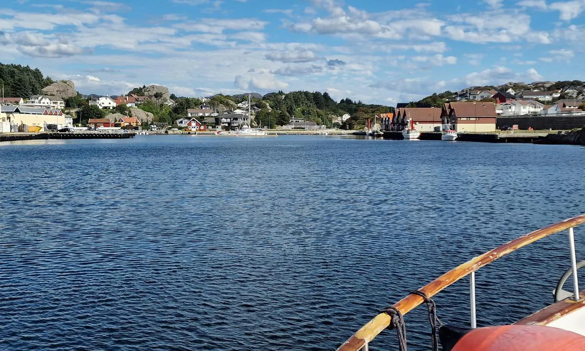 Sirevåg: Gjestebrygge midt i bildet