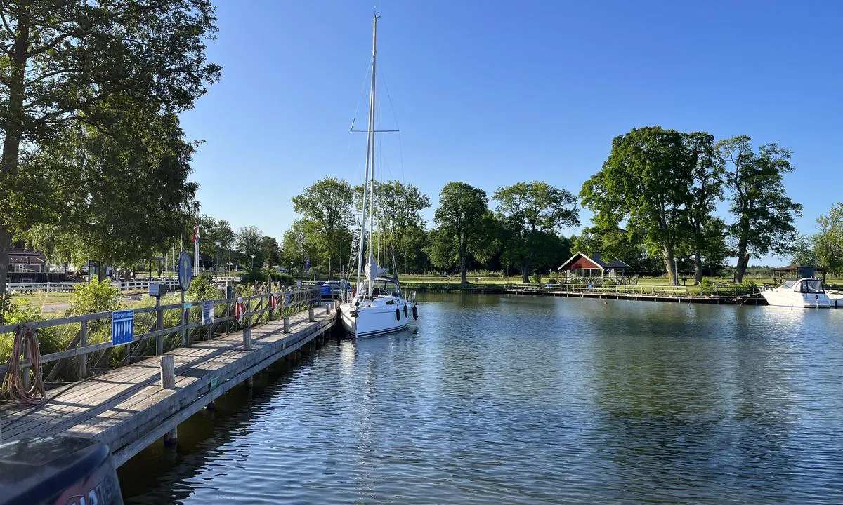 Romslig havn i Sjötorp! Flere fine spisesteder.