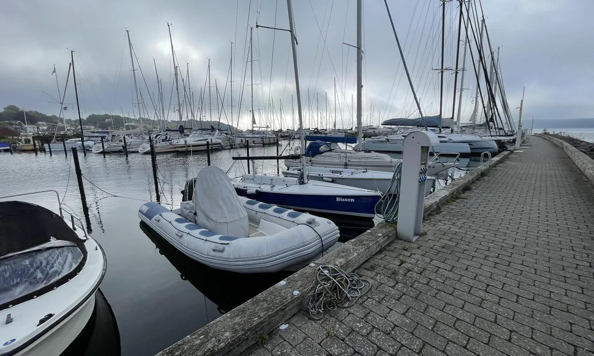 Skærbæk Lystbådehavn: {"base": "en", "no": "Ytre brygge med gjesteplass", "se": "Yttre pir med g\u00e4stbrygga", "en": "Outer Pier with guests berth", "da": "Ydre Mole med g\u00e6steplads", "fr": "Jet\u00e9e ext\u00e9rieure avec poste d\u2019amarrage pour invit\u00e9s", "de": "Au\u00dfenpier mit G\u00e4steliegeplatz", "es": "Muelle Exterior con amarre para invitados", "it": "Molo Esterno con ormeggio per ospiti", "pt": "P\u00eder Externo com ancoradouro para convidados", "nl": "Buitensteiger met gastenligplaats", "pl": "Zewn\u0119trzne Molo z nabrze\u017cem dla go\u015bci", "uk": "\u0417\u043e\u0432\u043d\u0456\u0448\u043d\u0456\u0439 \u043f\u0456\u0440\u0441 \u0437 \u043f\u0440\u0438\u0447\u0430\u043b\u043e\u043c \u0434\u043b\u044f \u0433\u043e\u0441\u0442\u0435\u0439", "ro": "Digul exterior cu cheiul pentru oaspe\u021bi", "tr": "D\u0131\u015f \u0130skelesi ile misafir ba\u011flama yeri", "el": "\u0395\u03be\u03c9\u03c4\u03b5\u03c1\u03b9\u03ba\u03ae \u03a0\u03c1\u03bf\u03b2\u03bb\u03ae\u03c4\u03b1 \u03bc\u03b5 \u03b8\u03ad\u03c3\u03b5\u03b9\u03c2 \u03b3\u03b9\u03b1 \u03b5\u03c0\u03b9\u03c3\u03ba\u03ad\u03c0\u03c4\u03b5\u03c2", "cs": "Vn\u011bj\u0161\u00ed molo s kotvi\u0161t\u011bm pro hosty", "hu": "K\u00fcls\u0151 m\u00f3l\u00f3 vend\u00e9g kik\u00f6t\u0151hellyel", "fi": "Ulkosatamalaituri vieraspaikkoineen", "bg": "\u0412\u044a\u043d\u0448\u0435\u043d \u043a\u0435\u0439 \u0441 \u043f\u0440\u0438\u0441\u0442\u0430\u043d \u0437\u0430 \u0433\u043e\u0441\u0442\u0438", "sr": "Spoljni mol sa privezima za goste", "et": "V\u00e4lispier k\u00fclaliskohtadega", "lv": "\u0100r\u0113jais mols ar viesu piest\u0101tni", "lt": "I\u0161orinis molas su sve\u010di\u0173 vieta"}