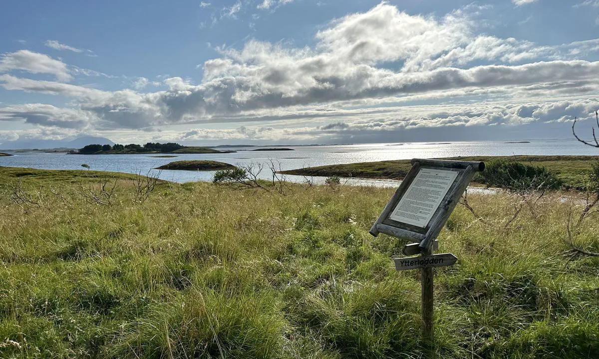 Skålvær: Vega i bakgrunnen, kjærlighetsstien.