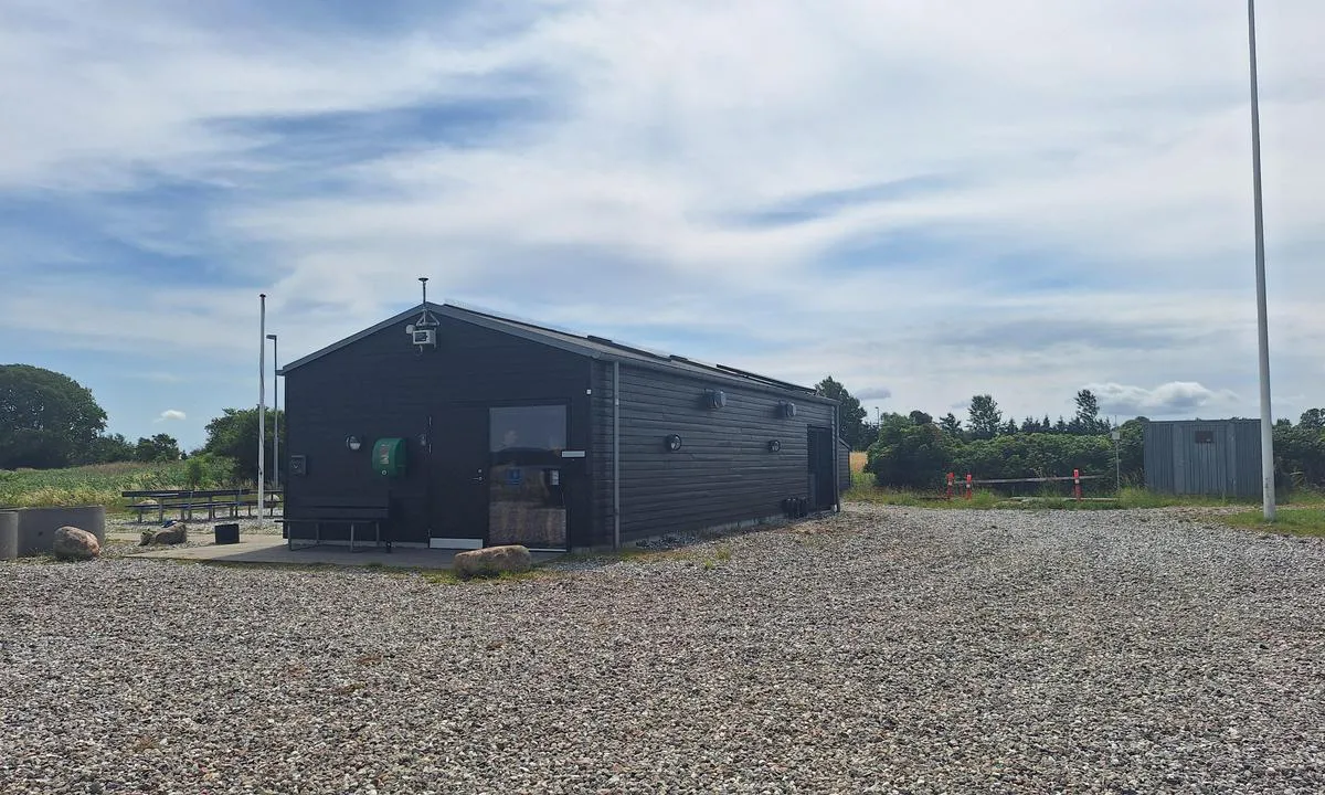 Skarø Havn: {"base": "de", "no": "Fasilitetssenter", "se": "Facilitetscenter", "en": "Facility Center", "da": "Facilitetscenter", "fr": "Centre d'\u00e9quipement", "de": "Facilitycenter", "es": "Centro de instalaciones", "it": "Centro servizi", "pt": "Centro de Facilidades", "nl": "Faciliteitencentrum", "pl": "Centrum us\u0142ug", "uk": "\u0426\u0435\u043d\u0442\u0440 \u043e\u0431\u0441\u043b\u0443\u0433\u043e\u0432\u0443\u0432\u0430\u043d\u043d\u044f", "ro": "Centru de facilit\u0103\u021bi", "tr": "Tesis merkezi", "el": "\u039a\u03ad\u03bd\u03c4\u03c1\u03bf \u03b5\u03b3\u03ba\u03b1\u03c4\u03b1\u03c3\u03c4\u03ac\u03c3\u03b5\u03c9\u03bd", "cs": "Centrum za\u0159\u00edzen\u00ed", "hu": "Szolg\u00e1ltat\u00f3k\u00f6zpont", "fi": "Tilakeskus", "bg": "\u0426\u0435\u043d\u0442\u044a\u0440 \u0437\u0430 \u0441\u044a\u043e\u0440\u044a\u0436\u0435\u043d\u0438\u044f", "sr": "\u0426\u0435\u043d\u0442\u0430\u0440 \u0437\u0430 \u0443\u0441\u043b\u0443\u0433\u0435", "et": "Teeninduskeskus", "lv": "Servisa centrs", "lt": "Infrastrukt\u016bros centras"}