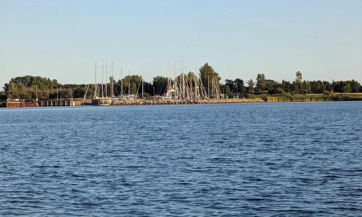 Skarø Havn: {"base": "da", "no": "Tatt ute fra revet, hvor vi ligger for anker ved en b\u00f8ye", "se": "Taket ute fr\u00e5n revet, d\u00e4r vi ligger f\u00f6r svaj vid en turboj", "en": "Taken out from the reef, where we are anchored and swaying on a mooring buoy", "da": "Taget ude fra revet, hvor vi ligger for svaj ved en turb\u00f8je", "fr": "Pris du r\u00e9cif, o\u00f9 nous sommes au mouillage \u00e0 une bou\u00e9e de balisage", "de": "Aufgenommen vom Riff, wo wir an einer Mooringboje vor Anker liegen", "es": "Tomado desde el arrecife, donde estamos fondeados junto a una boya de turismo", "it": "Preso dal reef, dove siamo ancorati a una boa per escursioni", "pt": "Tirada do recife, onde estamos ancorados em uma boia de recreio", "nl": "Gevangen vanaf het rif, waar we voor anker liggen bij een boei", "pl": "Widok z rafy, gdzie kotwiczymy przy boi turystycznej", "uk": "<p>\u0417\u043d\u044f\u0442\u043e \u0437 \u0440\u0438\u0444\u0443, \u0434\u0435 \u043c\u0438 \u0441\u0442\u043e\u0457\u043c\u043e \u043d\u0430 \u044f\u043a\u043e\u0440\u0456 \u0431\u0456\u043b\u044f \u0442\u0443\u0440\u0438\u0441\u0442\u0438\u0447\u043d\u043e\u0433\u043e \u0431\u0443\u044f</p>", "ro": "Luate de pe recif, unde st\u0103m la ancor\u0103 la o geamandur\u0103 de tur\u0103", "tr": "Resifin ortas\u0131ndan al\u0131narak, bir tur \u015famand\u0131ras\u0131na ba\u011fl\u0131 durumda bulunuyoruz.", "el": "\u039b\u03b7\u03c6\u03b8\u03b5\u03af\u03c3\u03b1 \u03b1\u03c0\u03cc \u03c4\u03bf\u03bd \u03cd\u03c6\u03b1\u03bb\u03bf, \u03cc\u03c0\u03bf\u03c5 \u03b5\u03af\u03bc\u03b1\u03c3\u03c4\u03b5 \u03b1\u03b3\u03ba\u03c5\u03c1\u03bf\u03b2\u03bf\u03bb\u03b7\u03bc\u03ad\u03bd\u03bf\u03b9 \u03c3\u03b5 \u03bc\u03b9\u03b1 \u03c0\u03bb\u03c9\u03c4\u03ae \u03c3\u03b7\u03bc\u03b1\u03b4\u03bf\u03cd\u03c1\u03b1", "cs": "Po\u0159\u00eddili jsme z \u00fatesu, kde kotv\u00edme u v\u00fdkyvn\u00e9 b\u00f3je", "hu": "Kivitorony innenr\u0151l korl\u00e1tr\u00f3l n\u00e9zve, ahol a t\u00farab\u00f3j\u00e1n\u00e1l ringat\u00f3zunk.", "fi": "Otettu ulkoa riutalta, miss\u00e4 olemme ankkurissa poijun vieress\u00e4", "bg": "\u0421\u043d\u0438\u043c\u043a\u0430 \u043e\u0442 \u0440\u0438\u0444\u0430, \u043a\u044a\u0434\u0435\u0442\u043e \u0441\u043c\u0435 \u043f\u043e\u0434\u044a\u0432\u0440\u0435\u043c\u0435 \u043d\u0430 \u0442\u0443\u0440\u0431\u043e\u044f", "sr": "Snimljeno sa grebena, gde le\u017eimo na sidru kod bove za rekreativnu plovidbu", "et": "V\u00e4lja v\u00f5etud riffilt, kus oleme ankrus tuuripoil", "lv": "Uz\u0146emts no rifa, kur m\u0113s esam nost\u0101ju\u0161ies drift\u0101 pie t\u016bristu bojas", "lt": "I\u0161 uosto paimta, kur mes pl\u016bduriuojame prie navigacinio pl\u016bduro"}