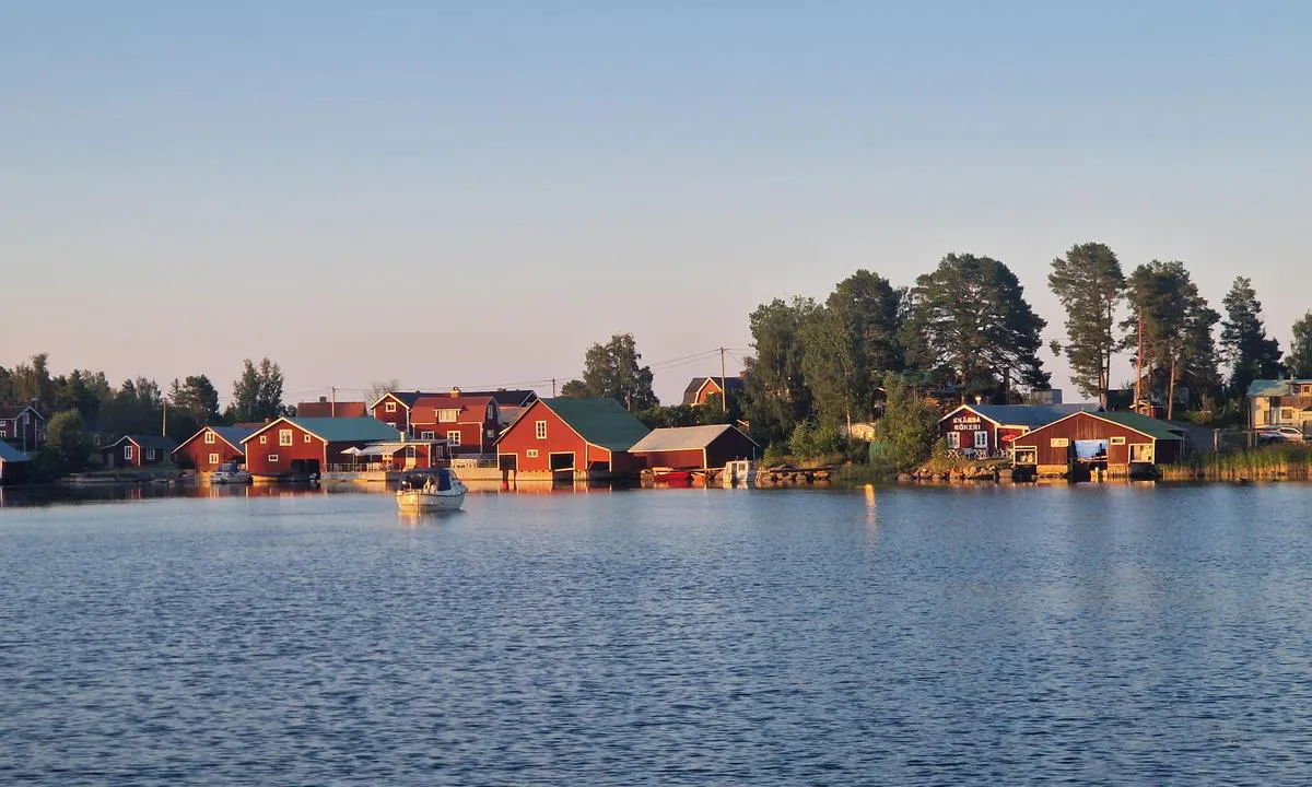 Skärså: {"base": "en", "no": "Hvis du vil ankere, er det mulig, men sjekk dybden og hvor du g\u00e5r. Det anbefales et detaljert lokalt sj\u00f8kart.", "se": "Om du vill ankra \u00e4r det m\u00f6jligt men kontrollera ditt djupg\u00e5ende och vart du g\u00e5r. Det \u00e4r tillr\u00e5dligt med en detaljerad lokal karta.", "en": "If you want to anchor. it's possible but check your draft and where you go.\r\nDetailed local chart is advisable.", "da": "Hvis du vil ankre, er det muligt, men tjek din dybgang og hvor du g\u00e5r hen. Detaljeret lokal kort anbefales.", "fr": "Si vous voulez mouiller l'ancre, c'est possible mais v\u00e9rifiez votre tirant d'eau et l'endroit o\u00f9 vous allez.<br>Il est conseill\u00e9 de consulter une carte locale d\u00e9taill\u00e9e.", "de": "Wenn Sie ankern m\u00f6chten, ist es m\u00f6glich, aber \u00fcberpr\u00fcfen Sie Ihren Tiefgang und wohin Sie fahren.<br> Ein detaillierter lokaler Plan ist ratsam.", "es": "Si quieres anclar, es posible, pero verifica tu calado y ad\u00f3nde vas. Se recomienda una carta n\u00e1utica local detallada.", "it": "Se vuoi ancorare, \u00e8 possibile, ma controlla il pescaggio e dove vai. Una carta locale dettagliata \u00e8 consigliabile.", "pt": "Se voc\u00ea quiser ancorar, \u00e9 poss\u00edvel, mas verifique seu calado e onde voc\u00ea vai. Um gr\u00e1fico local detalhado \u00e9 aconselh\u00e1vel.", "nl": "Als je wilt ankeren, is het mogelijk maar controleer je diepgang en waar je heen gaat.\nGedetailleerde lokale kaart is aan te bevelen.", "pl": "Je\u015bli chcesz zakotwiczy\u0107, jest to mo\u017cliwe, ale sprawd\u017a sw\u00f3j zanurzenie i miejsce, do kt\u00f3rego si\u0119 udajesz.<br>Szczeg\u00f3\u0142owa lokalna mapa jest zalecana.", "uk": "\u042f\u043a\u0449\u043e \u0432\u0438 \u0445\u043e\u0447\u0435\u0442\u0435 \u0441\u0442\u0430\u0442\u0438 \u043d\u0430 \u044f\u043a\u0456\u0440, \u0446\u0435 \u043c\u043e\u0436\u043b\u0438\u0432\u043e, \u0430\u043b\u0435 \u043f\u0435\u0440\u0435\u0432\u0456\u0440\u0442\u0435 \u0432\u0430\u0448\u0443 \u043e\u0441\u0430\u0434\u043a\u0443 \u0442\u0430 \u043c\u0456\u0441\u0446\u0435 \u0441\u0442\u043e\u044f\u043d\u043a\u0438.<br> \u0420\u0435\u043a\u043e\u043c\u0435\u043d\u0434\u043e\u0432\u0430\u043d\u043e \u0432\u0438\u043a\u043e\u0440\u0438\u0441\u0442\u043e\u0432\u0443\u0432\u0430\u0442\u0438 \u0434\u0435\u0442\u0430\u043b\u044c\u043d\u0443 \u043c\u0456\u0441\u0446\u0435\u0432\u0443 \u043a\u0430\u0440\u0442\u0443.", "ro": "Dac\u0103 dori\u021bi s\u0103 ancora\u021bi, este posibil, dar verifica\u021bi pescajul \u0219i locul unde merge\u021bi. Este recomandabil s\u0103 folosi\u021bi o hart\u0103 local\u0103 detaliat\u0103.", "tr": "Demirlemek isterseniz, m\u00fcmk\u00fcnd\u00fcr, ancak su \u00e7ekiminizi ve nereye gitti\u011finizi kontrol edin. Ayr\u0131nt\u0131l\u0131 yerel harita tavsiye edilir.", "el": "\u0391\u03bd \u03b8\u03ad\u03bb\u03b5\u03c4\u03b5 \u03bd\u03b1 \u03b1\u03b3\u03ba\u03c5\u03c1\u03bf\u03b2\u03bf\u03bb\u03ae\u03c3\u03b5\u03c4\u03b5, \u03b5\u03af\u03bd\u03b1\u03b9 \u03b4\u03c5\u03bd\u03b1\u03c4\u03cc, \u03b1\u03bb\u03bb\u03ac \u03b5\u03bb\u03ad\u03b3\u03be\u03c4\u03b5 \u03c4\u03bf \u03b2\u03cd\u03b8\u03b9\u03c3\u03bc\u03ac \u03c3\u03b1\u03c2 \u03ba\u03b1\u03b9 \u03c0\u03bf\u03cd \u03c0\u03b7\u03b3\u03b1\u03af\u03bd\u03b5\u03c4\u03b5.<br>\u0395\u03af\u03bd\u03b1\u03b9 \u03c3\u03ba\u03cc\u03c0\u03b9\u03bc\u03bf \u03bd\u03b1 \u03c7\u03c1\u03b7\u03c3\u03b9\u03bc\u03bf\u03c0\u03bf\u03b9\u03ae\u03c3\u03b5\u03c4\u03b5 \u03bb\u03b5\u03c0\u03c4\u03bf\u03bc\u03b5\u03c1\u03ae \u03c4\u03bf\u03c0\u03b9\u03ba\u03cc \u03c7\u03ac\u03c1\u03c4\u03b7.", "cs": "Pokud chcete kotvit, je to mo\u017en\u00e9, ale zkontrolujte sv\u016fj ponor a kam jedete.<br />Podrobn\u00e1 m\u00edstn\u00ed mapa je doporu\u010den\u00e1.", "hu": "Ha horgonyozni szeretne, lehets\u00e9ges, de ellen\u0151rizze a mer\u00fcl\u00e9st \u00e9s figyelje, hova megy. R\u00e9szletes helyi t\u00e9rk\u00e9p aj\u00e1nlott.", "fi": "Jos haluat ankkuroida, se on mahdollista, mutta tarkista syv\u00e4yksesi ja minne menet. Yksityiskohtainen paikallinen kartta on suositeltava.", "bg": "\u0410\u043a\u043e \u0438\u0441\u043a\u0430\u0442\u0435 \u0434\u0430 \u0445\u0432\u044a\u0440\u043b\u0438\u0442\u0435 \u043a\u043e\u0442\u0432\u0430, \u0432\u044a\u0437\u043c\u043e\u0436\u043d\u043e \u0435, \u043d\u043e \u043f\u0440\u043e\u0432\u0435\u0440\u0435\u0442\u0435 \u0433\u0430\u0437\u0435\u043d\u0435\u0442\u043e \u0441\u0438 \u0438 \u043a\u044a\u0434\u0435 \u043e\u0442\u0438\u0432\u0430\u0442\u0435. \u041f\u0440\u0435\u043f\u043e\u0440\u044a\u0447\u0432\u0430 \u0441\u0435 \u043f\u043e\u0434\u0440\u043e\u0431\u043d\u0430 \u043c\u0435\u0441\u0442\u043d\u0430 \u043a\u0430\u0440\u0442\u0430.", "sr": "\u0410\u043a\u043e \u0436\u0435\u043b\u0438\u0442\u0435 \u0434\u0430 \u0441\u0435 \u0443\u0441\u0438\u0434\u0440\u0438\u0442\u0435, \u043c\u043e\u0433\u0443\u045b\u0435 \u0458\u0435, \u0430\u043b\u0438 \u043f\u0440\u043e\u0432\u0435\u0440\u0438\u0442\u0435 \u0441\u0432\u043e\u0458 \u0433\u0430\u0437 \u0438 \u043c\u0435\u0441\u0442\u043e \u0433\u0434\u0435 \u0438\u0434\u0435\u0442\u0435. \u041f\u0440\u0435\u043f\u043e\u0440\u0443\u0447\u0443\u0458\u0435 \u0441\u0435 \u0434\u0435\u0442\u0430\u0459\u043d\u0430 \u043b\u043e\u043a\u0430\u043b\u043d\u0430 \u043a\u0430\u0440\u0442\u0430.", "et": "Kui soovite ankrusse heita, on see v\u00f5imalik, kuid kontrollige oma s\u00fcvist ja kuhu l\u00e4hete. Soovitatav on kasutada \u00fcksikasjalikku kohalikku kaarti.", "lv": "Ja v\u0113laties mest enkur\u0101, tas ir iesp\u0113jams, bet p\u0101rbaudiet savu iegrimi un vietu, kur\u0101 dodaties. Ieteicams izmantot detaliz\u0113tu viet\u0113jo karti.", "lt": "Jei norite pri\u0161vartuoti inkar\u0105, tai \u012fmanoma, ta\u010diau patikrinkite savo grimzl\u0119 ir kur plaukiate.<br>Detali vietos schema yra rekomenduojama."}