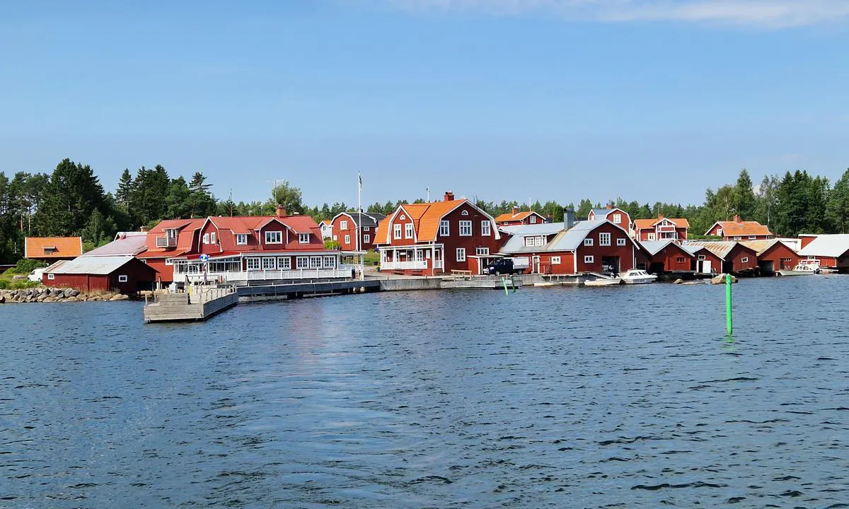 Skärså: {"base": "en", "no": "Du fort\u00f8yer langs en trepontong. Utenfor leden faller dybden raskt til 1m. V\u00e6r oppmerksom n\u00e5r du snur.", "se": "Du f\u00f6rt\u00f6jer l\u00e5ngsides vid en tr\u00e4ponton. Utanf\u00f6r farleden faller djupet snabbt till 1m. Var uppm\u00e4rksam n\u00e4r du g\u00f6r din U-sv\u00e4ng.", "en": "You moor along side on a wooden pontoon.\r\nOutside of the fairway depth falls quickly to 1m. Pay attention when making your U turn.", "da": "Du fort\u00f8jer langs siden af en tr\u00e6ponton.<br>Uden for sejlrenden falder dybden hurtigt til 1m. V\u00e6r opm\u00e6rksom, n\u00e5r du foretager din U-vending.", "fr": "Vous accostez le long d'un ponton en bois. En dehors du chenal, la profondeur tombe rapidement \u00e0 1m. Faites attention en effectuant votre demi-tour.", "de": "Sie machen an einem Holzpontoon fest. Au\u00dferhalb der Fahrrinne f\u00e4llt die Tiefe schnell auf 1m. Achten Sie beim Wenden darauf.", "es": "Amarras de costado en un pantal\u00e1n de madera. Fuera del canal, la profundidad disminuye r\u00e1pidamente a 1m. Presta atenci\u00f3n al hacer tu giro en U.", "it": "Si ormeggia lungo un pontile di legno. Al di fuori del canale di navigazione, la profondit\u00e0 cala rapidamente a 1m. Prestare attenzione quando si fa inversione di marcia.", "pt": "Voc\u00ea atraca ao lado de um pont\u00e3o de madeira. Fora do canal de navega\u00e7\u00e3o, a profundidade cai rapidamente para 1m. Preste aten\u00e7\u00e3o ao fazer sua curva em U.", "nl": "U meert langszij aan op een houten ponton. Buiten de vaargeul neemt de diepte snel af tot 1m. Let goed op bij het maken van uw U-bocht.", "pl": "Cumujesz na drewnianym pomo\u015bcie.<br>Poza torem wodnym g\u0142\u0119boko\u015b\u0107 szybko spada do 1m. Uwa\u017caj podczas zawracania.", "uk": "\u0412\u0438 \u0448\u0432\u0430\u0440\u0442\u0443\u0454\u0442\u0435\u0441\u044c \u0434\u043e \u0434\u0435\u0440\u0435\u0432'\u044f\u043d\u043e\u0433\u043e \u043f\u043e\u043d\u0442\u043e\u043d\u0430. \u0417\u0430 \u043c\u0435\u0436\u0430\u043c\u0438 \u0444\u0430\u0440\u0432\u0430\u0442\u0435\u0440\u0443 \u0433\u043b\u0438\u0431\u0438\u043d\u0430 \u0448\u0432\u0438\u0434\u043a\u043e \u0437\u043c\u0435\u043d\u0448\u0443\u0454\u0442\u044c\u0441\u044f \u0434\u043e 1 \u043c. \u0411\u0443\u0434\u044c\u0442\u0435 \u0443\u0432\u0430\u0436\u043d\u0456, \u0437\u0434\u0456\u0439\u0441\u043d\u044e\u044e\u0447\u0438 \u0440\u043e\u0437\u0432\u043e\u0440\u043e\u0442.", "ro": "V\u0103 acosta\u021bi l\u00e2ng\u0103 un ponton de lemn. \u00cen afara drumului de naviga\u021bie, ad\u00e2ncimea scade rapid la 1m. Fi\u021bi aten\u021bi c\u00e2nd face\u021bi manevra de \u00eentoarcere.", "tr": "Ah\u015fap bir pontonun yan\u0131nda yana\u015f\u0131yorsunuz. <br>D\u0131\u015f yol boyunca derinlik h\u0131zla 1 metreye d\u00fc\u015fer. D\u00f6n\u00fc\u015f yaparken dikkat edin.", "el": "\u0394\u03ad\u03bd\u03b5\u03c4\u03b5 \u03c0\u03b1\u03c1\u03ac\u03bb\u03bb\u03b7\u03bb\u03b1 \u03c3\u03b5 \u03bc\u03b9\u03b1 \u03be\u03cd\u03bb\u03b9\u03bd\u03b7 \u03c0\u03bb\u03c9\u03c4\u03ae \u03b5\u03be\u03ad\u03b4\u03c1\u03b1. <br> \u0388\u03be\u03c9 \u03b1\u03c0\u03cc \u03c4\u03bf\u03bd \u03b4\u03af\u03b1\u03c5\u03bb\u03bf, \u03c4\u03bf \u03b2\u03ac\u03b8\u03bf\u03c2 \u03c0\u03ad\u03c6\u03c4\u03b5\u03b9 \u03b3\u03c1\u03ae\u03b3\u03bf\u03c1\u03b1 \u03c3\u03c4\u03bf 1\u03bc. \u0394\u03ce\u03c3\u03c4\u03b5 \u03c0\u03c1\u03bf\u03c3\u03bf\u03c7\u03ae \u03ba\u03b1\u03c4\u03ac \u03c4\u03b7\u03bd \u03b1\u03bd\u03b1\u03c3\u03c4\u03c1\u03bf\u03c6\u03ae \u03c3\u03b1\u03c2.", "cs": "P\u0159ist\u00e1v\u00e1te bokem k d\u0159ev\u011bn\u00e9mu pontonu. Mimo plavebn\u00ed dr\u00e1hu hloubka rychle kles\u00e1 na 1m. D\u00e1vejte pozor p\u0159i ot\u00e1\u010den\u00ed.", "hu": "Oldalr\u00f3l kik\u00f6t egy f\u00e1b\u00f3l k\u00e9sz\u00fclt m\u00f3l\u00f3n.\n\nA haj\u00f3z\u00f3\u00fat mellett a m\u00e9lys\u00e9g gyorsan cs\u00f6kken 1 m-re. \u00dcgyeljen, amikor fordul\u00f3t tesz.", "fi": "Kiinnity puiselle ponttonille kylkikiinnityksess\u00e4. V\u00e4yl\u00e4n ulkopuolella syvyys laskee nopeasti 1 metriin. Ole tarkkana k\u00e4\u00e4ntyess\u00e4si.", "bg": "\u041c\u043e\u0436\u0435\u0442\u0435 \u0434\u0430 \u0441\u0435 \u0448\u0432\u0430\u0440\u0442\u043e\u0432\u0430\u0442\u0435 \u043e\u0442\u0441\u0442\u0440\u0430\u043d\u0438 \u043d\u0430 \u0434\u044a\u0440\u0432\u0435\u043d \u043f\u043e\u043d\u0442\u043e\u043d. \u0418\u0437\u0432\u044a\u043d \u0444\u0430\u0440\u0432\u0430\u0442\u0435\u0440\u0430 \u0434\u044a\u043b\u0431\u043e\u0447\u0438\u043d\u0430\u0442\u0430 \u0431\u044a\u0440\u0437\u043e \u0441\u043f\u0430\u0434\u0430 \u0434\u043e 1 \u043c. \u0411\u044a\u0434\u0435\u0442\u0435 \u0432\u043d\u0438\u043c\u0430\u0442\u0435\u043b\u043d\u0438, \u043a\u043e\u0433\u0430\u0442\u043e \u043f\u0440\u0430\u0432\u0438\u0442\u0435 \u043c\u0430\u043d\u0435\u0432\u0440\u0430 \u0442\u0438\u043f U-\u043e\u0431\u0440\u0430\u0437\u0435\u043d \u043e\u0431\u0440\u0430\u0442.", "sr": "Vezuje\u0161 se bokom uz drveni ponton. Izvan plovnog puta dubina brzo pada na 1m. Obratite pa\u017enju prilikom okretanja u obliku slova U.", "et": "M\u00f6\u00f6ritse puitpontoniga k\u00fclje pealt.<br> V\u00e4ljaspool sisses\u00f5iduteed s\u00fcgavus langeb kiiresti 1 meetrini. P\u00f6\u00f6ra t\u00e4helepanu, kui teed tagasip\u00f6\u00f6ret.", "lv": "Piest\u0101jiet pie koka pontona.<br>\u0100rpus ku\u0123a ce\u013ca dzi\u013cums \u0101tri samazin\u0101s l\u012bdz 1m. Piev\u0113rsiet uzman\u012bbu, veicot apgriezienu.", "lt": "\u0160vartuojiesi prie medinio pontono.<br> Uosto farvateryje gylis greitai ma\u017e\u0117ja iki 1 m. B\u016bk atidus apsisukdamas."}